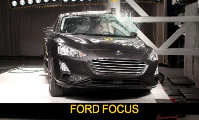 Το Νέο Ford Focus Απέσπασε 5 Αστέρια για την Ασφάλειά του • Το νέο Ford Focus βαθμολογήθηκε με 5 αστέρια από τον ανεξάρτητο οργανισμό δοκιμών Euro NCAP, σύμφωνα με τα αυστηρότερα, νέα πρωτόκολλα δοκιμών • Τεχνολογία που εντοπίζει δικυκλιστές, επιπλέον των πεζών και των οχημάτων, και φρενάρει για την αποφυγή συγκρούσεων, ανάμεσα στα πολυάριθμα χαρακτηριστικά που συνέβαλλαν στην πεντάστερη διάκριση • Το Focus απέσπασε μέγιστη βαθμολογία στις δοκιμές πλευρικής σύγκρουσης με μία προηγμένη δομή αμαξώματος και πολύ ανθεκτικά υλικά To Ford Focus αξιολογήθηκε με 5 αστέρια για την ασφάλειά του από τον ανεξάρτητο οργανισμό δοκιμών (crash tests) Euro NCAP – ένα από τα πρώτα οχήματα με τόσο υψηλό σκορ στο πλαίσιο των νέων, αυστηρότερων πρωτόκολλων δοκιμών του Euro NCAP. Το Focus διαθέτει προηγμένα χαρακτηριστικά σχεδιασμένα για να αποτρέπουν ή να μετριάζουν τις επιπτώσεις μιας σύγκρουσης, όπως το Pre-Collision Assist της Ford με Pedestrian & Cyclist Detection – που εκθειάστηκε από το Euro NCAP, Αυτό μπορεί να εντοπίζει άτομα πάνω ή δίπλα στο δρόμο, ή που ενδεχομένως διασχίζουν το δρόμο στην πορεία του αυτοκινήτου. Το σύστημα αυτόματα εφαρμόζει πίεση πέδησης εάν ανιχνεύσει πιθανότητα σύγκρουσης και ο οδηγός δεν αντιδράσει στις προειδοποιήσεις. Επίσης μπορεί να εντοπίζει δικυκλιστές, ενώ λειτουργεί και στο σκοτάδι χρησιμοποιώντας φως από τους προβολείς. Το Euro NCAP απένειμε υψηλή βαθμολογία στο Focus για την προστασία ενηλίκων επιβατών και παιδιών – στο οποίο συνέβαλε αφενός η αυξημένη κατά 40% ικανότητα διαχείρισης φορτίων σύγκρουσης της νέας αρχιτεκτονικής C2 της Ford, αφετέρου η δομή αμαξώματος που αποτελείται από 33% ατσάλια υπερυψηλής αντοχής και βορίου με διαμόρφωση μέσω πίεσης. Το Focus απέσπασε επίσης μέγιστη βαθμολογία σε δοκιμές που προσομοιώνουν πλευρικές συγκρούσεις μεταξύ οχημάτων. Τα πρώτα νέα Focus είναι ήδη καθ’ οδόν για τους πελάτες τους στην Ευρώπη. «Θυμηθείτε την εποχή που δώσατε εξετάσεις για δίπλωμα οδήγησης και πόσο συγκεντρωμένοι έπρεπε να είστε για λόγους ασφάλειας. Η οδήγηση παραμένει το ίδιο απαιτητική – απλά εμείς συνηθίζουμε στην πίεση. Τεχνολογίες όπως Pre-Collision Assist με Pedestrian και Cyclist Detection μειώνουν τις απαιτήσεις για τους οδηγούς, βοηθώντας τους να είναι συγκεντρωμένοι, λιγότερο στρεσαρισμένοι, αλλά και πιο σίγουροι στο τιμόνι» δήλωσε ο Helmut Reder, Ford global vehicle line director C-car. Πιο άνετο, λιγότερο απαιτητικό και πιο ασφαλές Το νέο Ford Focus διαθέτει τη μεγαλύτερη γκάμα προηγμένων τεχνολογιών υποστήριξης οδηγού από οποιοδήποτε μοντέλο Ford μέχρι σήμερα, με τη συμβολή τριών ραντάρ, δύο καμερών και 12 αισθητήρων υπερήχων. Από τις τεχνολογίες αυτές ξεχωρίζουν: • Adaptive Cruise Control που τώρα αναβαθμίζεται με Stop & Go, Speed Sign Recognition και Lane-Centring για πιο άνετη οδήγηση στην πυκνή κυκλοφορία, και υποστηρίζεται από τεχνολογίες Lane Keeping Aid και Intelligent Speed Limiter, που εκθειάστηκαν από το Euro NCAP • Adaptive Front Lighting System της Ford με νέο προληπτικό φωτισμό στροφών (Predictive curve light) βασισμένο σε κάμερα και φωτισμό ανάλογα με την οδική σήμανση (Sign-based light) που προσαρμόζει εκ των προτέρων τις δέσμες των προβολέων για βελτιωμένη ορατότητα, παρακολουθώντας τις στροφές στο δρόμο και – για πρώτη φορά στη βιομηχανία – την οδική σήμανση • Evasive Steering Assist, χρησιμοποιεί ραντάρ και μία κάμερα για την ανίχνευση αργά κινούμενων ή σταματημένων οχημάτων στην εμπρόσθια πορεία και υποστηρίζει τους ελιγμούς διεύθυνσης ώστε να μπορούν οι οδηγοί να αποφύγουν ένα όχημα σε περίπτωση επικείμενης σύγκρουσης • Wrong Way Alert, αρχικά θα διατίθεται για πελάτες σε Γερμανία, Αυστρία και Ελβετία. Χρησιμοποιεί κάμερα τοποθετημένη στο παρμπρίζ και πληροφορίες από το σύστημα πλοήγησης του αυτοκινήτου για να προειδοποιεί τους οδηγούς με οπτικά ή ηχητικά σήματα όταν παραβιαστούν οι δύο πινακίδες μονόδρομης εισόδου σε αυτοκινητόδρομο Εάν συμβεί κάποιο ατύχημα, η νέα τεχνολογία Post-Collision Braking βοηθά στη μείωση των επιπτώσεων μιας ενδεχόμενης δευτερεύουσας σύγκρουσης, εφαρμόζοντας αυτόματα μέτρια πίεση πέδησης, όταν ανιχνευτεί περιστατικό αρχικής σύγκρουσης. Η επιβράδυνση του οχήματος μπορεί να περιορίσει τους τραυματισμούς των επιβατών και τη ζημιά στο όχημα. Επιπλέον, η πρώτη οθόνη Head-up display της Ford που προσφέρεται στην Ευρώπη, βοηθά τους οδηγούς να έχουν την προσοχή τους στραμμένη στο δρόμο μπροστά, ενώ μία κάμερα οπισθοπορείας προφέρει ορατότητα 180 μοιρών πίσω από το όχημα για βελτιωμένη ορατότητα κατά την έξοδο με όπισθεν από χώρους στάθμευσης ή ιδιωτικούς δρόμους. Το Blind Spot Information System της Ford με Cross Traffic Alert προειδοποιεί τους οδηγούς που εξέρχονται με όπισθεν από ένα χώρο στάθμευσης για τη διέλευση οχημάτων πίσω τους, ενώ μπορεί για πρώτη φορά να χρησιμοποιήσει και πίεση πέδησης για την αποφυγή ή τη μείωση των επιπτώσεων μιας σύγκρουσης, εάν ο οδηγός δεν αντιδράσει στις προειδοποιήσεις. Το νέο Focus θα διατίθεται σε όλη την Ευρώπη σε πεντάθυρη έκδοση hatchback και wagon και προσφέρεται με μία ολοκληρωμένη γκάμα μοντέλων που περιλαμβάνει τα κομψά Focus Trend και Titanium, το σπορ Focus ST-Line, και το πολυτελές Focus Vignale. Το πρώτο Focus Active crossover θα διατίθεται αργότερα μέσα στη χρονιά.