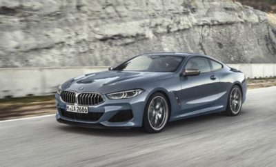 Η BMW παρουσιάζει το μοντέλο που επαναπροσδιορίζει την οδήγηση ενός σπορ αυτοκινήτου. Η νέα BMW Σειρά 8 Coupe συνδυάζει την ανυπέρβλητη εγκάρσια και διαμήκη επιτάχυνση με ισορροπία, αυτοπεποίθηση και πολυτέλεια σε ταξίδια μεγάλων αποστάσεων. Η νέα BMW Σειρά 8 Coupe ανοίγει ένα ακόμα κεφάλαιο στην επιτυχημένη ιστορία της μάρκας στα σπορ αυτοκίνητα και ηγείται του λανσαρίσματος μοντέλων του premium κατασκευαστή στην πολυτελή κατηγορία. Απαράμιλλος συνδυασμός εμπνευσμένου σπορτίφ στυλ και σύγχρονης πολυτέλειας, άνεση σε μακρινά ταξίδια και καινοτόμα λειτουργικότητα φιλική προς τον χρήστη, τεχνολογία υποστήριξης οδηγού και συνδεσιμότητας. Λανσάρισμα στην αγορά το Νοέμβριο του 2018 σε δύο εκδόσεις: BMW M850i xDrive Coupe M Performance με νέο V8 κινητήρα 390 kW/530 hp (κατανάλωση καυσίμου στο μικτό κύκλο: 10,5 – 10,0 l/100 km, εκπομπές CO2 στο μικτό κύκλο: 240 –228 g/km)* και BMW 840d xDrive Coupe με εξακύλινδρο εν σειρά diesel κινητήρα που αποδίδει 235 kW/320 hp (κατανάλωση καυσίμου στο μικτό κύκλο: 6,2 –5,9 l/100 km, εκπομπές CO2 στο μικτό κύκλο: 164 –154 g/km)*. Τη μετάδοση ισχύος και στις δύο περιπτώσεις αναλαμβάνει ένα εξελιγμένο οκτατάχυτο κιβώτιο Steptronic. Και οι δύο κινητήρες πληρούν το πρότυπο εκπομπών ρύπων EU6d-TEMP. Δομή αμαξώματος, τεχνολογία κίνησης και ανάρτηση στοχεύουν καθαρά στην επίτευξη των δυναμικών επιδόσεων που χαρακτηρίζουν ένα κορυφαίο σπορ αυτοκίνητο. Εξέλιξη παράλληλη με την BMW M8 και την αγωνιστική BMW M8 GTE. Χαμηλό κέντρο βάρους, ισορροπημένη κατανομή βάρους, ελαφριά δομή με χρήση αλουμινίου, μαγνησίου και πλαστικού ενισχυμένου με ανθρακονήματα (CFRP), αεροδυναμικά βελτιστοποιημένο και σχεδόν χωρίς άνωση αμάξωμα, ισχυροί κινητήρες, σπορ σύστημα εξαγωγής, πίσω μπλοκέ διαφορικό, εξαιρετικά άκαμπτο αμάξωμα και δομή ανάρτησης. Ανάρτηση Adaptive M, Integral Active Steering και ελαστικά διαφορετικών διαστάσεων εμπρός/πίσω, στάνταρ. Ενεργές αντιστρεπτικές δοκοί διατίθενται προαιρετικά για την BMW M850i xDrive Coupe. Έντονα δυναμικό στυλ με νέα απέριττη σχεδίαση, κομψές, ρέουσες γραμμές, χαμηλωμένο αμάξωμα, μακρύ καπό, έντονες κλίσεις στις κρυστάλλινες επιφάνειες, ισχυρή γραμμή ώμων, χαρακτηριστικές εγκάρσιες διπλές καμπύλες οροφής (“double-bubble”), μακρύ πίσω παρμπρίζ που φαρδαίνει προς το κάτω άκρο, αναλογίες σπορ αυτοκινήτου με εξωτερικό μήκος 4.843 mm, πλάτος 1.902 mm, ύψος 1.341 mm και μεταξόνιο 2.822 mm. Προαιρετικές επιλογές: οροφή M Carbon και πακέτο εξωτερικού M Carbon με γρίλιες αεραγωγών, καλύμματα εξωτερικών καθρεπτών, πίσω αεροτομή και πίσω διαχύτη από CFRP. Πιο λεπτοί προβολείς από οποιοδήποτε μοντέλο BMW μέχρι σήμερα. Προβολείς LED στάνταρ, Adaptive LED Headlights και BMW Laserlight με Selective Beam και εκτεταμένη εμβέλεια μεγάλης σκάλας έως 600 m διατίθενται προαιρετικά. Χαλαρωτικό και πολυτελές εσωτερικό περιβάλλον, γραμμές και επιφάνειες με διαμήκη προσανατολισμό κατευθύνουν το βλέμμα προς το δρόμο. Σαφής και οδηγοκεντρική διάταξη χειριστηρίων με έμφαση στην επίτευξη μιας σπορ και δυναμικής οδηγικής εμπειρίας. Υλικά υψηλών προδιαγραφών, προηγμένος φωτισμός εσωτερικού, διάκοσμος που ξεκινά από την κεντρική κονσόλα και εκτείνεται μέχρι το ταμπλό. Πλήρως δερμάτινη επένδυση στάνταρ για το ταμπλό και το πάνω τμήμα των θυρών. Επιλογές υψηλής ποιότητας για σύγχρονη πολυτέλεια: σύστημα τηλεφώνου με ασύρματη φόρτιση, BMW Display Key, Ηχοσύστημα Bowers & Wilkins Diamond Surround και χρήση κρυστάλλινων στοιχείων σε ορισμένα χειριστήρια. Χαμηλή θέση έδρας σε ανασχεδιασμένα σπορ καθίσματα, δερμάτινη ταπετσαρία Vernasca στάνταρ. Τα δύο πίσω καθίσματα έχουν επίσης χαμηλή έδρα, που κάνει τα προσκέφαλα περιττά. Αυτόματη λειτουργία πορτ-μπαγκάζ στάνταρ. Χωρητικότητα χώρου αποσκευών: 420 L. Διαιρούμενη 50 : 50 / αναδιπλούμενη πλάτη πίσω καθισμάτων για αυξημένο αποθηκευτικό χώρο. Πακέτο M Sport με ειδικά στιλιστικά στοιχεία και εξοπλισμό που πρόσθετα τονίζουν το δυναμικό χαρακτήρα του αυτοκινήτου: αεραγωγοί μεγάλων διαστάσεων, ζάντες αλουμινίου Μ 19-ιντσών, σύστημα φρένων M Sport, καθίσματα πολλαπλών λειτουργιών, δερμάτινο τιμόνι M, φωτιζόμενα μαρσπιέ με λογότυπο M. Το μοντέλο της BMW M Performance είναι εξοπλισμένο με ζάντες αλουμινίου Μ 20-ιντσών και ελαστικά υψηλών επιδόσεων, ειδικό σύστημα φρένων M Sport, αποκλειστικά εξωτερικά στοιχεία σε Cerium Grey, διακοσμητικές λωρίδες εσωτερικού από ανοξείδωτο ατσάλι και φωτιζόμενα μαρσπιέ με την ονομασία του μοντέλου. Με το λανσάρισμα θα διατίθενται επίσης το M Technic Sport Package και αποκλειστικά αξεσουάρ BMW Individual. Νέα γενιά V8 κινητήρα M Performance TwinPower Turbo συνδυάζει εθιστική ιπποδύναμη με χαρακτηριστικό ήχο οκτακύλινδρου. Κυβισμός 4.400 κ.εκ., νέοι υπερσυμπιεστές twin-scroll τοποθετούνται στον σχήματος V χώρο μεταξύ των συστοιχιών των κυλίνδρων, βελτιστοποιημένος ψεκασμός βενζίνης, VALVETRONIC και Double-VANOS, μέγιστη ισχύς αυξημένη κατά 50 kW/68 hp χωρίς αύξηση βάρους, μέγιστη ροπή 750 Nm διαθέσιμη μεταξύ 1.800 και 4.600 rpm. Σπορ σύστημα εξαγωγής με έλεγχο πεταλούδων. Σύστημα επεξεργασίας καυσαερίων με φίλτρο σωματιδίων βενζίνης. Εξακύλινδρος εν σειρά diesel με την τελευταία τεχνολογία BMW TwinPower Turbo που περιλαμβάνει υπερσυμπίεση πολλαπλών σταδίων και άμεσο ψεκασμό common-rail με πιεζοηλεκτρικά μπεκ και μέγιστη πίεση 2.500 bar. Βελτιστοποιημένες εκπομπές ρύπων χάρη στην ανακυκλοφορία καυσαερίων, Φίλτρο σωματιδίων Diesel, καταλύτης παγίδευσης οξειδίων του αζώτου (NOx) και καταλύτης SCR. Διακόπτης Ελέγχου Οδηγικής Εμπειρίας (Driving Experience Control) με ADAPTIVE mode. Αντιληπτή διαφοροποίηση σεταρίσματος μεταξύ COMFORT και ECO Pro modes αφενός και SPORT και SPORT+ modes αφετέρου. Η βέλτιστη διαχείριση συστημάτων κίνησης και ανάρτησης επιτρέπει καθαρή έμφαση στις δυναμικές επιδόσεις, και ευκολία χειρισμών στην πόλη και υψηλό επίπεδο άνεσης στις μεγάλες αποστάσεις. Ο στάνταρ εξοπλισμός περιλαμβάνει τη νέα φιλοσοφία απεικόνισης και ελέγχου BMW Operating System 7.0. BMW Live Cockpit Professional με πλήρως ψηφιακό πίνακα οργάνων και Control Display 10.25 ιντσών με εναρμονισμένα, σύγχρονα γραφικά. Η επίπεδη δομή μενού, στοχεύει στην πρακτικότητα των εντολών μέσω αφής για ταχεία πρόσβαση σε ρυθμίσεις και λειτουργίες. Εξατομικεύσιμη οθόνη προσαρμόζεται στην εκάστοτε κατάσταση και παρέχει στον οδηγό τις κατάλληλες πληροφορίες την κατάλληλη στιγμή. Αναβάθμιση οδηγικής εμπειρίας με εμφάνιση δεδομένων πλευρικής επιτάχυνσης στις στροφές. Διαισθητική λειτουργία χάρη στις πολλαπλές επιλογές ελέγχου (multimodal) μέσω οθόνης αφής, Controller, φωνητικού ελέγχου (voice control) και συστήματος αναγνώρισης χειρονομιών BMW. Η τελευταία γενιά BMW Head-Up Display έχει 16% μεγαλύτερη επιφάνεια προβολής, βελτιστοποιημένα 3D γραφικά και πρόσθετο περιεχόμενο απεικόνισης. Καινοτόμα συστήματα υποστήριξης οδηγού αυξάνουν την ασφάλεια και την άνεση. Περαιτέρω βήματα προς την αυτοματοποιημένη οδήγηση, με Driving Assistant Professional που περιλαμβάνει Active Cruise Control και λειτουργία Stop & Go, Steering & lane control assistant, Lane Change Warning & Lane Departure Warning, προστασία από πλευρική σύγκρουση, υποστήριξη ελιγμού αποφυγής εμποδίου, πληροφορίες απόστασης, Προειδοποίηση Διέλευσης κυκλοφορίας, Προειδοποίηση Προτεραιότητας και Προειδοποίηση πορείας στο αντίθετο ρεύμα. Parking Assistant με αυτοματοποιημένη καθοδήγηση για παράλληλη και κάθετη στάθμευση. Reversing Assistant αναλαμβάνει τον έλεγχο διεύθυνσης, έχοντας προηγουμένως καταγράψει δεδομένα με εμπρόσθια κίνηση για μία απόσταση έως 50 m, ώστε να τα χρησιμοποιήσει στην οπισθοπορεία. Το Parking Assistant Plus περιλαμβάνει επίσης Surround View, Top View, Panorama View και Remote 3D View. Ολοκληρωμένη γκάμα υπηρεσιών BMW ConnectedDrive. Πλήρης συνδεσιμότητα μεταξύ οχήματος και ψηφιακών συσκευών του πελάτη μέσω του προσωπικού βοηθού ταξιδιού BMW Connected. Το BMW Digital Key επιτρέπει πρόσβαση στο όχημα και εκκίνηση του κινητήρα μέσω smartphone. Προειδοποίηση κινδύνων μέσω διασύνδεσης με άλλα οχήματα BMW. Ασύρματες ενημερώσεις λογισμικού (“over the air”). Ενσωμάτωση Microsoft Office 365 και Skype for Business. Εκδόσεις μοντέλου στο λανσάρισμα : BMW M850i xDrive Coupe: V8 βενζινοκινητήρας, οκτατάχυτο κιβώτιο Steptronic. Κυβισμός: 4.395 cc, ισχύς: 390 kW/530 hp στις 5.500 – 6.000 rpm, μέγιστη ροπή: 750 Nm στις 1.800 – 4.600 rpm. Επιτάχυνση [0 – 100 km/h: 3,7 δευτερόλεπτα, τελική ταχύτητα: 250 km/h. Κατανάλωση καυσίμου στο μικτό κύκλο*: 10,5 – 10,0 l/100 km, Εκπομπές CO2 στο μικτό κύκλο*: 240 – 228 g/km, πρότυπο εκπομπών καυσαερίων: EU6d-TEMP. BMW 840 d xDrive Coupe : Εξακύλινδρος, εν σειρά κινητήρας diesel, οκτατάχυτο κιβώτιο Steptronic. Κυβισμός: 2.993 cc, ισχύς: 235 kW/320 hp στις 4.400 rpm, μέγιστη ροπή: 680 Nm στις 1.750 – 2.250 rpm. Επιτάχυνση [0 – 100 km/h]: 4,9 δευτερόλεπτα, τελική ταχύτητα: 250 km/h. Κατανάλωση καυσίμου στο μικτό κύκλο*: 6,2 – 5,9 l/100 km, Εκπομπές CO2 στο μικτό κύκλο*: 164 – 154 g/km, πρότυπο εκπομπών καυσαερίων: EU6d-TEMP. *Όλες οι τιμές επιδόσεων, κατανάλωσης και εκπομπών ρύπων είναι προαιρετικές.