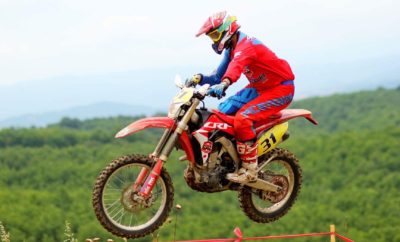 Πρωτάθλημα Enduro για το Βασίλη Σιαφαρίκα με Honda CRF 480R To 14ο Πρωτάθλημα Enduro της καριέρας του κατέκτησε ο Βασίλης Σιαφαρίκας οδηγώντας μία Honda CRF 480R, μία συμμετοχή της εταιρείας Αδελφοί Σαρακάκη Α.Ε.Β.Μ.Ε. - Επίσημος Εισαγωγέας-Διανομέας της Honda Moto στην Ελλάδα. O αναβάτης της Honda CRF480R, Βασίλης Σιαφαρίκας κατέκτησε την πρώτη θέση της κατηγορίας Enduro 3 τερματίζοντας πρώτος και στους 8 αγώνες του Πρωταθλήματος, με αποτέλεσμα να βρεθεί στην πρώτη θέση της βαθμολογίας στην κατηγορία του. O 14 φορές Πρωταθλητής Enduro Βασίλης Σιαφαρίκας, μετά την κατάκτηση και του φετινού τίτλου της κατηγορίας Enduro 3 δήλωσε: «…το 2018 ήταν μία πολύ σημαντική χρονιά καθώς είχα τη δυνατότητα να οδηγώ την ολοκαίνουρια Honda CRF480R μία μοτοσυκλέτα με εξαιρετική απόδοση και πολύ γραμμική λειτουργία του κινητήρα. Είμαι πολύ χαρούμενος που κατάφερα και φέτος να κατακτήσω το πρωτάθλημα της κατηγορίας Enduro3 χάρη στην πολύ σημαντική υποστήριξη και την αμέριστη συμπαράσταση που έχω όλα αυτά τα χρόνια από την εταιρεία Αδελφοί Σαρακάκη Α.Ε.Β.Μ.Ε.».