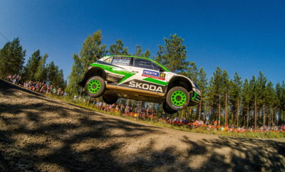 Ιδιώτες με SKODA Fabia R5 νικητές στη WRC2 του Ράλλυ Φινλανδίας! • Εκπληκτική πρώτη νίκη στη WRC2 για τους Φινλανδούς ιδιώτες Έρικ Πιετάρινεν/Γιουχάνα Ράιτανεν στο Ράλλυ Φινλανδίας, στο τιμόνι μιας SKODA Fabia R5 • Εκπληκτική εμφάνιση για το 17χρονο Κάλε Ροβάνπερα και το συνοδηγό του Γιόννε Χάλτουνεν, που από ατυχία έχασαν τη νίκη έχοντας σημειώσει πολλούς πρώτους χρόνους στις ειδικές • Η SKODA πέτυχε την 7η νίκη της σε συνολικά 8 αγώνες του πρωταθλήματος WRC2 Η SKODA Fabia R5, αποδεικνύεται το απόλυτο αυτοκίνητο της WRC2 ακόμα και στα χέρια ιδιωτών! Στο Ράλλυ Φινλανδίας που ολοκληρώθηκε το απόγευμα της Κυριακής, οι Φινλανδοί ιδιώτες Έρικ Πιετάρινεν/Γιουχάνα Ράιτανεν (Eerik Pietarinen)/Juhana Raitanen), μετά από εξαιρετική εμφάνιση έφεραν τη SKODA Fabia R5 τους στην πρώτη θέση της κατάταξης της κατηγορίας WRC2 στο ράλλυ της πατρίδας τους. Αυτή ήταν η 7η συνολικά νίκη στη WRC2 για πλήρωμα που αγωνίζεται με SKODA Fabia R5, στους 8 μέχρι τώρα αγώνες του πρωταθλήματος! Άξια λόγου και η εξαιρετική εμφάνιση του επίσημου εργοστασιακού οδηγού της SKODA Motorsport, του 17χρονου Φινλανδού Κάλε Ροβάνπερα (Kalle Rovanperä) και του συνοδηγού του Γιόννε Χάλτουνεν (Jonne Halttunen). Οι δύο νεαροί Φινλανδοί έδειχναν το μεγάλο φαβορί για την πρώτη θέση, έχοντας κυριαρχήσει στις περισσότερες ειδικές του αγώνα, μέχρι τη στιγμή που η εμπρός αριστερή ανάρτηση της Fabia R5 έσπασε μετά από πρόσκρουση σε βράχο. Παρόλα αυτά, τερμάτισαν στην 4η θέση, με συνεχή επίθεση στο τελευταίο σκέλος, έχοντας σημειώσει παντού τους κορυφαίους χρόνους, ενώ τελικά δεν ανέβηκαν στο βάθρο για μόλις 1,9 δευτερόλεπτα. Επόμενος αγώνας το Ράλλυ Γερμανίας, που θα διεξαχθεί από τις 16 έως και τις 19 Αυγούστου. Βαθμολογία WRC 2 (μετά από 8 από τους 13 αγώνες) 1. Tidemand (SWE), SKODA, 93 points 2. Kopecký (CZE) SKODA, 75 points 3. Greensmith (GBR), Ford, 55 points 4. Veiby (NOR), SKODA, 45 points