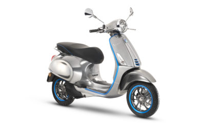 Η VESPA ELETTRICA ΤΟN ΣΕΠΤΕΜΒΡΙΟ ΣΤΗΝ ΠΑΡΑΓΩΓΗ Από τις αρχές Οκτωβρίου δυνατότητα on-line κράτησης για τα πρώτα οχήματα Η ηλεκτρική καινοτομία του Ομίλου Piaggio ενσαρκώνεται στην πιο εμβληματική μάρκα του, θέτοντας για ακόμη μία φορά νέες παραμέτρους στην αστική μετακίνηση Η Vespa Elettrica θα είναι το πρώτο προϊόν του Ομίλου που υιοθετεί καινοτόμες λύσεις διασύνδεσης μεταξύ ανθρώπων και μηχανών Ακολουθώντας το πρόγραμμα που παρουσιάστηκε στην τελευταία EICMA, o Όμιλος Piaggio θα ξεκινήσει την παραγωγή της Vespa Elettrica μέσα στον Σεπτέμβριο. Η πολυαναμενόμενη ηλεκτρική έκδοση του πιο διάσημου και αγαπημένου σκούτερ στον κόσμο θα κατασκευάζεται στις εγκαταστάσεις της Pontedera, στην επαρχία της Pisa, εκεί όπου γεννήθηκε η πρώτη Vespa την άνοιξη του 1946, αποτελώντας σήμερα έναν από τους παγκόσμιους τεχνολογικούς ηγέτες σε ό,τι αφορά τον σχεδιασμό, την ανάπτυξη και την παραγωγή προηγμένων λύσεων μετακίνησης. Ήδη από τις αρχές Οκτωβρίου θα υπάρχει δυνατότητα κράτησης για τα πρώτα οχήματα, μόνο μέσω διαδικτύου στην αποκλειστική ιστοσελίδα, με πρωτοποριακά «all inclusive» πακέτα χρηματοδότησης μαζί με τους συμβατικούς τρόπους αγοράς. Η τιμή της θα συμβαδίζει με το ανώτερο όριο της τρέχουσας γκάμας Vespa. Η παρουσίαση της Vespa Elettrica θα γίνει σταδιακά ξεκινώντας από τα τέλη Οκτωβρίου ώστε να ολοκληρωθεί μέχρι τον Νοέμβριο και να συνδυαστεί χρονικά με την Διεθνή Έκθεση EICMA 2018 στο Μιλάνο. Οι πωλήσεις θα ξεκινήσουν στην Ευρώπη και στη συνέχεια θα επεκταθούν στις Ηνωμένες Πολιτείες και την Ασία από τις αρχές του 2019. Η Vespa Elettrica αποτελεί το πρώτο βήμα για τον Όμιλο Piaggio προς την κατεύθυνση μίας εμπλουτισμένης διασύνδεσης μεταξύ οχημάτων και ανθρώπων χειριστών. Η Vespa Elettrica θα είναι έτοιμη να εξοπλιστεί στο προσεχές μέλλον με λύσεις που αναπτύσσονται επί του παρόντος για το Gita - το ρομπότ που βρίσκεται σε φάση σχεδιασμού από την Piaggio Fast Forward στη Βοστώνη (το οποίο θα εισέλθει στην παραγωγή στις αρχές του 2019) – όπως τα συστήματα τεχνητής νοημοσύνης που προσαρμόζονται και ανταποκρίνονται στα ανθρώπινα δεδομένα και ερεθίσματα. Θα αναγνωρίζουν ανθρώπους και άλλα οχήματα κινούμενα στην περιοχή, θα διευρύνουν την ικανότητα του χειριστή να ανιχνεύει πιθανούς κινδύνους και ευκαιρίες και θα παρέχουν σε πραγματικό χρόνο δεδομένα χαρτογράφησης και κίνησης, συμβάλλοντας στη βελτίωση του σχεδιασμού των υποδομών μετακίνησης στα σημερινά αστικά κέντρα. Πάνω από όλα, αυτά τα οχήματα νέας γενιάς θα γνωρίζουν σε βάθος τους χειριστές τους: θα τους αναγνωρίζουν χωρίς κλειδιά, προβλέποντας τις επιλογές οδήγησης, αλληλοεπιδρώντας με άλλες συσκευές και οχήματα στον δρόμο και επιτρέποντας επίπεδα εξατομίκευσης που σήμερα δεν μπορούμε καν να φανταστούμε. Η Vespa Elettrica λανσάρεται ως ένα σύγχρονο έμβλημα ιταλικής τεχνολογίας σε όλο τον κόσμο. Με την υιοθέτηση της ηλεκτροκίνησης, η Vespa επιβεβαιώνεται ως σύμβολο του συνδυασμού στυλ και κορυφαίας τεχνολογίας. Η Vespa Elettrica δεν μόνο ένα νέο ηλεκτρικό σκούτερ. Είναι ένα έργο τέχνης της εποχής μας, με έναν τεχνολογικό πυρήνα που ενσωματώνει όλες τις αξίες του κόσμου της Vespa, την εικόνα της, την κοινωνική και φιλική προς το περιβάλλον ψυχή της, τώρα ακόμα πιο ευαίσθητη προς την ποιότητα ζωής στο αστικό περιβάλλον. Vespa Elettrica σημαίνει εύκολη φυσική οδήγηση, σημαίνει προηγμένη συνδεσιμότητα και απουσία θορύβου, εξατομίκευση και προσβασιμότητα, αξίες που πάντα ανήκαν στη Vespa και σήμερα επιτυγχάνονται πλήρως με τη Vespa Elettrica. Το εμπορικό σήμα Vespa σήμερα βιώνει μία από τις πιο επιτυχημένες στιγμές της ιστορίας της, με πάνω από ενάμιση εκατομμύριο πωλήσεις οχημάτων μέσα στην τελευταία δεκαετία. Το πρώτο εξάμηνο του 2018 έκλεισε με περίπου 10% αύξηση πωλήσεων σε σύγκριση με την αντίστοιχη περίοδο του 2017.