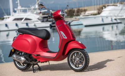 Η Vespa Primavera γιορτάζει τα 50 χρόνια ιστορίας της. Το πρώτο μοντέλο που έμελλε να γίνει ένα διαχρονικό κλασικό δίτροχο, διατέθηκε προς πώληση το 1968. Ήταν ένα επαναστατικό μικρό ευέλικτο όχημα με ζωηρό κινητήρα. Η Primavera έφερε πιο κοντά την ελευθερία της μετακίνησης σε αρκετές γενιές και παρέμεινε στην παραγωγή μέχρι το 1982. Εξελίχθηκε σε ένα θρυλικό μοντέλο, αλλά και σε ένα από τα μοντέλα με τη μεγαλύτερη εμπορική επιτυχία στην ιστορία της Vespa. Σήμερα, η Vespa Primavera ενσωματώνει όλες τις αξίες που οδήγησαν στην επιτυχία της, μισό αιώνα νωρίτερα. Νεανική, καινοτόμα, προηγμένη τεχνολογικά, ευέλικτη, δυναμική και φιλική προς το περιβάλλον, η Vespa Primavera είναι ένα σύγχρονο δίτροχο που έχει κληρονομήσει τη φρεσκάδα και την έντονη προσωπικότητα των προγόνων της. Για τη Vespa Primavera του 2018, υπήρξε σημαντική βελτίωση με μια σειρά από αναβαθμίσεις που αυξάνουν την άνεση και την ασφάλεια, ανανεώνοντας παράλληλα την εμφάνιση. Τα πιο σημαντικά νέα αφορούν στο μέγεθος των τροχών: κατασκευασμένοι από κράμα αλουμινίου, διακρίνονται από νέο σχεδιασμό με πέντε μπράτσα, είναι πλέον και οι δύο 12 ιντσών, φτάνοντας τη μεγαλύτερη διάμετρο στην ιστορία της Vespa. Προσφέρουν μεγαλύτερη σταθερότητα, βελτιωμένη ασφάλεια και καλύτερο κράτημα σε όλα τα εδάφη και σε όλες τις οδικές συνθήκες. Η τεχνολογία LED είναι πλέον διαθέσιμη στον προβολέα και το πίσω φως, συμβάλλοντας στον τομέα της ενεργητικής ασφάλειας. Το σύστημα εντοπισμού οχήματος “Bike Finder” και το απομακρυσμένο άνοιγμα της σέλας περιλαμβάνονται στον βασικό εξοπλισμό. Επιπλέον, η Vespa Primavera φέρει περαιτέρω ανανεώσεις που την ξεχωρίζουν από τα προηγούμενα μοντέλα: νέο είναι το χαρακτηριστικό μπροστινό κάθετο διακοσμητικό (γραβάτα) και η επιχρωμιωμένη λεπτομέρεια στο μπροστινό φτερό. Η νέα Vespa Primavera είναι διαθέσιμη με νέας γενιάς 4-χρονους κινητήρες υψηλών επιδόσεων και χαμηλής κατανάλωσης καυσίμου 50 κ.εκ., 125 κ.εκ. και 150 κ.εκ. Vespa Primavera 50o Anniversario Η Vespa Primavera έκανε το ντεμπούτο της στην Έκθεση Μοτοσυκλέτας του Μιλάνο το 1967, λίγο πριν διατεθεί προς πώληση το 1968. Αυτή ήταν μια χρονιά που άφησε το αποτύπωμά της στη δυτική ιστορία και κουλτούρα. Από το Πανεπιστήμιο της Καλιφόρνια στους δρόμους του Παρισιού. Ένα νέο κίνημα νεαρών ανθρώπων ευαισθητοποιήθηκε και διεκδίκησε τη θέση του σε μια κοινωνία που άλλαζε ραγδαία προς το χειρότερο. Ήταν η χρονιά που κάθε κατεστημένο ανατράπηκε από μια επανάσταση που επηρέασε την τεχνολογία, την αρχιτεκτονική, την κουλτούρα και τις τέχνες, με τη μουσική να παίζει κυρίαρχο ρόλο. Η Vespa Primavera έκανε την πρώτη της εμφάνιση εν μέσω αυτού του καταιγισμού ένθερμων ιδεών και κέρδισε αμέσως τις εντυπώσεις, παρέχοντας την ελευθερία μετακίνησης σε δύο τροχούς, σε έναν κόσμο που άλλαζε. Έγινε το σύμβολο μιας αξέχαστης περιόδου. Ευέλικτες, ανάλαφρες γραμμές, ζωηρές επιδόσεις, απλότητα και διασκέδαση στην οδήγηση. Η Vespa Primavera ήταν μια ανάσα φρεσκάδας σε έναν κόσμο που διψούσε για αλλαγή. Ήταν η Vespa που μέσω διαρκούς εξέλιξης, έγινε ένα παράδειγμα τεχνολογίας και στυλ. Η Vespa Primavera 50o Anniversario αποτίει φόρο τιμής σε αυτή τη συγκλονιστική περίοδο, αφομοιώνοντας τις τεχνικές και στυλιστικές αξίες που έκαναν τόσο επιτυχημένη την πρώτη Primavera και εμπλουτίζοντάς τις με όλη την προηγμένη τεχνολογία της Vespa. Η Vespa Primavera 50o Anniversario διατίθεται με 4-χρονους κινητήρες 50 κ.εκ. και 125 i-get. Ξεχωρίζει από τους νέους χρωματισμούς σε γαλάζιο και καφέ χρώμα με την ανάλογη ταιριαστή σέλα για κάθε χρώμα, το γκρι φινίρισμα των 5-μπρατσων τροχών και φυσικά από το κομψό λογότυπο στο πίσω μέρος. Vespa Primavera S Η νέα έκδοση της πολυαγαπημένης Vespa προσθέτει δυναμισμό και σπορ χαρακτήρα στην κλασική Primavera. Στην κορυφή όλων των νέων χαρακτηριστικών που εμπλουτίζουν την γκάμα, η Vespa Primavera S διαθέτει μια πλήρως ψηφιακή κονσόλα οργάνων με έγχρωμη οθόνη ΤFT 4,3 ιντσών. Είναι μια πραγματική επανάσταση για τη Vespa, η οποία για πρώτη φορά στην ιστορία της εξοπλίζεται με μια πλήρως έγχρωμη ψηφιακή οθόνη. Στον πίνακα οργάνων εμφανίζονται όλες οι κλασικές πληροφορίες όπως είναι η ταχύτητα, ο ολικός και μερικός χιλιομετρητής, η θερμοκρασία περιβάλλοντος και η στάθμη του καυσίμου. Παράλληλα λειτουργεί ως οθόνη εμφάνισης των λειτουργιών της πιο πρόσφατης έκδοσης της πλατφόρμας πολυμέσων VMP (Vespa Multimedia Platform). Η εφαρμογή VMP προσθέτει μια σειρά από λειτουργίες στην κονσόλα οργάνων της Vespa, για την επεξεργασία και τον έλεγχο ενός μεγάλου αριθμού πληροφοριών που αφορούν στην κατάσταση του οχήματος και τη διαδρομή που ακολουθείται. Το σύστημα επιτρέπει την απάντηση κλήσεων και τη χρήση του φωνητικού ελέγχου συσκευής smartphone για την πραγματοποίηση κλήσεων ή την επιλογή μουσικής από λίστα τραγουδιών. Υπάρχουν τρεις ολοκαίνουργιοι χρωματισμοί στην ειδικά σχεδιασμένη χρωματική παλέτα της Vespa Primavera S: κόκκινο «Rosso Profondo», μπεζ «Beige Sahara» και μπλε «Blu Armonia».