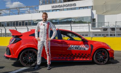 Ο Jenson Button εξασφάλισε για τη Honda το πέμπτο προγραμματισμένο και τελευταίο ρεκόρ γύρου στα πλαίσια του Civic Type-R Challenge 2018 • Ο Jenson Button ολοκληρώνει το Type R Challenge 2018 της Honda με ένα πέμπτο ρεκόρ γύρου, αυτή τη φορά στην πίστα του Hungaroring • Νέο ρεκόρ 2’10”19 για προσθιοκίνητα αυτοκίνητα στην Ουγγρική πίστα των GP • Το νέο ρεκόρ επιβεβαιώνει την κορυφαία ταχύτητα του Civic Type R στην κατηγορία του • Ο πέμπτος αυτός ταχύτερος γύρος σημειώθηκε με στάνταρ αυτοκίνητο παραγωγής και ελαστικά δρόμου • Το Type R Challenge εκπληρώνει τους στόχους του σημειώνοντας πέντε ρεκόρ γύρου σε ισάριθμες μεγάλες πίστες της Ευρώπης Στην πέμπτη και τελευταία της προγραμματισμένη προσπάθεια επίτευξης ρεκόρ γύρου στην Ευρώπη μέσα στο 2018, η Honda σημείωσε νέο ρεκόρ 2’10”19 για προσθιοκίνητα αυτοκίνητα στην πίστα GP του Hungaroring. Το Civic Type R οδήγησε για την περίσταση ο Παγκόσμιος Πρωταθλητής F1 και οδηγός σήμερα του NSX Super GT, Jenson Button. Η συγκεκριμένη πίστα έχει ιδιαίτερη σημασία για τον Button, καθώς εκεί κατέκτησε ο ίδιος την πρώτη νίκη της καριέρας του στα Grand Prix με τη Honda το 2006. Το Hungaroring είναι μία σφικτή και στενή πίστα με μήκος 4,38 km, με στροφές 180 μοιρών και ένα δύσκολο σικέιν, στοιχεία που την καθιστούν μία από τις πιο τεχνικές πίστες στην Ευρώπη. Ωστόσο, τα χαρακτηριστικά της κατάφεραν να αναδείξουν το Σύστημα Ενεργής Ανάρτησης (Adaptive Damper System) του Civic Type R, το οποίο εξασφαλίζει πιο σφικτή αίσθηση με περιορισμένες κλίσεις του αμαξώματος και μεγαλύτερη ευελιξία, με αποτέλεσμα κορυφαίο κράτημα στη στενή πίστα. Πέρα από το σύστημα της ανάρτησης, στοιχεία όπως η μοναδική ρύθμιση του συστήματος διεύθυνσης και η βελτιωμένη αεροδυναμική επέτρεψαν στον Button να σημειώσει το ρεκόρ γύρου για τη Honda στην πίστα αυτή των Grand Prix. Αναφερόμενος στο ρεκόρ γύρου, δήλωσε ο Jenson Button: «ήρθαμε εδώ στο Hungaroring, όπου πήρα το 2006 την πρώτη μου νίκη στην F1 με τη Honda, για να σημειώσουμε νέο ρεκόρ γύρου για προσθιοκίνητα αυτοκίνητα με το νέο Type R και είμαι ιδιαίτερα χαρούμενος που τα καταφέραμε». Σχολιάζοντας το ίδιο το Type R, πρόσθεσε ο JB: «το πρώτο πράγμα που παρατήρησα όταν βγήκα από την pit lane ήταν το πόσο ουδέτερο είναι το αυτοκίνητο. Προέρχομαι από ένα περιβάλλον που δεν είναι επικεντρωμένο στην προσθιοκίνηση, οπότε αυτή ήταν μία διαφορετική εμπειρία για μένα, κι αυτό διότι το Type R είναι τόσο ισορροπημένο ενώ αποδείχτηκε απολαυστικό από την πρώτη στιγμή και πιο φυσικό στις αντιδράσεις του. Αυτό που με εξέπληξε περισσότερο είναι το πόσο αργά μπορείς να φρενάρεις με αυτό το αυτοκίνητο. Το χειροκίνητο κιβώτιο λειτουργεί επίσης πολύ καλά. Τα περισσότερα αυτοκίνητα σήμερα δε διατίθενται με χειροκίνητο κιβώτιο, οπότε είναι ωραίο να έχεις αυτή τη χειροκίνητη αίσθηση. Αισθάνεσαι πάντα περισσότερο συνδεδεμένος με το αυτοκίνητο». Η Honda σημείωσε το πρώτο της ρεκόρ γύρου στο Hungaroring κατά τη διάρκεια ενός ανάλογου εγχειρήματος το 2016 με το Civic Type R προηγούμενης γενιάς. Το νέο ρεκόρ είναι το πέμπτο για προσθιοκίνητα αυτοκίνητα που σημειώνει η Honda στα πλαίσια του Type R Challenge 2018, εκπληρώνοντας τους στόχους ενός εγχειρήματος που επινοήθηκε μετά το ρεκόρ που σημείωσε το Type R για αυτοκίνητα με την κίνηση εμπρός στη θρυλική πίστα Nordschleife του Nürburgring με χρόνο 7’43”8. Αυτά τα έξι συνολικά ρεκόρ γύρου καθιερώνουν το Civic Type R ως το ταχύτερο αυτοκίνητο της κατηγορίας του. Στο συγκεκριμένο εγχείρημα συμμετείχαν πέντε οδηγοί αγώνων της Honda, οι οποίοι οδήγησαν το αυτοκίνητο στο όριο σε πέντε ευρωπαϊκές πίστες, σημειώνοντας πάντα ρεκόρ γύρου για αυτοκίνητα παραγωγής με κίνηση εμπρός. Ο οδηγός του WTCR Tiago Monteiro σημείωσε ρεκόρ 2’01”84 στο Εστορίλ της Πορτογαλίας. Ο θρύλος του BTCC Matt Neal σημείωσε ρεκόρ 2’31”32 στο Silverstone της Μεγάλης Βρετανίας. Το αστέρι του ιαπωνικού Super GT, Bertrand Baguette, σημείωσε ρεκόρ 2’53”72 στο Spa-Francorchamps του Βελγίου. Ο οδηγός του WTCR, Esteban Guerrieri σημείωσε νέο ρεκόρ 2’1”51 στο Magny-Cours της Γαλλίας. Το τελευταίας γενιάς Civic Type R σχεδιάστηκε από λευκό χαρτί ώστε να προσφέρει την πιο απολαυστική εμπειρία οδήγησης από κάθε προηγούμενο, στα πλαίσια του μεγαλύτερου προγράμματος εξέλιξης στην ιστορία της Honda. Το υψηλών επιδόσεων hatchback παραμένει το ταχύτερο και με την καλύτερη επιτάχυνση αυτοκίνητο της κατηγορίας, συνδυάζοντας χαμηλό βάρος με ιδιαίτερα άκαμπτο πλαίσιο και ένα μοναδικό σύστημα μπροστινής ανάρτησης με διπλά ψαλίδια βάσης (dual-axis strut), το οποίο περιορίζει τις αντιδράσεις στο τιμόνι και είναι ιδανικό για οδήγηση στο όριο. Το Type R, συνεχίζοντας τη μακρά παράδοση της Honda στα hatchback υψηλών επιδόσεων, είναι το ταχύτερο στην επιτάχυνση αλλά και συνολικά το πιο γρήγορο αυτοκίνητο της κατηγορίας του. Όπως δήλωσε χαρακτηριστικά και ο Button, «αυτό το νέο Type R είναι ένα εκπληκτικό σύνολο, όπως ήταν πάντα κάθε Type R, και διατηρεί στο έπακρο τη γοητεία του».