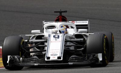 Ο Marcus Ericsson επέστρεψε στους βαθμούς για λογαριασμό της Alfa Romeo Sauber F1 Team στο 2018 FIA Formula 1 Βελγικό Grand Prix. Ο Σουηδός οδηγός εκκίνησε από την 13η θέση, καλά και είχε σταθερή και δυνατή απόδοση. Έτσι κέρδισε με μάχη την άνοδο στην 10η θέση. Από την άλλη ήταν ένας απογοητευτικός αγώνας για τον Charles Leclerc. Ο Μονεγάσκος οδηγός εκκινούσε από την 12η θέση και υποχρεώθηκε σε εγκατάλειψη καθώς παρασύρθηκε από την σύγκρουση των Niko Hulkenberg, Fernando Alonso στην πρώτη στροφή. Η ομάδα ταξιδεύει τώρα για την Ιταλία όπου θα συμμετέχει την Τετάρτη 29 Αυγούστου στο F1 Festival στο Μιλάνο. Αμέσως μετά θα βρεθούμε στο Διεθνές Αυτοκινητοδρόμιο της Μόντσα για το Ιταλικό Grand Prix. Η Alfa Romeo Sauber F1 Team κατέχει αυτή τη στιγμή την 8η θέση στο Πρωτάθλημα Κατασκευαστών. Ο Charles Leclerc βρίσκεται στην 15η θέση του Πρωταθλήματος Οδηγών και ο Marcus Ericsson στην 17η θέση. Marcus Ericsson (μονοθέσιο Νο 9): C37 (Chassis 04/Ferrari) Αποτέλεσμα: 10ος. Εκκίνησε με τη μαλακή γόμα μετά από 26 γύρους έβαλε τη πολύ μαλακή γόμα. "Ήταν ένας σχετικά θετικός αγώνας. Είχα μια καλή εκκίνηση, απέφυγα τα προβλήματα και πήρα μερικές σωστές αποφάσεις. Κατά τη διάρκεια του αγώνα είχα μερικές ενδιαφέροντες μονομαχίες. Το μονοθέσιο έδινε καλή αίσθηση και είναι ωραία που τελείωσα το Σαββατοκύριακο αποκομίζοντας ένα βαθμό. Η ομάδα έκανε σπουδαία δουλειά και αυτό μας δίνει κουράγιο για τον επόμενο αγώνα. Πηγαίνουμε στη Μόντσα τώρα, τον εντός έδρας αγώνα για την Alfa Romeo. Θα είναι συναρπαστικό να συναντήσουμε εκεί όλους τους παθιασμένους φιλάθλους, ανυπομονώ να αγωνιστώ ξανά." Charles Leclerc (μονοθέσιο Νο 16): C37 (Chassis 02/Ferrari) Αποτέλεσμα: Εγκατέλειψε. Εκκίνησε με τη μαλακή γόμα. "Είναι απογοητευτικό ότι ο αγώνας μου τελείωσε με τέτοιο τρόπο. Αμέσως μετά την εκκίνηση, παρασύρθηκα από ένα συμβάν μεταξύ δυο άλλων οδηγών και υποχρεώθηκα να εγκαταλείψω. Ανυπομονώ τώρα για το ερχόμενο αγωνιστικό Σαββατοκύριακο στη Μόντσα. Είναι σημαντικός αγώνας για μας, καθότι ο χορηγός ονόματος, η Alfa Romeo είναι μια εμβληματική Ιταλική μάρκα. Θα κάνουμε ότι καλύτερο μπορούμε για να έχουμε ένα θετικό Σαββατοκύριακο εκεί." Frédéric Vasseur, Επικεφαλής Ομάδας: "Ήταν ένας αγώνας αντιθέσεων για μας. Ο Charles υποχρεώθηκε σε εγκατάλειψη λόγω ενός συμβάντος μεταξύ δυο άλλων οδηγών. Από την άλλη πλευρά ο Marcus είχε έναν δυνατό αγώνα και τερμάτισε 10ος δίνοντας στην ομάδα ακόμη ένα βαθμό. Είχε σταθερή απόδοση και έκανε καλή δουλειά. Επόμενος σταθμός μας είναι η Μόντσα, πρόκειται για ένα σπουδαίο, για την ομάδα μας, αγώνα. Στόχος μας είναι να συνεχίσουμε να προοδεύουμε και θέλουμε ένα δυνατό αποτέλεσμα στις κατατακτήριες δοκιμές εκεί και για τους δυο οδηγούς μας."