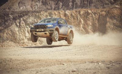 Ford Ranger Raptor Έρχεται στην Ευρώπη – Το Pick-up των Απόλυτων Επιδόσεων δίνει ένα ‘Βροντερό’ Παρών στην Έκθεση Ηλεκτρονικών Παιχνιδιών Gamescom • Νέο Ranger Raptor – η σκληρότερη και ταχύτερη έκδοση ενός Ευρωπαϊκού best-seller – κάνει Ευρωπαϊκό ντεμπούτο στην Έκθεση Gamescom, πριν την κυκλοφορία του το 2019 • Δημιούργημα της Ford Performance, το τρομερό Ranger Raptor απευθύνεται στους λάτρεις της περιπέτειας και απαντά στην πρόκληση της γρήγορης οδήγησης σε συνθήκες off-road • Κινείται με άνεση σε όλα τα εδάφη, χάρη στο πολύ ανθεκτικό πλαίσιο, έχοντας αποκλειστική ανάρτηση και ελαστικά, κινητήρα EcoBlue 213 ίππων με ροπή 500 Nm, αυτόματο κιβώτιο 10 σχέσεων, Terrain Management System • Το Ranger Raptor θα πρωταγωνιστεί στο νέο video racing game Forza Horizon 4 και είναι το πρώτο όχημα που κάνει δημόσιο ντεμπούτο στην Gamescom Η Ford επιβεβαίωσε σήμερα ότι το νέο Ranger Raptor – η σκληρότερη και ταχύτερη έκδοση του Ευρωπαϊκού best-seller της – εισβάλλει δυναμικά στην Ευρώπη, καθώς το τολμηρό νέο μοντέλο έκανε το ντεμπούτο του στην Έκθεση Ηλεκτρονικών Παιχνιδιών Gamescom, στην Κολωνία (Γερμανία). Έχοντας εξελιχθεί από την Ford Performance για τους λάτρεις της γρήγορης off-road οδήγησης, το πρώτο Ranger Raptor της ιστορίας θα κυκλοφορήσει στην Ευρώπη από τα μέσα του 2019, με την ισχύ μιας έκδοσης Bi-turbo του κινητήρα 2.0 litre EcoBlue diesel της Ford που αποδίδει 213 ίππους και ροπή 500 Nm και το νέο αυτόματο κιβώτιο 10 σχέσεων της μάρκας. Η επιβλητική παρουσία που διαμορφώνουν οι εντυπωσιακές διαστάσεις και το extreme στυλ του απόλυτου Ranger υποστηρίζεται από ένα μοναδικό πλαίσιο της Ford Performance, βελτιστοποιημένο για γρήγορη οδήγηση εκτός δρόμου και δυνατότητες παντός εδάφους. Η Ford και η Microsoft αποκάλυψαν επίσης ότι το νέο Ranger Raptor θα πρωταγωνιστεί στο νέο video racing game Forza Horizon 4, δίνοντας την ευκαιρία σε ακόμα περισσότερους φίλους των υψηλών επιδόσεων να βιώσουν τις απαράμιλλες ικανότητες του pick-up. Με το λανσάρισμα του νέου Ford Ranger Raptor στο Gamescom – τη μεγαλύτερη Ευρωπαϊκή έκθεση του είδους της – η Ford έγινε η πρώτη κατασκευάστρια αυτοκινήτων που λανσάρει ένα νέο όχημα στο πλαίσιο του θεσμού. «Ξεχάστε όλα όσα νομίζετε ότι ξέρετε για τα pick-up» δήλωσε ο Leo Roeks, Ford Performance Director, Europe. «Το νέο μας Ranger Raptor είναι μια διαφορετική ράτσα – ένα καθαρόαιμο desert racer και extreme off-roader που μπορεί να ανταπεξέλθει στις πιο σκληρές συνθήκες». Δείτε ένα συναρπαστικό νέο βίντεο με το Ford Ranger Raptor εν δράσει, εδώ: https://youtu.be/U94wDbctu1U Σκληροτράχηλο αλλά πολιτισμένο Κατασκευασμένο για να αντιμετωπίζει ακραίες συνθήκες εκτός δρόμου, το μοναδικό, άκρως ανθεκτικό, ενισχυμένο πλαίσιο του Ranger Raptor χρησιμοποιεί υψηλής αντοχής ατσάλια με μειωμένη περιεκτικότητα κραμάτων, για να αντέχει την υψηλή καταπόνηση που επιφέρει η off-road αγωνιστική οδήγηση. Η αγωνιστική ανάρτηση του Raptor είναι φτιαγμένη για να τα βγάζει πέρα σε δύσκολα εδάφη με υψηλές ταχύτητες, διατηρώντας παράλληλα απόλυτο έλεγχο και άνεση. Αμορτισέρ FOX με Position Sensitive Damping παρέχουν αυξημένες δυνάμεις απόσβεσης σε ακραίες συνθήκες για απαράμιλλη συμπεριφορά off-road και μειωμένες δυνάμεις απόσβεσης σε μέτριες συνθήκες για πιο βελτιωμένη ποιότητα κύλισης στο δρόμο. Οι σπορ αποσβεστήρες με έμβολα 46,6 mm υποστηρίζονται από αλουμινένιους βραχίονες ελέγχου, με προεξέχοντες βάσεις θόλων αμορτισέρ μπροστά και ειδική νέα διάταξη πίσω ανάρτησης με γόνατα ελατηρίων, αλλά και ενσωματωμένο σύνδεσμο Watt που επιτρέπει την κίνηση του άξονα πάνω / κάτω με ελάχιστη πλευρική απόκλιση. Το φρενάρισμα εκτελείται από εμπρός δαγκάνες δύο εμβόλων, αεριζόμενους εμπρός δίσκους 332 mm x 32 mm και αεριζόμενους πίσω δίσκους 332 mm x 24 mm. Ελαστικά παντός εδάφους BF Goodrich 285/70 R17 έχουν εξελιχθεί ειδικά για το Ranger Raptor. Με διάμετρο 838 mm και πλάτος 285 mm, η σχεδίαση δημιουργεί ένα ανθεκτικό προφίλ για να συμπεριφέρονται ακόμα και στα πιο κακοτράχαλα εδάφη με αυτοπεποίθηση. Τέλος, η δυναμική off-road χάραξη του πέλματος παρέχει αξιόπιστη πρόσφυση στο βρεγμένο, στη λάσπη, την άμμο και το χιόνι. «Η ξεχωριστή εμπειρία του Ranger Raptor συνοψίζεται σε μια φράση: Μπορείς να το πιέσεις απίστευτα εκτός δρόμου και μετά να αισθάνεσαι ο άρχοντας της ασφάλτου,» δήλωσε ο Damien Ross, επικεφαλής μηχανικός προγράμματος, Ranger Raptor, Ford Motor Company. «Όλα τα χαρακτηριστικά του Ranger Raptor βασίζονται στην ήδη εξαιρετική αίσθηση και λειτουργική ικανότητα του Ranger και εξελίσσονται ακόμα περισσότερο. Από απόψεως δυναμικής οδηγικής απόλαυσης, είναι πραγματικά ένα άκρως ξεχωριστό όχημα.» Το Ranger Raptor διαθέτει επίσης μοναδικές ποδιές στο κάτω μέρος του αμαξώματος για προστασία από τις κακουχίες εκτός δρόμου. Η νέα πρόσθετη ποδιά αποτελείται από ατσάλι υψηλής αντοχής πάχους 2,3 mm πλέων των στάνταρ προστατευτικών που υπάρχουν για τον κινητήρα και το κιβωτίο τετρακίνησης του Ranger. Εντυπωσιακό σε εμφάνιση και λειτουργικότητα Η δυναμική σχεδίαση του νέου Ranger Raptor, που έκανε το ντεμπούτο του σε απόχρωση Ford Performance Blue με πινελιές αντίθεσης σε Dyno Grey, εξελίχθηκε με γνώμονα τις επιδόσεις και τη λειτουργικότητα. Μία εντυπωσιακή νέα μάσκα, εμπνευσμένη από τα πρώτο στον κόσμο εργοστασιακό φορτηγό υψηλών επιδόσεων off road – το Ford F 150 Raptor – δεσπόζει στο χώρο ανάμεσα στους προβολείς xenon και πάνω από τον εμπρός προφυλακτήρα. Ανθεκτικός σε συνθήκες ερήμου, ο εμπρός προφυλακτήρας περιλαμβάνει νέους προβολείς LED με λειτουργικούς αεραγωγούς air-curtain που βελτιώνουν τη ροή αέρα γύρω από το αμάξωμα. Εντυπωσιακά συνθετικά φτερά είναι σχεδιασμένα για να προστατεύουν από ζημιές εξ αιτίας της off-road χρήσης και επιτρέπουν μακρύτερη διαδρομή της ανάρτησης και υπερμεγέθη ελαστικά. Τα πλαϊνά σκαλοπάτια είναι μελετημένα για να αποτρέπουν φθορές του πίσω τμήματος από χαλίκια, και φέρουν σημεία διαφυγής/αποστράγγισης για άμμο, λάσπη και χιόνι. Το DNA της Ford Performance δίνει κάνει αισθητή την παρουσία του σε όλη την καμπίνα, που προσφέρει ποιότητα κατασκευής, αρμονικά χρώματα και ανθεκτικά υλικά για οδηγικά σενάρια από αυτοκινητόδρομους μέχρι βουνά. Τα επενδυμένα καθίσματα είναι ειδικά σχεδιασμένα για στήριξη σε οδήγηση εκτός δρόμου με μεγάλες ταχύτητες με ένα μαξιλάρι διπλής σκληρότητας που παρέχει βέλτιστη άνεση και υλικά τύπου σουέντ για αυξημένο κράτημα. Μπλε ραφές και δερμάτινες πινελιές υπάρχουν παντού. Ελαφριά, αγωνιστικού στυλ paddles (χειριστήρια) από μαγνήσιο για ζωηρές αλλαγές σχέσεων είναι εύκολα προσβάσιμα δίπλα στις λαβές του δερμάτινου τιμονιού, που χρησιμοποιεί πάνω κεντρικό ‘marker’ για να βοηθά τους οδηγούς να παρακολουθούν τη θέση του τιμονιού εκτός δρόμου και κοσμείται με το έμβλημα Raptor. Ρυθμισμένο για όλα τα Εδάφη Το Ranger Raptor επιτρέπει στους οδηγούς να επιλέγουν από έξι προφίλ (driving modes) του Terrain Management System σε συνάρτηση με μία μεγάλη ποικιλία εδαφών και οδηγικών σεναρίων: • Normal mode – έμφαση στην άνεση, την οικονομική κατανάλωση και την οδηγησιμότητα • Sport mode – ταχύτερη απόκριση για σπορ οδήγηση στο δρόμο • Grass/Gravel/Snow mode – σχεδιασμένο για να εμπνέει ασφάλεια και αυτοπεποίθηση σε ολισθηρά off-road και ανώμαλα εδάφη • Mud/Sand mode – ρυθμίζει την απόκριση του οχήματος για βέλτιστη ελκτική πρόσφυση και κίνηση σε χαλαρά εδάφη όπως η άμμος και η λάσπη • Rock mode – ειδικά για οδήγηση με χαμηλή ταχύτητα σε πετρώδη εδάφη, όπου ο ομαλός έλεγχος είναι πρωταρχικής σημασίας • Baja mode – ρυθμίζει την απόκριση για οδήγηση εκτός δρόμου με υψηλές ταχύτητες, κάτι που χρειάζονται οι οδηγοί στο διάσημο Baja Desert Rally Οι μηχανικοί της Ford δοκίμασαν εκτενώς τον ισχυρό κινητήρα Bi-turbo 2.0-litre EcoBlue του Ranger Raptor και το αυτόματο κιβώτιο 10 σχέσεων για να αποδείξουν την αντοχή του στις πιο σκληρές συνθήκες, όπως συνεχής λειτουργία των υπερσυμπιεστών υψηλής και χαμηλής πίεσης μέχρι να κοκκινήσουν λόγω θερμοκρασίας επί 200 ώρες. Οι δύο υπερσυμπιεστές λειτουργούν σειριακά στις χαμηλότερες στροφές για αυξημένη ροπή και απόκριση. Στις υψηλότερες στροφές (rpm), ο μεγαλύτερος, χαμηλής πίεσης υπερσυμπιεστής παράγει μέγιστη ισχύ. Το αυτόματο κιβώτιο 10 σχέσεων της Ford είναι ίδιο με του F-150 Raptor και αποτελείται από ατσάλι υψηλής αντοχής, κράματα αλουμινίου και συνθετικά υλικά για βελτιστοποίηση της αντοχής και του βάρους. Η ευρύτερη κλιμάκωση έχει σαν αποτέλεσμα καλύτερη επιτάχυνση, απόκριση και οικονομία καυσίμου.* Αλγόριθμοι προσαρμογής σε πραγματικό χρόνο βοηθούν να εξασφαλίζεται η επιλογή της κατάλληλης σχέσης την κατάλληλη στιγμή. Μία μοναδική ρύθμιση του κιβωτίου περιλαμβάνει λειτουργία Live in Drive, με χειριστήρια αλλαγών στο τιμόνι (paddle shifters) πάντα διαθέσιμα για μηχανική επιλογή σχέσης. Τεχνολογίες υποστήριξης και ασφάλειας που αυξάνουν την αυτοπεποίθηση των οδηγών οι οποίο αντιμετωπίζουν την πρόκληση του άγνωστου σε διαδρομές off-road ή απαιτητικά περιβάλλοντα, περιλαμβάνουν μία βελτιωμένη έκδοση του Ford Stability Control με λειτουργία Roll Mitigation και Electronic Stability Control, Trailer Sway Control, Hill Start Assist, Hill Descent Control, και Load Adaptive Control. Πρακτικές τεχνολογίες Προηγμένες τεχνολογίες σχεδιασμένες να κάνουν το νέο Ranger Raptor άνετο και πρακτικό στο δρόμο και εκτός δρόμου περιλαμβάνουν το σύστημα επικοινωνίας και ψυχαγωγίας της Ford, SYNC 3, με τους οδηγούς να ελέγχουν λειτουργίες ήχου, πλοήγησης και συνδεδεμένα smartphones χρησιμοποιώντας απλές, καθημερινές φωνητικές εντολές. Το σύστημα είναι συμβατό με Apple CarPlay και Android Auto™, και περιλαμβάνει SYNC AppLink για φωνητική ενεργοποίηση μιας σειράς εφαρμογών smartphone. Η κεντρική, έγχρωμη οθόνη αφής 8 ιντσών μπορεί να ελέγχεται με χειρονομίες pinch & swipe, και φέρει τεχνολογία sat-nav για την καταγραφή σημείων πορείας κατά την εξερεύνηση μη χαρτογραφημένων περιοχών. Η ενσωματωμένη τεχνολογία FordPass Connect προσφέρει συνδεσιμότητα στο διαδίκτυο εν κινήσει. «Το νέο Ranger Raptor διαθέτει όλα τα εργαλεία που θα μπορούσε να ζητήσει ένας λάτρης της περιπέτειας,» σχολιάζει ο Roeks. «Σαν ένα όχημα που συνδυάζει χαρακτηριστικά μοτοσικλέτας motocross, snowmobile και ATV – είναι το απόλυτο pick-up της περιπέτειας.»