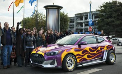 Ντεμπούτο για τη Hyundai στο Hollywood • Τα Hyundai Veloster, Kona και Santa Fe Next-Generation σε γρήγορους ελιγμούς και απίστευτες ακροβατικές φιγούρες • Η Hyundai γιορτάζει το ντεμπούτο της στο Χόλιγουντ και ενισχύει τη συνεργασία της με τη Marvel Οι θαυμαστές του Ant-Man της Marvel θα απολαύσουν την κομψή σχεδίαση και τις επιδόσεις των μοντέλων της Hyundai καθώς τρία μοντέλα της εταιρείας πρωταγωνιστούν στην ταινία μεγάλου μήκους των Marvel Studios "Ant-Man and the Wasp". Σε έντονη αντίθεση με τις συνήθεις προωθητικές ενέργειες προϊόντων, η Hyundai παρουσιάζει στο διάσημο κόμικ της Marvel τρία διαφορετικά μοντέλα: τα Veloster, Kona και Santa Fe Next Generation. Τα αυτοκίνητα συνδέονται στενά με τους βασικούς χαρακτήρες της ταινίας, αυξάνοντας έτσι την αναγνωρισιμότητα της Hyundai στους φίλους της Marvel σε παγκόσμιο επίπεδο. «Αναζητούμε πάντα τρόπους για να δημιουργήσουμε μια συναισθηματική σχέση μεταξύ των πελατών και της μάρκας», δήλωσε ο κ. Andreas-Christoph Hofmann, Vice President Marketing & Product της Hyundai Motor Europe. «Με τη συνεργασία αυτή φέρνουμε τα προϊόντα μας πιο κοντά στους πελάτες. Οι λάτρεις της Marvel μπορούν να γνωρίσουν τη μάρκα Hyundai και τα προϊόντα της με έναν διαφορετικό και πολύ διασκεδαστικό τρόπο. " Το πιο σημαντικό ρόλο στη νέα ταινία Ant-Man κατέχει το Hyundai Veloster. Η ηρωική σκηνή προβάλλει τις ικανότητες του Veloster που αποτελεί το τελευταίο όχημα διαφυγής. Η προβολή της ταινίας "Ant-Man and the Wasp" των Marvel Studios έχει ξεκινήσει στην Ευρώπη από τις χώρες Γαλλία, Γερμανία και Ισπανία. Στο Ηνωμένο Βασίλειο προβλήθηκε στις 3 Αυγούστου και στην Ιταλία η προβολή θα ξεκινήσει στις 14 Αυγούστου.