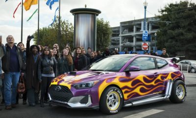 Ντεμπούτο για τη Hyundai στο Hollywood • Τα Hyundai Veloster, Kona και Santa Fe Next-Generation σε γρήγορους ελιγμούς και απίστευτες ακροβατικές φιγούρες • Η Hyundai γιορτάζει το ντεμπούτο της στο Χόλιγουντ και ενισχύει τη συνεργασία της με τη Marvel Οι θαυμαστές του Ant-Man της Marvel θα απολαύσουν την κομψή σχεδίαση και τις επιδόσεις των μοντέλων της Hyundai καθώς τρία μοντέλα της εταιρείας πρωταγωνιστούν στην ταινία μεγάλου μήκους των Marvel Studios "Ant-Man and the Wasp". Σε έντονη αντίθεση με τις συνήθεις προωθητικές ενέργειες προϊόντων, η Hyundai παρουσιάζει στο διάσημο κόμικ της Marvel τρία διαφορετικά μοντέλα: τα Veloster, Kona και Santa Fe Next Generation. Τα αυτοκίνητα συνδέονται στενά με τους βασικούς χαρακτήρες της ταινίας, αυξάνοντας έτσι την αναγνωρισιμότητα της Hyundai στους φίλους της Marvel σε παγκόσμιο επίπεδο. «Αναζητούμε πάντα τρόπους για να δημιουργήσουμε μια συναισθηματική σχέση μεταξύ των πελατών και της μάρκας», δήλωσε ο κ. Andreas-Christoph Hofmann, Vice President Marketing & Product της Hyundai Motor Europe. «Με τη συνεργασία αυτή φέρνουμε τα προϊόντα μας πιο κοντά στους πελάτες. Οι λάτρεις της Marvel μπορούν να γνωρίσουν τη μάρκα Hyundai και τα προϊόντα της με έναν διαφορετικό και πολύ διασκεδαστικό τρόπο. " Το πιο σημαντικό ρόλο στη νέα ταινία Ant-Man κατέχει το Hyundai Veloster. Η ηρωική σκηνή προβάλλει τις ικανότητες του Veloster που αποτελεί το τελευταίο όχημα διαφυγής. Η προβολή της ταινίας "Ant-Man and the Wasp" των Marvel Studios έχει ξεκινήσει στην Ευρώπη από τις χώρες Γαλλία, Γερμανία και Ισπανία. Στο Ηνωμένο Βασίλειο προβλήθηκε στις 3 Αυγούστου και στην Ιταλία η προβολή θα ξεκινήσει στις 14 Αυγούστου.