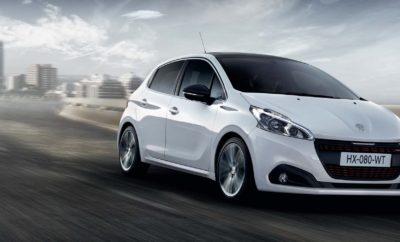 Η Peugeot εναρμονιζόμενη πλήρως με τις νέες προδιαγραφές της Ευρωπαϊκής Ένωσης σχετικά με τον τρόπο μέτρησης των CO2 υιοθετεί νέα γκάμα κινητήρων και κιβωτίων ταχυτήτων με αναβαθμισμένα τεχνικά χαρακτηριστικά. Με αυτό τον τρόπο κατατάσσεται μεταξύ των κορυφαίων της κατηγορίας από πλευράς επιδόσεων, οικονομίας καυσίμου και χαμηλών εκπομπών ρύπων (best-in-class). Ο νέος Euro 6,2 κινητήρας της γκάμας συμπίπτει και με την εμφάνιση της sport έκδοσης GT Line, η οποία θα είναι πλέον διαθέσιμη σε όλα τα μοντέλα της γκάμας, μεταξύ των οποίων και το best seller 208. 208 GT Line, aκόμα μεγαλύτερη δόση στυλ, ακόμη πιο sport Η γκάμα του νέου PEUGEOT 208 προσφέρεται σε τέσσερις εκδόσεις (Active, Allure, Allure Plus και GT Line). Η έκδοση GT Line, συνδυάζοντας το έντονα sport στοιχείο με την κομψότητα και την υψηλή αισθητική της Peugeot, διατίθεται σε κινητήρες βενζίνης και πετρελαίου.Συγκεκριμένα, διατίθεται στον PureTech 1,2 110hp, βραβευμένο ως Κινητήρα της Χρονιάς για το 2018 με χειροκίνητο και αυτόματο 6τάχυτο κιβώτιο, καθώς και στον γνωστό για την οικονομία καυσίμου και τις χαμηλές εκπομπές ρύπων κινητήρα πετρελαίου BlueHDi, ο οποίος έχει εξελιχθεί σε 1,5 lt με 100 η 130 hp και χειροκίνητο ή αυτόματο 8τάχυτο κιβώτιο ταχυτήτων. Η νέα sport έκδοση GT Line έχει στοιχεία που τονίζουν το δυναμικό χαρακτήρα του αυτοκινήτου, τόσο εξωτερικά, όσο και εσωτερικά:  Νέο λογότυπο GT Line στη μάσκα, τα πλαϊνά και το πίσω μέρος του αυτοκινήτου  Εξωτερικά καλύμματα καθρεπτών σε μεταλλικό χρώμα Μαύρη Πέρλα  Χρωμιωμένο διακοσμητικό με μονόγραμμα Peugeot με κόκκινα γράμματα στη γρίλια εισαγωγής αέρα και στην πόρτα του χώρου αποσκευών  Φυμέ κρύσταλλα στα πίσω παράθυρα και την πόρτα του χώρου αποσκευών  Επιχρωμιωμένη απόληξη εξάτμισης  Sport τιμόνι με διάτρητη δερμάτινη επένδυση απαλής υφής pleine fleur, κόκκινες ραφές και χρωμιωμένο διακοσμητικό με σατινέ φινίρισμα  Sport πεντάλ αλουμινίου  Λαβή χειροφρένου και κεντρικό υποβραχιόνιο εμπρός με επένδυση TEP με κόκκινες ραφές  Διακοσμητικά αλουμινίου στα μαρσπιέ των εμπρός θυρών με μονόγραμμα Peugeot  Sport χειρολαβές των εμπρός θυρών σε μαύρο γυαλιστερό χρώμα  Καθίσματα τύπου 'Sport Dynamique'  Ζάντες αλουμινίου 17'' 'CAESIUM' και εφεδρικός τροχός