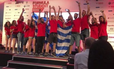 Μεταξύ 36 πανεπιστημιακών ομάδων από όλο τον κόσμο, η ομάδα φοιτητών Centaurus Racing Team του Τμήματος Μηχανολόγων Μηχανικών του Πανεπιστημίου Θεσσαλίας κατέκτησε τη δεύτερη θέση στη γενική κατάταξη της Class 2 του διαγωνισμού Formula Student που διεξήχθη στο Silverstone της Αγγλίας! Η μεγάλη επιτυχία της 20μελούς ελληνικής ομάδας, μάλιστα, προέκυψε από την 1η θέση που κατέκτησε στην κατηγορία του μηχανολογικού σχεδιασμού (Design), σε συνδυασμό με την 3η θέση στο Επιχειρηματικό Πλάνο (Business Plan Presentation) με το φετινό της μονοθέσιο, που φέρει το όνομα «Αμφίονας». Πάνω σ' αυτή την επιτυχία, οι φοιτητές θα χτίσουν την πλήρη κατασκευή του «Αμφίονα», του 6ου κατά σειρά μονοθεσίου που δημιουργούν από το 2009, ώστε να συμμετάσχουν με αξιώσεις στην Class 1 (που περιλαμβάνει ολοκληρωμένα -πέραν της φάσης του σχεδιασμού- και πλήρως λειτουργικά μονοθέσια) του διαγωνισμού την επόμενη χρονιά. Ο «Αμφίονας» έχει σωληνωτό σασί, τετρακύλινδρο κινητήρα 600 κ.εκ., ρυθμιζόμενη ανάρτηση και πλήρες αεροδυναμικό σύνολο. Το κόστος του κυμαίνεται στα 65 χιλιάδες Ευρώ, καθώς το αμάξωμά του είναι κατασκευασμένο κυρίως από ανθρακονήματα. Εξ αρχής η Centaurus Racing Team είχε θέσει το πλάνο διαχωρισμού της δημιουργίας του «Αμφίονα» σε δύο φάσεις, ώστε μετά το φετινό διαγωνισμό η ομάδα να αφοσιωθεί ολοκληρωτικά στην κατασκευή του μονοθεσίου. Η σπουδαία επιτυχία του σχεδίου να πάρει 147 από τους συνολικά 150 βαθμούς είναι ένα ισχυρό θεμέλιο για την κατασκευή του και για τη διεκδίκηση με αξιώσεις μιας ακόμα επιτυχίας σ' ένα περιβάλλον ιδιαίτερου συναγωνισμού μεταξύ ομάδων από μεγάλα Πανεπιστήμια όλου του κόσμου. Όπως εξηγούν τα μέλη του «Κένταυρου», «η συμμετοχή μας στην Class 2 κατηγορία του διαγωνισμού, δηλαδή με ολοκληρωμένα τα σχέδια του νέου της μονοθέσιου και κατασκευασμένα συγκεκριμένα κομμάτια του, είναι κομμάτι της απόφασης που πήραμε στην αρχή της περιόδου 2017-18 να μοιράσουμε τον σχεδιασμό και την κατασκευή του σε δύο φάσεις, απόφαση που αποδείχθηκε σωστή. Με τη συμμετοχή της στον διαγωνισμό FSUK στις 11-17 Ιουλίου, λοιπόν, έκλεισε η πρώτη περίοδος 2017-18 του πλάνου διετίας, πάνω στο οποίο στηρίχθηκε ο προγραμματισμός της ομάδας. Στόχος του πλάνου αυτού είναι, μέσω του Class 2 διαγωνισμού, το σύνολο αυτοκίνητο-οδηγός να αποδώσει το μέγιστο των δυνατοτήτων του στους Class 1 διαγωνισμούς (με τη συμμετοχή με πλήρως κατασκευασμένο μονοθέσιο) της δεύτερης φάσης το καλοκαίρι του 2019. »Την επόμενη χρονιά (περίοδος Class 1, 2018-19) η ομάδα θα κλείσει 10 χρόνια από την ίδρυσή της και ταυτόχρονα θα υποδεχτεί ένα νέο μέλος στην οικογένεια των μονοθεσίων της, τον Αμφίονα, ο οποίος πρόκειται να είναι πλήρως λειτουργικός τον Ιανουάριο του 2019, εξασφαλίζοντας με αυτόν τον τρόπο εκτεταμένο χρόνο δοκιμών. Ο Αμφίων θα βασιστεί στο ίδιο μοτίβο μονοθεσίου, δηλαδή με τετρακύλινδρο κινητήρα 600 κυβικών, σωληνωτό σασί από χάλυβα, πλήρως ρυθμιζόμενη ανάρτηση και ένα πλήρες αεροδυναμικό πακέτο. »Ο διαγωνισμός έδωσε στην ομάδα μία γερή εκκίνηση για την επόμενη σεζόν και την επιβεβαίωση ότι τα βήματά της είναι σταθερά και σίγουρα. Τα θετικά σχόλια και οι συμβουλές τον κριτών θα ολοκληρώσουν τη μελέτη των μελών της Centaurus Racing Team. Για να ανταποκριθεί η ομάδα αποτελεσματικά στις απαιτήσεις των Formula Student διαγωνισμών, από τον πρώτο χρόνο λειτουργίας της χωρίζεται σε υπο-ομάδες, κάθε μία από τις οποίες έχει το δικό της αντικείμενο μελέτης και κομμάτι πάνω στο οποίο δουλεύει στα πλαίσια του διαγωνισμού. Καθώς ο διαγωνισμός χωρίζεται σε δυναμικά και στατικά αγωνίσματα, υπάρχουν υπο-ομάδες που είτε σχεδιάζουν και κατασκευάζουν το μονοθέσιο είτε είναι υπεύθυνες για το marketing της ομάδας, με όλες να συμβάλλουν σε αυτά.» Ο Δημήτρης Αργέντος, μέλος της ομάδας, δήλωσε σε εκπομπή της ΕΡΤ Βόλου: «Το πρώτο μας μέλημα (σ.σ.: σε σχέση με το προηγούμενο μονοθέσιο, 'Θηρέας') ήταν να μειώσουμε το βάρος. Ο 'Θηρέας' είχε βάρος 240 κιλά και περίπου 85 ίππους, ήταν ένα αρκετά δυνατό αυτοκίνητο. Ο 'Αμφίονας' έχει σχεδιαστεί με μια νέα νοοτροπία ανάρτησης, με καινούριες κινηματικές και δυναμικές αναλύσεις. »Επίσης, βελτιώσαμε τον κινητήρα και κάναμε μείωση τουλάχιστον 25 κιλών - στο σχεδιασμό, τουλάχιστον. Η κατασκευή απέχει ακόμα, βέβαια, αλλά ευχόμαστε να είναι το ίδιο. Έγινε μια μεγάλη μελέτη στο σασί, η οποία μας δίνει τη στιβαρότητα, την ασφάλεια και τη μείωση βάρους, και τώρα περιμένουμε να γίνει πραγματικότητα για να δούμε τα αληθινά αποτελέσματα». Μιλώντας για τον προγραμματισμό από εδώ και στο εξής, η Κατερίνα Αντωνίου, επίσης μέλος της ομάδας, τόνισε: «Από το Σεπτέμβριο θα ξεκινήσει η κατασκευή του 'Αμφίονα', επομένως από το Γενάρη το μονοθέσιο θα είναι έτοιμο να ξεκινήσουμε τις δοκιμές, να το σετάρουν τα παιδιά και να είναι έτοιμο το επόμενο καλοκαίρι για τους αγώνες». Και ο Δ. Αργέντος συμπλήρωσε: «Έχουμε το πλεονέκτημα ότι το αυτοκίνητο θα κάνει δοκιμές για τουλάχιστον 4 μήνες, οπότε θα πάμε αρκετά προετοιμασμένοι στο διαγωνισμό. Οι δοκιμές γίνονται εδώ στην πίστα του Βόλου, ή διαφορετικά στην πίστα της Λάρισας όταν θέλουμε μεγαλύτερη απόσταση». Ολοκληρώνοντας, λοιπόν, μια δύσκολη σεζόν εστιασμένη στη μελέτη, η ομάδα βρίσκεται προ των πυλών μιας ακόμα πιο δύσκολης περιόδου, λόγω της κατασκευής και ρύθμισης του Αμφίονα. Και τα μέλη της αναφέρουν: «Φτάνοντας στο τέλος της φετινής αγωνιστικής χρονιάς, θα θέλαμε να ευχαριστήσουμε θερμά όλους τους ανθρώπους που μας βοήθησαν και ήταν δίπλα μας στις ατέλειωτες ώρες μας στο εργαστήριο, όλα τα παλιά μέλη της ομάδας που μας μεταφέρουν τις γνώσεις και τις εμπειρίες τους και φυσικά τους χορηγούς μας και το Πανεπιστήμιο Θεσσαλίας και τον υπεύθυνο καθηγητή της ομάδας μας, κύριο Αλέξη Κερμανίδη, που βρίσκονται δίπλα μας σε κάθε βήμα, καθώς χωρίς αυτούς δεν θα ήταν δυνατή η συμμετοχή μας στον διαγωνισμό. Είμαστε ιδιαίτερα χαρούμενοι και συγκινημένοι με το αποτέλεσμα! Είναι ένα δυνατό κίνητρο για να μπούμε στην επόμενη σεζόν. Τέλος, θα θέλαμε να ευχηθούμε καλή επιτυχία σε όλες τις ελληνικές ομάδες στους απαιτητικούς διαγωνισμούς που λαμβάνουν μέρος καθώς και συγχαρητήρια για τις διακρίσεις που έχουν ήδη κατακτήσει.” Centaurus Racing Team Η ομάδα Centaurus Racing Team του τμήματος Μηχανολόγων Μηχανικών του Πανεπιστημίου Θεσσαλίας δημιουργήθηκε το 2009 και έκτοτε συμμετέχει κάθε χρόνο στο διαγωνισμό Formula Student, με μονοθέσια στα οποία δίνει ονόματα μυθικών κενταύρων: Chiron, Nessus, την εξέλιξη του Nessus, Nessus R και Thireus. Το 2011 η ομάδα συμμετείχε στην Class 2, που προβλέπει τον πλήρη σχεδιασμό του μονοθεσίου, ενώ το 2013 συμμετείχε για πρώτη φορά στην Class 1 που προβλέπει τη δημιουργία ενός πλήρως λειτουργικού μονοθεσίου. Κάθε φοιτητής, κατά μέσον όρο αφιερώνεται στο εν λόγω πρόγραμμα για ενάμιση χρόνο, ενώ η ομάδα πέραν της συμπαράστασης του Π.Θ, έχει και την οικονομική υποστήριξη πλήθους χορηγών από την ευρύτερη περιοχή του Βόλου. Ο θεσμός Formula Student (FS) Η Formula Student είναι ένας φοιτητικός διαγωνισμός κατασκευής μονοθεσίων, από το Ινστιτούτο Μηχανολόγων Μηχανικών. Συμμετέχουν ομάδες φοιτητών από όλον τον κόσμο, που διαγωνίζονται στο σχεδιασμό και την κατασκευή ενός μονοθεσίου μέσα σε χρονικό περιθώριο ενός έτους. Τα μονοθέσια κρίνονται στους τομείς της ταχύτητας, επιτάχυνσης και αντοχής, ενώ οι ομάδες βαθμολογούνται βάσει του σχεδιασμού, του κόστους κατασκευής και του επιχειρηματικού πλάνου. Πρόκειται για τον πιο διακεκριμένο φοιτητικό μηχανολογικό διαγωνισμό της Ευρώπης, με την υποστήριξη της βιομηχανίας και με υψηλού κύρους συνεργάτες - όπως ο Ross Brawn. Ο στόχος του θεσμού είναι να εξελίξει νέους και εφευρετικούς μηχανολόγους και να ενθαρρύνει και άλλους νέους να μπουν στο χώρο. Στα 20 χρόνια του θεσμού, έχουν συμμετάσχει σε αυτόν σχεδόν 40 χιλιάδες φοιτητές! Η δομή του θεσμού είναι τέτοια που παρέχει ιδανικές ευκαιρίες για τους φοιτητές να δοκιμάσουν, παρουσιάσουν και βελτιώσουν τις ικανότητές τους, με σκοπό να παρουσιάσουν μια σύνθετη κατασκευή στο απαιτητικό περιβάλλον τους διεθνούς motorsport. Συνήθως, η κατασκευή είναι μέρος της διπλωματικής εργασίας των φοιτητών, και η συμμετοχή σ' ένα τέτοιο θεσμό θεωρείται απαραίτητη προϋπόθεση για τη μετάβαση από το πανεπιστήμιο στην αγορά εργασίας. Η Formula Student φέτος γιόρτασε τα 20 χρόνια της, εισάγωντας μάλιστα για πρώτη φορά την κατασκευή αυτόνομου μονοθεσίου μέσω της εξέλιξης του λογισμικού FS Artificial Intelligence (AI) . Επίσης, στο Σίλβερστοουν υποδέχθηκε για πρώτη φορά μια αμιγώς γυναικεία ομάδα, από το Πακιστάν, η οποία μετέφερε το μονοθέσιό της αεροπορικά για 4.000 μίλια!