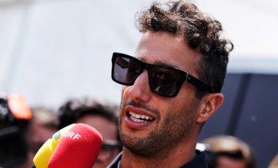 O ταλαντούχος Daniel Ricciardo στη Renault Sport F1 Team Ο Daniel Ricciardo ενώνει τις δυνάμεις του με τη Renault Sport Formula 1 Team από το 2019 Ο 29χρονος Daniel Ricciardo, με καταγωγή από το Perth της Αυστραλίας, ανήκει πλέον στο δυναμικό της Renault Sport F1 Team, για τις επόμενες δύο αγωνιστικές περιόδους. Πρόκειται για μια ενθουσιώδη εξέλιξη για τη R.S. F1 Team, που στοχεύει, πλέον, στην υψηλότερη θέση του podium, με βάση και το 6ετές πλάνο ανάπτυξης της αγωνιστικής της ομάδας. Ο Ricciardo έχει ανέβει ήδη 7 φορές στο ψηλότερο σκαλί του βάθρου αγώνα F1, ενώ συνολικά στο podium έχει ανέβει 29 φορές. Πρόκειται για έναν ταλαντούχο και παθιασμένο οδηγό, που είναι ήδη εξοικειωμένος με την οικογένεια της Renault, αφού έχει οδηγήσει στη Renault junior series από το 2007-2011, ενώ οδηγεί μονοθέσια με κινητήρες Renault ήδη από το 2014. Για τη μεταγραφή, ο Jérôme Stoll, Πρόεδρος της Renault Sport Racing σχολίασε: «Η Renault αποφάσισε να κάνει δυναμική επιστροφή στη F1 για να διεκδικήσει ενεργά τον τίτλο του Παγκόσμιου Πρωταθλητή. Η επισημοποίηση της συνεργασίας της με τον Daniel Ricciardo αποτελεί μια μοναδική ευκαιρία για την επίτευξη αυτού του στόχου που δε θα μπορούσε να πάει χαμένη». Παράλληλα, ο ίδιος ο Ricciardo σχολίασε: «Ίσως πρόκειται για μία από τις δυσκολότερες αποφάσεις της ζωής μου. Ωστόσο σκέφτηκα ότι τώρα είναι η ώρα να δεχτώ μια νέα πρόκληση. Υπάρχουν πολλά ακόμα να γίνουν πριν η Renault επιτύχει το στόχο της, αλλά είμαι εντυπωσιασμένος από την πρόοδο που σημειώνει εδώ και 2 χρόνια και ξέρω ότι κάθε φορά που η Renault αποφάσισε να εμπλακεί ενεργά στην F1, κατάφερε να νικήσει».