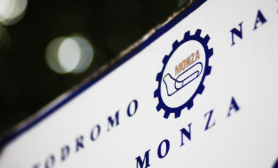 Η επιλογή γομών για τον εντός έδρας αγώνα F1 της Pirelli, στο 'Ναό της Ταχύτητας' είναι ίδια μ' αυτή που έχουμε κάνει τα τελευταία χρόνια: Μέση, μαλακή και πολύ μαλακή γόμα. Όπως είναι γνωστό όμως, οι γόμες του 2018 είναι ένα επίπεδο πιο μαλακές από τις αντίστοιχες περσινές, ενώ τα μονοθέσια είναι ταχύτερα από ποτέ. Η Monza είναι μια από τις ταχύτερες πίστες χάρη στις μεγάλες ευθείες. Εδώ εμφανίζονται μερικές από τις υψηλότερες τιμές φυγόκεντρων δυνάμεων όλης της χρονιάς για τα ελαστικά. Καθότι η Monza είναι μια από τις τέσσερις πίστες που βρίσκονται ανελλιπώς στο πρόγραμμα της F1 από το 1950, υπάρχει πάντα μια βάση παθιασμένων φιλάθλων, σε μια χώρα που έχει ταυτιστεί με τους αγώνες Grand Prix. Η ΠΙΣΤΑ ΥΠΟ ΤΟ ΠΡΙΣΜΑ ΤΩΝ ΕΛΑΣΤΙΚΩΝ (*Πρόσφυση ασφάλτου, κάθετη δύναμη, τραχύτητα ασφάλτου, φρένα, πλευρικές δυνάμεις) • Η πλειοψηφία των οδηγών έκανε μια αλλαγή πέρυσι. Ο ταχύτερος γύρος αγώνα ήταν 2 δευτερόλεπτα πιο γρήγορος από τον αντίστοιχο του 2016. • Το 2017 ο Daniel Ricciardo της Red Bull υιοθέτησε μια εναλλακτική στρατηγική μαλακής/πολύ μαλακής γόμας (πραγματοποιώντας αργά την αλλαγή) και κατάφερε να τερματίσει 4ος κερδίζοντας 12 θέσεις στον αγώνα, καθώς είχε εκκινήσει από πιο πίσω λόγω ποινών. Επίσης σημείωσε και τον ταχύτερο γύρο αγώνα. • Μολονότι τα μονοθέσια είναι τα ταχύτερα όλων των εποχών, η διαφορά στην ταχύτητά τους οφείλεται κυρίως στις στροφές οπότε δεν είναι τόσο προφανώς ορατή, στη Monza, όπου κυριαρχούν οι ευθείες. • Ο καιρός είναι συνήθως στεγνός και ζεστός. Παρόλα αυτά πέρυσι οι κατατακτήριες δοκιμές διεξήχθησαν υπό βαριά βροχή. • Οι ομάδες χρησιμοποιούν ένα ειδικό αεροδυναμικό πακέτο χαμηλής απόδοσης ώστε να μειώσουν τις αεροδυναμικές αντιστάσεις στις μεγάλες ευθείες. MARIO ISOLA - ΕΠΙΚΕΦΑΛΗΣ ΑΓΩΝΩΝ ΑΥΤΟΚΙΝΗΤΟΥ “Για τη Monza έχουμε κάνει την ίδια επιλογή ελαστικών με την προηγούμενη βδομάδα στο Βέλγιο: Πρόκειται για ένα ακόμη γρήγορο, ιστορικό ραντεβού για τη Formula 1. Η Monza κυριαρχείται από διαμήκη και όχι εγκάρσια φορτία, ενώ κομβικό ρόλο παίζει η ισχύς της μηχανής. Με την τελευταία γενιά μονοθέσιων οι ταχύτητες είναι γενικά υψηλότερες ενώ και η επιλογή γομών είναι ένα επίπεδο πιο μαλακή από τις αντίστοιχες περσινές. Είναι ενδιαφέρον να δούμε τι επίδραση θα έχουν όλα αυτά σ' έναν αγώνα όπου τα τελευταία χρόνια ο νικητής κάνει μια αλλαγή ελαστικών. Μολονότι οι κατατακτήριες δοκιμές στη Monza παραδοσιακά έχουν σημαντικό ρόλο, η εντυπωσιακή απόδοση του Daniel Ricciardo πέρυσι, έδειξε πως η στρατηγική μπορεί επίσης να παίξει κρίσιμο ρόλο. Ήδη υπάρχουν διαφορές στις επιλογές των σετ ελαστικών που έκαναν οι ομάδες για το Σαββατοκύριακο, αυτό δεικνύει διαφορετικές σχολές σκέψης όσον αφορά στην στρατηγική ελαστικών.” ΤΙ ΕΙΝΑΙ ΝΕΟ; • Ανάμεσα στις τρεις κορυφαίες ομάδες υπάρχει σημαντική απόσταση στην επιλογή σετ ελαστικών: Οι έξι οδηγοί των Mercedes, Ferrari και Red Bull έχουν κάνει διαφορετικές επιλογές. • Το Μιλάνο φιλοξενεί ένα νέο F1 φεστιβάλ για τους φιλάθλους κατά τη διάρκεια του Ιταλικού Grand Prix. Περιλαμβάνει ψυχαγωγία αλλά και live επίδειξη μονοθεσίου F1, στην περιοχή Navigli της πόλης. • Το πρόγραμμα καυτών γύρων 'Hot Laps', της Pirelli συνεχίζεται με υπεραυτοκίνητα που φορούν ελαστικά Pirelli. • Μετά το Ιταλικό Grand Prix, το πρόγραμμα εξέλιξης των ελαστικών Pirelli για το 2019 συνεχίζεται στο Paul Ricard της Γαλλίας με τη McLaren στις 5-6/9 με έμφαση στα βρόχινα ελαστικά.