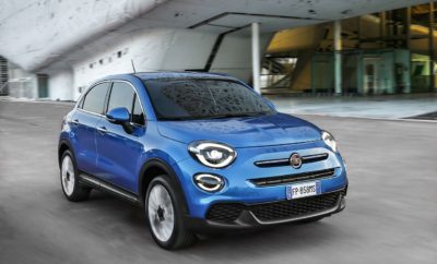 Το b-SUV της Fiat αποκτά νέο σχεδιασμό, ακόμα πιο προηγμένη τεχνολογία και νέους κινητήρες. Ανανεωμένη εξωτερική εμφάνιση με νέα φωτιστικά σώματα τεχνολογίας Full-LED και νέο εσωτερικό, πάντα με βάση το ξεχωριστό στιλ της οικογένειας 500. Νέας γενιάς turbo κινητήρες βενζίνης με 3 και 4 κυλίνδρους, οι οποίοι προσφέρουν οικονομία καυσίμου έως και 20% σε σχέση με τους συμβατικούς κινητήρες βενζίνης και 20% πιο αθόρυβη λειτουργία σε σχέση με τους αντίστοιχης απόδοσης κινητήρες Diesel. Προηγμένα συστήματα υποβοήθησης οδήγησης στο βασικό εξοπλισμό όλων των εκδόσεων όπως: Αναγνώριση πινακίδων κυκλοφορίας, σύσταση ορίου ταχύτητας, σύστημα διόρθωσης πορείας. Διαθέσιμο με το πλέον σύγχρονο σύστημα συνδεσιμότητας, Uconnect, με οθόνη αφής HD 7 ιντσών. Νέα γκάμα εκδόσεων με δύο τύπους αμαξωμάτων και τρείς εκδόσεις εξοπλισμού (Urban, City Cross και Cross). Στις εκθέσεις από τα τέλη Σεπτεμβρίου 2018, ενώ είναι άμεσα διαθέσιμο για παραγγελίες στο Δίκτυο Ολοκληρωμένων Συγκροτημάτων της FCA Greece με τιμές που ξεκινούν από τις 16.900 ευρώ. Δείτε το εμπνευσμένο από την ταινία «Back to the Future*» video του Νέου 500X εδώ! Το νέο Fiat 500X με μία ματιά Το Fiat 500X, το επιτυχημένο b-SUV, αναβαθμίζεται σε κάθε επίπεδο, με νέα εμφάνιση και νέες τεχνολογίες για να καλύψει ακόμα και τους πιο απαιτητικούς αγοραστές της δημοφιλούς κατηγορίας. Το Νέο 500X ξεχωρίζει χάρη στα νέα φωτιστικά σώματα τεχνολογίας LED, αλλά και το αναβαθμισμένο εσωτερικό που ακολουθεί πάντα το ξεχωριστό στιλ της σειράς 500. Παράλληλα με το μοναδικό σχεδιασμό, το νέο μοντέλο προσφέρει μεγαλύτερη πρακτικότητα και άνεση. Σε επίπεδο μηχανικών συνόλων, για πρώτη φορά με το Νέο 500Χ παρουσιάζεται η νέα γενιά 3κυλινδρων (1.000 κ.εκ.) και 4κυλινδρων (1.300 κ.εκ.) turbo κινητήρων βενζίνης της Fiat με κορυφαία απόδοση (120 και 150 ίππους αντίστοιχα), εξαιρετική οικονομία καυσίμου, αλλά και χαμηλά επίπεδα θορύβου. Τέλος, χάρη στα νέα συστήματα υποβοήθησης οδήγησης που είναι στο βασικό εξοπλισμό όλων των εκδόσεων του Νέου 500X, η οδηγική εμπειρία γίνεται πέρα από απολαυστική, εξαιρετικά άνετη και ασφαλής. Για το λανσάρισμα του Νέου 500X, η Fiat δημιούργησε ένα ξεχωριστό video, εμπνευσμένο από την κλασσική ταινία «Back to the Future»*, όπου ένα ζευγάρι ταξιδεύει στο χρόνο ξεκινώντας από τη δεκαετία του 60 με ένα Fiat 600 και φτάνοντας στο σήμερα με το Νέο 500Χ, όπου και συναντούν σε έναν ρόλο έκπληξη τον ηθοποιό Christopher Lloyd. *Back to the Future is a trademark and copyright of Universal Studios and U-Drive Joint Venture. Licensed by Universal Studios. All Rights Reserved. Το νέο Fiat 500X αναλυτικά Ανανεωμένος σχεδιασμός για πρακτικότητα και μοναδικό χαρακτήρα Το Νέο 500Χ αποτελεί ένα γνήσιο δείγμα της μοναδικής σχεδιαστικής ταυτότητας της Fiat. Εξελιγμένο για να είναι πιο μοντέρνο, πρακτικό, αλλά και τεχνολογικά προηγμένο, το Νέο 500Χ ξεχωρίζει ως ένα γνήσιο μέλος της οικογένειας 500. Η νέα ταυτότητα σε μεγάλο βαθμό εκφράζεται από τα φωτιστικά σώματα που χρησιμοποιούν τεχνολογία LED. Τόσο τα φώτα ημέρας, όσο και τα πίσω φωτιστικά σώματα χρησιμοποιούν λυχνίες LED και βρίσκονται στο βασικό εξοπλισμό όλων των εκδόσεων. Διαθέσιμη για τα φωτιστικά σώματα είναι και η επιλογή της τεχνολογίας Full LED, ενός συστήματος που εξελίχθηκε σε συνεργασία με τη Magneti Marelli. Τα φώτα τεχνολογίας Full LED εκτός από τον ιδιαίτερα δυναμικό σχεδιασμό εξασφαλίζουν και 20% μεγαλύτερη απόδοση φωτεινότητας σε σχέση με την τεχνολογία Xenon που χρησιμοποιούσε το προηγούμενο μοντέλο. Παράλληλα με την αυξημένη απόδοση, σημαντικά μειωμένη είναι η κατανάλωση ενέργειας (5φορές μικρότερη σε σχέση με τα φώτα αλογόνου), ενώ εξαιρετικής σημασίας είναι και το γεγονός ότι τα νέα φωτιστικά σώματα μειώνουν την κούραση των ματιών. Σε αυτό συμβάλει τόσο το χρώμα του φωτός που προσομοιάζει εκείνο της ημέρας, όσο και η κάλυψη μεγαλύτερης ακτίνας πεδίου. Χαρακτηριστικό είναι το στοιχείο ότι με ταχύτητα 90 χλμ./ώρα ο οδηγός μπορεί να εντοπίσει με τα νέα φώτα πιθανά εμπόδια μέχρι και 4'' νωρίτερα (κάτι που μεταφράζεται σε μια απόσταση περίπου 100 m) σε σχέση με τις συμβατικές λύσεις. Τα νέα φωτιστικά σώματα αποτελούν αναμφίβολα ένα ιδιαίτερο σχεδιαστικό χαρακτηριστικό που συμβάλει στη ξεχωριστή τεχνολογική και σχεδιαστική ταυτότητα του Νέου 500X. Εκδόσεις Urban με νέου σχεδιασμού εμπρός και πίσω προφυλακτήρες και εκδόσεις Cross και City Cross με νέες ποδιές που ενισχύουν ακόμα περισσότερο τον περιπετειώδη χαρακτήρα τους. Ο νέος σχεδιασμός τονίζει τους δύο χαρακτήρες του 500Χ. Τον αστικό που του επιτρέπει να κινείται με άνεση στις δύσκολες κυκλοφοριακές συνθήκες χάρη στην ευελιξία και την υψηλή θέση οδήγησής του και τον περιπετειώδη χαρακτήρα που του επιτρέπει να αποτελεί το ιδανικό όχημα για εντός και εκτός δρόμου εξορμήσεις. Με συμπαγείς εξωτερικές διαστάσεις, αλλά ευρύχωρο εσωτερικό και μεγάλο χώρο αποσκευών, οι επιβάτες απολαμβάνουν ένα ευχάριστο περιβάλλον, το οποίο χαρακτηρίζεται από τα ποιοτικά υλικά, το υψηλού επιπέδου φινίρισμα και τις πρακτικές λύσεις αποθήκευσης. Ένα άνετο εσωτερικό, με μοναδικό Ιταλικό στιλ και πολλαπλές επιλογές εξατομίκευσης, όπως για παράδειγμα η επιλογή ανάμεσα σε διάφορες επενδύσεις για τα καθίσματα, τις πόρτες, κτλ. Σε επίπεδο εργονομίας, ο νέος πίνακας οργάνων επιτρέπει την ακόμα πιο εύκολη ανάγνωση των πληροφοριών, ενώ το επανασχεδιασμένο τιμόνι με τη νέα δερμάτινη επένδυση προσφέρει καλύτερο και πιο άνετο κράτημα, καθώς και άμεση πρόσβαση στις λειτουργίες του ηχοσυστήματος. Όλα τα χειριστήρια και οι οθόνες είναι σχεδιασμένα και τοποθετημένα έτσι ώστε να επιτρέπουν την άνετη και ασφαλή χρήση τους. Ο πίνακας οργάνων διατηρεί τη λογική των τριών κυκλικών τομέων - κύριο χαρακτηριστικό της οικογένειας 500- με τα δύο ακριανά τμήματα να φιλοξενούν τους αναλογικούς δείκτες για το ταχύμετρο και το στροφόμετρο, ενώ η κεντρική ψηφιακή οθόνη TFT των 3,5 ιντσών προσφέρει όλες τις σημαντικές πληροφορίες με ένα απλό και ξεκάθαρο τρόπο. Νέας γενιάς κινητήρες βενζίνης για κορυφαία απόδοση στην κατηγορία Το Νέο 500X είναι το πρώτο μοντέλο της Fiat που εφοδιάζεται με τους νέας γενιάς υπερτροφοδοτούμενους κινητήρες βενζίνης Firefly, οι οποίοι σχεδιάστηκαν με γνώμονα την ιδανική ισορροπία μεταξύ απόδοσης, οδηγικής απόλαυσης, αλλά και οικονομίας καυσίμου. Το αποτέλεσμα είναι τα νέα κινητήρια σύνολα να προσφέρουν υψηλή ιπποδύναμη και ροπή με ιδιαίτερα πολιτισμένη λειτουργία (20% πιο αθόρυβοι σε σχέση με αντίστοιχης απόδοσης κινητήρες diesel) και 20% χαμηλότερη κατανάλωση σε σχέση με τους βενζινοκινητήρες προηγούμενης γενιάς. Οι κινητήρες Firefly είναι προδιαγραφών Euro 6/D-TEMP και εφοδιάζονται με φίλτρο μικροσωματιδίων. Κατά την εξέλιξη τους ολοκληρώθηκαν περισσότερες από 75.000 ώρες δοκιμών σε προσομοιωτή, καθώς και 60.000 ώρες εξέλιξης με πραγματικά οχήματα που κάλυψαν 5 εκατομμύρια χλμ. σε όλο τον κόσμο, έτσι ώστε να εξασφαλιστεί κορυφαίο επίπεδο αντοχής και αξιοπιστίας. Σχεδιασμένοι γύρω από την αρχιτεκτονική ενός κυλίνδρου χωρητικότητας 0,33 λίτρων, η νέα γενιά κινητήρων είναι διαθέσιμη σε 3κυλινδρη έκδοση 1 λίτρου και 4κυλινδρη έκδοση 1,3 λίτρων. Η μικρότερη έκδοση αποδίδει 120 ίππους και 190 Nm ροπής, ενώ συνδυάζεται με μηχανικό κιβώτιο 6 σχέσεων. Αντίστοιχα η μεγαλύτερη έκδοση αποδίδει 150 ίππους και 270 Nm ροπής και εφοδιάζεται με το αυτόματο κιβώτιο διπλού συμπλέκτη DCT των 6 σχέσεων. Και στις δύο περιπτώσεις η κίνηση μεταδίδεται στους εμπρός τροχούς. Η αρχιτεκτονική των κινητήρων Firefly εξασφαλίζει αποδοτικότητα, υψηλή αξιοποίηση κοινών μηχανικών τμημάτων, τυποποίηση των εξαρτημάτων και της γραμμής παραγωγής, αλλά και μεγάλη ευελιξία για μελλοντικές εξελίξεις. Οι νέοι κινητήρες είναι κατασκευασμένοι εξ ολοκλήρου από κράμα αλουμινίου, εξασφαλίζοντας ιδιαίτερα χαμηλό βάρος (η 3κυλινδρη έκδοση ζυγίζει μόλις 93 κιλά). Ιδιαίτερα η κεφαλή έχει εξελιχθεί σε συνεργασία με την Teksid και είναι κατασκευασμένη με χρήση χύτευσης υψηλής πίεσης, ενώ και η βάση του κινητήρα έχει εξελιχθεί ώστε να παρέχει τον καλύτερο συνδυασμό αντοχής, χαμηλών κραδασμών και χαμηλού βάρους. Η χρήση αρκετών προηγμένων τεχνικών χαρακτηριστικών, όπως ο εξελιγμένος άμεσος ψεκασμός, ο στροβυλοσυμπιεστής (turbo) χαμηλής αδράνειας με ηλεκτρονικά ελεγχόμενη βαλβίδα ανακούφισης, κ.α., συνεισφέρουν στην αυξημένη απόδοση και την άνεση, αλλά και την άμεση απόκριση στις εντολές του οδηγού. Ακόμα μία πρωτοπορία των κινητήρων Firefly είναι η παρουσίαση της 3ης γενιάς του συστήματος MultiAir (αποκλειστικότητα της FCA), το οποίο βελτιστοποιεί περαιτέρω την απόδοση της καύσης μέσω του ελέγχου του χρονισμού - βυθίσματος των βαλβίδων εισαγωγής. Το σύστημα MultiAir III βελτιώνει την ελαστικότητα στις χαμηλές στροφές, αλλά και την απόδοση υπό υψηλό φορτίο, όπου μέσω της καθυστέρησης του κλεισίματος των βαλβίδων μειώνει τα φαινόμενα προ-ανάφλεξης με αποτέλεσμα καλύτερη λειτουργία και χαμηλότερη κατανάλωση καυσίμου. Τη γκάμα των κινητήρων βενζίνης του Νέου 500X συμπληρώνει ο ανανεωμένος 1.6 E-Torq με τους 110 ίππους, προδιαγραφών Euro 6/D-TEMP, οποίος συνδυάζεται με μηχανικό κιβώτιο.