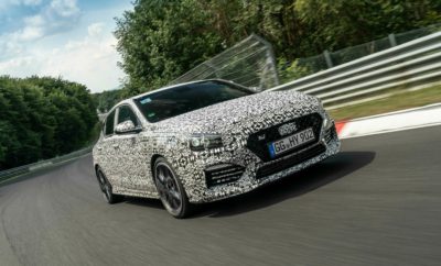 Νέο μοντέλο της σειράς Ν από την Hyundai : Το νέο i30 Fastback N • Η Hyundai προχωρά στην ανάπτυξη του τρίτου μοντέλου της σειράς υψηλών επιδόσεων N • Οι δοκιμές του πρωτοτύπου που πραγματοποιούνται στο Τεχνικό Κέντρο της εταιρείας στο Nürburgring περιλαμβάνουν αξιολογήσεις επιδόσεων και ανθεκτικότητας • Το νέο i30 Fastback Ν θα είναι διαθέσιμο αργότερα μέσα στο έτος Η Hyundai Motor βρίσκεται στο τελικό στάδιo ανάπτυξης του επόμενου μοντέλου της αναπτυσσόμενης γκάμας των αυτοκινήτων υψηλών επιδόσεων που φέρουν το λογότυπο N: το νέο i30 Fastback N. Οι δοκιμές του πρωτοτύπου βρίσκονται σε εξέλιξη και περιλαμβάνουν εκτεταμένες αξιολογήσεις σε διαφορετικά οδοστρώματα σε όλη την Ευρώπη. Μεταξύ των δοκιμών βρίσκεται η διάσημη πίστα Nordschleife στο Nürburgring της Γερμανίας, όπου η Hyundai στεγάζει ιδιόκτητο Τεχνικό Κέντρο. Η διαδρομή και οι δημόσιοι δρόμοι γύρω από την περιοχή είναι μεταξύ αυτών που χρησιμοποιούνται για την αξιολόγηση των επιδόσεων και της ανθεκτικότητας, βοηθώντας στην προετοιμασία του μοντέλου, το οποίο αποτελεί το τρίτο μοντέλο Ν, μετά από το 5θυρο i30 N και το Veloster N. Ξεκινώντας την εμπορική του πορεία νωρίτερα αυτό το έτος, το i30 Fastback αποτελεί μια εξαιρετική επιλογή – είναι το μοναδικό 5θυρο κουπέ στην κατηγορία του - το οποίο επεκτείνει την επιτυχημένη οικογένεια του i30. Το νέο i30 Fastback N θα αναβαθμίσει το αυτοκίνητο, βελτιώνοντας τον εκλεπτυσμένο σχεδιασμό του πρωτότυπου μοντέλου σε συνδυασμό με τα χαρακτηριστικά BRM-raising του 5θυρου αδελφού του i30 N. Περισσότερες πληροφορίες σχετικά με το νέο i30 Fastback N θα ανακοινωθούν αργότερα μέσα στο έτος,