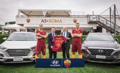 Η Hyundai χορηγικός συνεργάτης της AS Roma • Το λογότυπο της Hyundai θα εμφανίζεται στην πίσω όψη των εμφανίσεων της AS Roma στους εντός έδρας αγώνες της ομάδας την επόμενη σεζόν Η Hyundai Motor ανακοίνωσε πολυετή συνεργασία με την AS Roma ως Παγκόσμιος Συνεργάτης Αυτοκινήτου. Το λογότυπο της Hyundai θα εμφανίζεται στην πίσω όψη της διάσημης κόκκινης-χρυσής φανέλας της ομάδας σε όλους τους εντός έδρας αγώνες από την επόμενη σεζόν και μέχρι το 2021. Αναδεικνύοντας την πρώτη φορά που η Hyundai έχει δημιουργήσει μια τέτοια εταιρική σχέση στο Ιταλικό πρωτάθλημα ποδοσφαίρου, η μάρκα θα συνεργαστεί στενά με την AS Roma για να δημιουργήσει μια σειρά καινοτόμων πρωτοβουλιών και πολύτιμα οφέλη για τους φιλάθλους του συλλόγου, με σκοπό να διευκολύνει τις μετακινήσεις των φιλάθλων και να κάνει το ποδόσφαιρο πιο προσιτό σε όλους. Κατά την ενεργοποίηση της συνεργασίας, η Hyundai θα προβάλλεται, επίσης, περιμετρικά στις LED οθόνες του γηπέδου στους εντός έδρας αγώνες του συλλόγου, στο εκπαιδευτικό κέντρο του συλλόγου καθώς και μέσω ποικίλων άλλων κοινωνικών και ψηφιακών μέσων ενημέρωσης. Για να γιορτάσουν την έναρξη της νέας συνεργασίας, οι πρωταγωνιστές της πρώτης ομάδας της AS Roma, Edin Džeko, Javier Pastore, Bryan Cristante και Cengiz Ünder συμμετείχαν σε ένα νέο βίντεο, που γυρίστηκε στο εκπαιδευτικό κέντρο Trigoria του συλλόγου. Το βίντεο αναφέρεται σε μια ομάδα προσκεκλημένων οπαδών με σκοπό να απολαύσουν μια ξεχωριστή επίσκεψη στις εγκαταστάσεις του συλλόγου, όπου απολαμβάνουν μια ιδιαίτερη στιγμή όταν απροσδόκητα εκπλήσσονται ευχάριστα από τους παίκτες που τους δωρίζουν την εμφάνιση της ομάδας της σεζόν 2018/19, η οποία αναγράφει το όνομά τους. Παρακολουθήστε το σχετικό βίντεο εδώ: https://youtu.be/pv-4OdfJouY. Με αυτή τη συνεργασία, η Hyundai επεκτείνει τη μακρόχρονη παρουσία της στο ποδόσφαιρο, έχοντας συνεχή συμμετοχή σε εθνικές και διεθνείς διοργανώσεις τα τελευταία 20 χρόνια. Η συνεργασία της Hyundai με την AS Roma προστίθεται σε ένα αυξανόμενο χαρτοφυλάκιο πανευρωπαϊκών ποδοσφαιρικών συλλόγων, μετά από τις πρόσφατες ανακοινώσεις χορηγίας με την Chelsea FC της Αγγλικής Πρέμιερ Λιγκ, το Club Atlético de Madrid της La Liga και την Hertha BSC της Bundesliga. Ο κ. Andreas-Christoph Hofmann, Vice President Marketing & Product της Hyundai Motor Europe, δήλωσε: "Η συνεργασία αυτή είναι ένα ακόμα σημαντικό ορόσημο για τη Hyundai και προστίθεται σε έναν αυξανόμενο κατάλογο χορηγιών ποδοσφαίρου σε πρωτεύουσες της Ευρώπης, ακολουθώντας τις συμφωνίες μας με την Chelsea FC, στο Λονδίνο, το Club Atlético de Madrid και την Hertha BSC. Η AS Roma είναι ένας ακόμη σύλλογος με εξαιρετικά παθιασμένο fanbase που ευθυγραμμίζεται με τη στρατηγική μας, όπου τοποθετεί τους φιλάθλους στο επίκεντρο όλων των δραστηριοτήτων μας”. Ο κ. Guido Fienga, Διευθύνων Σύμβουλος της AS Roma, δήλωσε: "Είμαστε στην ευχάριστη θέση να ανακοινώσουμε τη νέα μας εταιρική σχέση με τη Hyundai, μια από τις πιο επιτυχημένες εταιρείες αυτοκινήτου στον κόσμο. Οι κοινές μας φιλοδοξίες για καινοτομία και εξέλιξη έχουν καταστήσει πολύ εύκολη την επίτευξη της συμφωνίας μας. Είμαστε υπερήφανοι που θα κοσμεί το όνομα Hyundai την πίσω όψη των εμφανίσεών μας και προσβλέπουμε να συνεργαστούμε στενά με τη Hyundai καθώς επιδιώκουν να ψυχαγωγήσουν και να εμπλέξουν ενεργά το παγκόσμιο fanbase μας». Η Hyundai είναι κορυφαίος συνεργάτης της FIFA από το 1999, υποστηρικτής της ΟΥΕΦΑ για 18 χρόνια έως το 2017 και εξακολουθεί να στηρίζει εθνικές ομάδες καθώς και μεμονωμένους συλλόγους σε πολλές χώρες, συμπεριλαμβανομένης της Olympique Lyonnais στη Γαλλία και από την επόμενη σεζόν την Chelsea FC στο Ηνωμένο Βασίλειο, το Club Atlético de Madrid στην Ισπανία και την Hertha BSC στη Γερμανία.