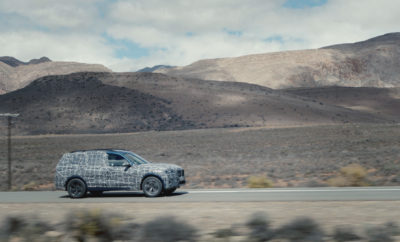 Το Sports Activity Vehicle βρίσκεται καθ’ οδόν για την πολυτελή κατηγορία και στη διαδρομή του περνά από έναν πραγματικό μαραθώνιο κρίσιμων δοκιμασιών. Στο πλαίσιο ενός εκτεταμένου και ποικίλου προγράμματος δοκιμών, τα καμουφλαρισμένα πρωτότυπα της νέας BMW X7 οδηγούνται στα πιο αφιλόξενα εδάφη του πλανήτη. Μετά τα χειμερινά test drives που πραγματοποιήθηκαν σε χιόνι και πάγο, στις εσχατιές του αρκτικού κύκλου νωρίτερα μέσα στη χρονιά, σειρά είχαν οι δοκιμές αντοχής σε αχανείς εκτάσεις στην έρημο και στο χώμα υπό τον ανελέητο ήλιο της Ν. Αφρικής. Η κουραστική οδήγηση με συχνά σταμάτα-ξεκίνα στη ζούγκλα των πόλεων εναλλάσσεται με δυναμικές δοκιμές φορτίου κινητήρα σε ορεινές διαδρομές και στον αυτοκινητόδρομο. Αντιμετωπίζοντας ακραίες προκλήσεις σε ένα ευρύ φάσμα καιρικών και εδαφικών συνθηκών, η πρώτη BMW X της πολυτελούς κατηγορίας έχει αποδείξει τις έξοχες ικανότητές της σε test drive δυναμικής οδήγησης. Με μία εντυπωσιακή εξωτερική εμφάνιση, απαράμιλλη ευρυχωρία εσωτερικού, προηγμένες τεχνολογίες κίνησης και ανάρτησης και αποκλειστικό εξοπλισμό, η BMW X7 αποτελεί την πιο σύγχρονη ερμηνεία της έννοιας της οδηγικής απόλαυσης στην πολυτελή κατηγορία από τη μάρκα BMW. Ο συνδυασμός κορυφαίων off-road επιδόσεων και ανώτερης δυναμικής συμπεριφοράς στο δρόμο, όπως αρμόζει σε ένα Sports Activity Vehicle κατακτά μία ακόμα κατηγορία. Με την προσεχή παρουσίαση του τελευταίου και μεγαλύτερου μοντέλου BMW X στο τέλος του 2018, η BMW συνεχίζει την τρέχουσα προϊοντική της επέλαση στην πολυτελή κατηγορία με μία ακόμα συναρπαστική αυτοκινητιστική φιλοσοφία. Τα πρωτότυπα της νέας BMW X7 κατασκευάστηκαν στο εργοστάσιο της BMW στο Spartanburg. Το κέντρο εξειδίκευσης για μοντέλα BMW X στην Αμερικανική Πολιτεία της Ν. Καρολίνα θα κατασκευάζει και τα μοντέλα παραγωγής. Παρά το περίτεχνο καμουφλάζ, τα οχήματα προ-παραγωγής αποκαλύπτουν τις επιβλητικές διαστάσεις και τις καθαρές και αρμονικές αναλογίες της BMW X7. Στη νέα BMW X7, η πολυτέλεια, η πολυμορφικότητα και ο σπορ χαρακτήρας συνδυάζονται για τη δημιουργία ενός μοναδικού συνόλου. Οι νέες δοκιμές επιβεβαιώνουν περίτρανα την οδηγική απόλαυση που μπορεί κάποιος να βιώσει στο προηγμένο εσωτερικό της, ακόμα και υπό αντίξοες κλιματικές και εδαφικές συνθήκες. Τόσο στο Κέντρο Χειμερινών Δοκιμών στο Arjeplog, Σουηδία, όσο και σε δοκιμές σε θερμά κλίματα, αλλά και σε καθημερινές συνθήκες κυκλοφορίας στο Spartanburg, τα πρωτότυπα της νέας BMW X7 είχαν άφθονες ευκαιρίες για να πείσουν με σύγχρονη πολυτέλεια και τον πολυδιάστατο χαρακτήρα τους.