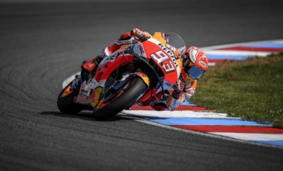 Ο Marc Marquez γιορτάζει το 100ο του MotoGP στο βάθρο του Brno. Στην 8η θέση ο Pedrosa. Από το τρίτο σκαλί του βάθρου στο GP της Τσεχίας γιόρτασε ο Marc Marquez τον 100ο αγώνα του στην κατηγορία MotoGP, ένα ορόσημο που είναι ενδεικτικό των εντυπωσιακών στατιστικών της σχετικά βραχύχρονης καριέρας του στην κορυφαία κατηγορία. Ο νεαρός Ισπανός ανέβηκε για 71η φορά στο βάθρο (71%) και αυτό ήταν το καλύτερο αποτέλεσμα που μπορούσε να φέρει χθες. Ο Marquez ήταν στο γκρουπ των πρώτων μαζί με το Lorenzo και τον τελικό νικητή Dovizioso μέχρι τον τελευταίο γύρο και αρκέστηκε τελικά στην 3η θέση. Ταυτόχρονα κατάφερε να διευρύνει τη διαφορά του από το δεύτερο στο πρωτάθλημα σε μία πίστα στην οποία δεν αισθανόταν ιδιαίτερα άνετα. Ενώ πήγε στην Τσεχία με διαφορά 46 βαθμών από το Valentino Rossi, έφυγε με διαφορά συν 49 βαθμών. Τα υπόλοιπα στατιστικά στοιχεία του Marquez σ’ αυτό το ιδιαίτερο 100ο του MotoGP είναι 40 νίκες (40%), 68 pole position (68%) και 42 ταχύτεροι γύροι στον αγώνα (42%). Ο Dani Pedrosa, ο οποίος εκκινούσε από τη 10η θέση, δυσκολεύτηκε για άλλη μια φορά στις εξόδους των στροφών και μόνο στο τέλος του αγώνα κατάφερε να κερδίσει δύο θέσεις και να περάσει τη γραμμή του τερματισμού στην όγδοη θέση. Σήμερα, η ομάδα της Repsol Honda θα παραμείνει στο Brno για δοκιμές πριν ταξιδέψει στην Αυστρία για τον αγώνα της επόμενης Κυριακής στην πίστα Red Bull Ring, στην πόλη Österreich. Marc Marquez 3ος «Ο στόχος μας αυτό το Σαββατοκύριακο ήταν να μεγαλώσουμε τη διαφορά μας στην κατάταξη και τον πετύχαμε. Ήρθαμε εδώ με διαφορά 46 βαθμών και φεύγουμε με 49, το οποίο είναι πολύ καλό. Από το Σάββατο περίμενα ότι οι Lorenzo και Dovizioso, ίσως και ο Valentino, θα ήταν οι πιο δυνατοί αντίπαλοι και όλοι τους ήταν εκεί σήμερα. Ήμουν προετοιμασμένος κι εγώ για να δώσω μάχες, όμως ειλικρινά ήταν δύσκολο να τις κερδίσω απέναντι στους δύο αναβάτες της Ducati, καθώς είχαν πολύ καλή επιτάχυνση και σταθερότητα στο φρενάρισμα. Προσπάθησα αλλά δεν ήταν δυνατό, οπότε πήραμε αυτή την τρίτη θέση που είναι θετικό αποτέλεσμα. Σήμερα έκανα τον 100ο μου αγώνα στην κατηγορία MotoGP και εκμεταλλεύτηκα όλη την εμπειρία που έχω αποκομίσει. Αν ήταν ο δεύτερος ή ο τρίτος αγώνας μου, πιθανόν να πάλευα για τη νίκη και ή θα την έπαιρνα ή θα έπεφτα. Όμως ήταν ο 100ός μου αγώνας και οδήγησα σοφά. Η τρίτη θέση μπορεί να είναι το χειρότερό μου αποτέλεσμα φέτος με τερματισμό, όμως είμαι χαρούμενος διότι τερματίσαμε πολύ κοντά στους πρώτους σε μία πίστα στην οποία συνήθως δυσκολευόμαστε. Έχω εμπιστοσύνη στον εαυτό μου καθώς ακολουθούν καλύτερες πίστες για εμάς». Dani Pedrosa 8ος «Δεν ένιωθα άνετα στη μοτοσυκλέτα και δεν είχα καλή έξοδο από τις στροφές οπότε προσπαθούσα να κερδίσω κάτι στις εισόδους. Οδηγούσα σαν ελατήριο. Μόνο προς το τέλος του αγώνα, όταν τα ελαστικά των άλλων αναβατών είχαν πέσει σε απόδοση και δεν ήταν τόσο αποτελεσματικά στην επιτάχυνση, μπόρεσα να κάνω δύο προσπεράσματα. Δεν είναι εύκολο να οδηγείς με αυτόν τον τρόπο, όμως τη Δευτέρα θα κάνουμε δοκιμές εδώ και ελπίζω να μπορέσουμε να δουλέψουμε ώστε να γίνουμε ταχύτεροι στην επιτάχυνση». ΑΠΟΤΕΛΕΣΜΑΤΑ ΑΓΩΝΑ Θέση Αναβάτης Νο Εθ/τητα Βαθμοί Ομάδα Κατ/στής Χρόνος 1 DOVIZIOSO Andrea 4 ITA 25 Ducati Team Ducati 41'07.728 2 LORENZO Jorge 99 SPA 20 Ducati Team Ducati 0.178 3 MARQUEZ Marc 93 SPA 16 Repsol Honda Team Honda 0.368 4 ROSSI Valentino 46 ITA 13 Movistar Yamaha MotoGP Yamaha 2.902 5 CRUTCHLOW Cal 35 GBR 11 LCR Honda Honda 2.958 6 PETRUCCI Danilo 9 ITA 10 Alma Pramac Racing Ducati 3.768 7 ZARCO Johann 5 FRA 9 Monster Yamaha Tech 3 Yamaha 6.159 8 PEDROSA Dani 26 SPA 8 Repsol Honda Team Honda 7.479 9 BAUTISTA Alvaro 19 SPA 7 Angel Nieto Team Ducati 7.575 10 IANNONE Andrea 29 ITA 6 Team Suzuki Ecstar Suzuki 8.326 11 RINS Alex 42 SPA 5 Team Suzuki Ecstar Suzuki 8.653 12 MILLER Jack 43 AUS 4 Alma Pramac Racing Ducati 16.549 13 MORBIDELLI Franco 21 ITA 3 EG 0,0 Marc VDS Honda 19.603 14 SYAHRIN Hafizh 55 MAL 2 Monster Yamaha Tech 3 Yamaha 21.381 15 ESPARGARO Aleix 41 SPA 1 Aprilia Racing Team Gresini Aprilia 23.159 16 LUTHI Tom 12 SWI 0 EG 0,0 Marc VDS Honda 27.673 17 NAKAGAMI Takaaki 30 JPN 0 LCR Honda Honda 28.311 18 ABRAHAM Karel 17 CZE 0 Angel Nieto Team Ducati 41.172 19 GUINTOLI Sylvain 50 FRA 0 Team Suzuki Ecstar Suzuki 42.411 20 SIMEON Xavier 10 BEL 0 Reale Avintia Racing Ducati 50.941 21 RABAT Tito 53 SPA 0 Reale Avintia Racing Ducati 13 laps 22 REDDING Scott 45 GBR 0 Aprilia Racing Team Gresini Aprilia 16 laps 23 SMITH Bradley 38 GBR 0 Red Bull KTM Factory Racing KTM 20 laps 24 VINALES Maverick 25 SPA 0 Movistar Yamaha MotoGP Yamaha / 25 BRADL Stefan 6 GER 0 Team HRC Honda / ΑΠΟΤΕΛΕΣΜΑΤΑ ΑΝΑΒΑΤΩΝ Θέση Αναβάτης Νο Εθ/τητα Βαθμοί Ομάδα Κατασκευαστής 1 MARQUEZ Marc 93 SPA 181 Repsol Honda Team Honda 2 ROSSI Valentino 46 ITA 132 Movistar Yamaha MotoGP Yamaha 3 DOVIZIOSO Andrea 4 ITA 113 Ducati Team Ducati 4 VINALES Maverick 25 SPA 109 Movistar Yamaha MotoGP Yamaha 5 LORENZO Jorge 99 SPA 105 Ducati Team Ducati 6 ZARCO Johann 5 FRA 97 Monster Yamaha Tech 3 Yamaha 7 PETRUCCI Danilo 9 ITA 94 Alma Pramac Racing Ducati 8 CRUTCHLOW Cal 35 GBR 90 LCR Honda Honda 9 IANNONE Andrea 29 ITA 81 Team Suzuki Ecstar Suzuki 10 MILLER Jack 43 AUS 61 Alma Pramac Racing Ducati 11 RINS Alex 42 SPA 58 Team Suzuki Ecstar Suzuki 12 PEDROSA Dani 26 SPA 57 Repsol Honda Team Honda 13 BAUTISTA Alvaro 19 SPA 51 Angel Nieto Team Ducati 14 ESPARGARO Pol 44 SPA 32 Red Bull KTM Factory Racing KTM 15 RABAT Tito 53 SPA 30 Reale Avintia Racing Ducati 16 SYAHRIN Hafizh 55 MAL 24 Monster Yamaha Tech 3 Yamaha 17 MORBIDELLI Franco 21 ITA 22 EG 0,0 Marc VDS Honda 18 ESPARGARO Aleix 41 SPA 17 Aprilia Racing Team Gresini Aprilia 19 SMITH Bradley 38 GBR 13 Red Bull KTM Factory Racing KTM 20 REDDING Scott 45 GBR 12 Aprilia Racing Team Gresini Aprilia 21 NAKAGAMI Takaaki 30 JPN 10 LCR Honda Honda 22 KALLIO Mika 36 FIN 6 Red Bull KTM Factory Racing KTM 23 ABRAHAM Karel 17 CZE 4 Angel Nieto Team Ducati ΑΠΟΤΕΛΕΣΜΑΤΑ ΟΜΑΔΑΣ Θέση. Ομάδα Βαθμοί 1 Movistar Yamaha MotoGP 241 2 Repsol Honda Team 238 3 Ducati Team 218 4 Alma Pramac Racing 155 5 Team Suzuki Ecstar 139 6 Monster Yamaha Tech 3 121 7 LCR Honda 100 8 Angel Nieto Team 55 9 Red Bull KTM Factory Racing 45 10 Reale Avintia Racing 30 11 Aprilia Racing Team Gresini 29 12 EG 0,0 Marc VDS 22 ΑΠΟΤΕΛΕΣΜΑΤΑ ΚΑΤΑΣΚΕΥΑΣΤΩΝ Θέση Ομάδα Βαθμοί 1 Honda 216 2 Ducati 183 3 Yamaha 173 4 Suzuki 110 5 KTM 39 6 Aprilia 27