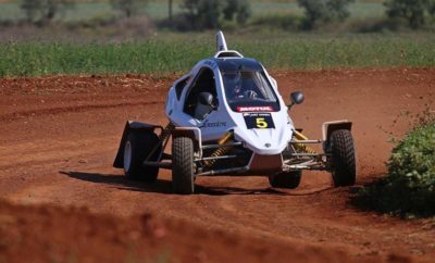 Speedcar και Motul, πρώτοι στα Kartcross έως 750cc! Το Σαββατοκύριακο που πέρασε, η Speedcar Motul Team Greece έδωσε δυναμικό παρών στον δεύτερο αγώνα του θεσμού EKO Racing Dirt Games που έγινε στο Σπαθοβούνι. Παρά τις ατυχίες που είχε η ομάδα στην κατηγορία Kartcross έως 600cc, όπου κανένας από τους οδηγούς της ομάδας δεν εκκίνησε, σε όλες τις υπόλοιπες οι οδηγοί της ανέβηκαν στο ψηλότερο σκαλί του βάθρου. Στα 750cc, το Speedcar XTREM με τα χρώματα της Motul, στα χέρια του πολύπειρου Μπάμπη Γαζετά, επικράτησε κυριολεκτικά στο νήμα του Μιχάλη Τακιδέλη, ο οποίος και αυτός αγωνιζόταν με ίδιο αυτοκίνητο. Στη φιλική κόντρα της κατηγορίας Open ο Σπύρος Δεμερτζής οδηγώντας το Speedcar2 R1 1000 ήταν και αυτός νικητής. Επόμενο ραντεβού της ομάδας στην Χαλκίδα 20-21 Οκτωβρίου με τον 3ο αγώνα του θεσμού.