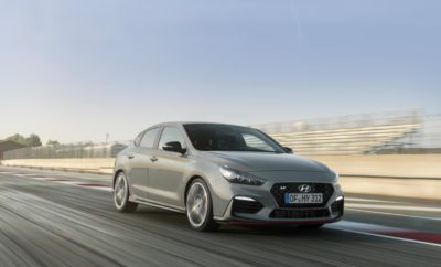 Η Hyundai αποκαλύπτει το ολοκαίνουργιο i30 Fastback N : Ρώμη - Παρίσι σε 8:18 λεπτά • Το νέο i30 Fastback N απέδειξε τον επιτυχημένο συνδυασμό του εκλεπτυσμένου και κομψού σχεδιασμού με τον N fun-to-drive χαρακτήρα του σε έναν αγώνα ρεκόρ • Ο Thierry Neuville και ο Gabriele Tarquini οδήγησαν στα όρια το νέο i30 Fastback N από τη Ρώμη στο Παρίσι • Με το πρώτο 5θυρο hot κουπέ στην κατηγορία C, ο Gabriele Tarquini κατάφερε σε μόνο 8:18 λεπτά να καλύψει την απόσταση μεταξύ των δύο χωριών της Δανίας • Το i30 Fastback N, το δεύτερο μοντέλο υψηλών επιδόσεων της Hyundai στην Ευρώπη, προσφέρει μέγιστη οδηγική απόλαυση, όπως σαφώς και το επιτυχημένο 5θυρο hatchback i30 N Λίγο πριν την επίσημη παγκόσμια πρεμιέρα του στο Σαλόνι Αυτοκινήτου του Παρισιού του 2018, το νέο i30 Fastback N είχε ήδη περάσει τη γραμμή τερματισμού στο Παρίσι σε ένα αγώνα δρόμου που ξεκίνησε από τη Ρώμη. Οι επαγγελματίες οδηγοί της Hyundai Motorsport, Thierry Neuville και Gabriele Tarquini, πραγματοποίησαν παγκόσμιο ρεκόρ με το πρώτο 5θυρο hot κουπέ στην κατηγορία C. Οι Neuville και Tarquini οδήγησαν το αυτοκίνητο στα όριά του - όχι οδηγώντας από την Ιταλική προς τη Γαλλική πρωτεύουσα, αλλά τους δρόμους μεταξύ Ρώμης και Παρισιού, δύο γραφικών χωριών της Δυτικής Δανίας. Πίσω από το τιμόνι του i30 Fastback N, ο Tarquini κάλυψε την απόσταση σε μόλις 8:18, κερδίζοντας τον αγώνα για κλάσματα του δευτερολέπτου. Ο Neuville, ο οποίος ηγείται σήμερα στο πρωτάθλημα των οδηγών του WRC και ο θρύλος του Motorsport Tarquini, με περισσότερα από 25 χρόνια αγωνιστικής εμπειρίας, ήταν η τέλεια ομάδα για αυτή τη μονομαχία. Η ισχύς του coupe υψηλών επιδόσεων παρουσιάζεται σε ένα βίντεο που δημιουργεί μια αληθινά αγωνιστική ατμόσφαιρα με τον ισχυρό ήχο του κινητήρα και τις συναρπαστικές λήψεις οδήγησης του i30 Fastback N. Το νέο i30 Fastback N είναι το δεύτερο μοντέλο υψηλών επιδόσεων της Hyundai στην Ευρώπη μετά το 5θυρο hatchback i30 N, το οποίο δημιούργησε μια πρωτοφανή επιτυχία, ξεπερνώντας τις αρχικές προσδοκίες πωλήσεων. Σχεδόν 3.000 οχήματα του 5θυρου hatchback i30 N πουλήθηκαν το πρώτο εξάμηνο του 2018 στην Ευρώπη, εκ των οποίων 100 οχήματα πουλήθηκαν στη Γερμανία σε μόλις 48 ώρες. "Με το ολοκαίνουργιο i30 Fastback N, η Hyundai θέτει και πάλι νέα πρότυπα στην αγορά, ενισχύοντας την ελκυστικότητα της μάρκας με ιδιαίτερα συναισθηματικά προϊόντα", δήλωσε ο κ. Andreas-Christoph Hofmann, Vice President Marketing & Product της Hyundai Motor Europe. "Οι πωλήσεις του i30 N αποδεικνύουν σαφώς ότι με τα μοντέλα Ν δεν προσφέρουμε μόνο αυτοκίνητα, δημιουργούμε το μοναδικό αίσθημα N που αφήνει αυτό το ιδιαίτερο χαμόγελο στα πρόσωπα των πελατών μας! " Κομψός και hot σχεδιαστικός χαρακτήρας Στην κομψή σχεδίαση του i30 Fastback ενσωματώθηκαν τα δυναμικά χαρακτηριστικά του 5θυρου hatchback i30 N. Η εσωτερική σχεδίαση του i30 Fastback N είναι εκλεπτυσμένη και κομψή. Κεντρικό χαρακτηριστικό αποτελεί το εξαιρετικό τιμόνι N, κατασκευασμένο με τη χαρακτηριστική κόκκινη N ραφή. Ως μέρος του χρωματικού σχεδιασμού, η κόκκινη ραφή κοσμεί και άλλα μέρη του εσωτερικού του i30 Fastback N, όπως για παράδειγμα τον μοχλό ταχυτήτων και τα καθίσματα. Η σπορ εσωτερική σχεδίαση δεν θέτει σε κίνδυνο την καθημερινή χρηστικότητα του μοντέλου : για παράδειγμα, ο χώρος αποσκευών είναι γενναιόδωρος με 450 λίτρα και αυξάνεται στα 1.351 λίτρα όταν τα καθίσματα αναδιπλωθούν. Υψηλών επιδόσεων κινητήρας για σπορ διαδρομές Οι πελάτες μπορούν να επιλέξουν μεταξύ δύο εκδόσεων του υπερτροφοδοτούμενου 2,0 λίτρων κινητήρα, τον οποίον γνωρίσαμε για πρώτη φορά στο 5θυρο hatchback i30 N. Ο Standard Package κινητήρας παράγει 250 ίππους (κατανάλωση καυσίμου: 7,0 l / 100 km - CO2: 159 g / km), ενώ ο Performance Package κινητήρας παράγει μέγιστη ισχύ 275 PS (κατανάλωση καυσίμου: 7.1 l / 100 km · CO2: 163 g / km). Και οι δύο κινητήρες παρέχουν μέγιστη ροπή 353 Nm και φτάνουν 250 km / h μέγιστη ταχύτητα. Η λειτουργία overboost αυξάνει περαιτέρω τη ροπή έως 378 Nm.. Η έκδοση των 250 PS επιταχύνει 100 km / h σε 6,4 δευτερόλεπτα ενώ αντίστοιχα η έκδοση 275 PS σε 6,1 δευτερόλεπτα. Επιπλέον, το νέο i30 N Fastback είναι εξοπλισμένο με το σύστημα N Grin Control, το οποίο επιτρέπει στους οδηγούς να επιλέξουν ανάμεσα σε πέντε διαφορετικές λειτουργίες οδήγησης. Οι ρυθμίσεις μπορούν να επιλεγούν μέσω ειδικών buttons στο τιμόνι: Eco, Normal, Sport, N και N Custom. Ανάλογα με τη διάθεση του οδηγού, οι διαφορετικές ρυθμίσεις αλλάζουν τον χαρακτήρα του οχήματος. Έξυπνα χαρακτηριστικά συνδεσιμότητας και κορυφαία ενεργητική ασφάλεια Ο πίνακας οργάνων του νέου i30 Fastback N, σχεδιασμένος σε οριζόντια διάταξη για να αναδεικνύει την κομψή σχεδίαση, διατίθεται με δύο διαφορετικά συστήματα ψυχαγωγίας: Σύστημα ήχου Display με 8 ιντσών οθόνη αφής LCD, ενσωματωμένη κάμερα οπισθοπορείας και σύνδεση Bluetooth ή Σύστημα πλοήγησης με οθόνη αφής 8 ιντσών και 7ετή δωρεάν συνδρομή στις υπηρεσίες LIVE. Και οι δύο επιλογές υποστηρίζουν Apple CarPlay και Android Auto, τα οποία επιτρέπουν στους χρήστες να συνδέουν τα smartphones τους με το αυτοκίνητο για να ελέγχουν λειτουργίες μουσικής, τηλεφώνου ή πλοήγησης στην οθόνη. Ειδικότερα, το Mode N μενού, προσφέρει ρυθμίσεις για τον κινητήρα, την Rev matching, τον ήχο της εξάτμισης και τις ρυθμίσεις Performance. Το ολοκαίνουργιο i30 Fastback N διαθέτει τεχνολογίες ενεργητικής ασφάλειας Hyundai SmartSense που συμβαδίζουν με τα υψηλότερα ευρωπαϊκά πρότυπα ασφαλείας: Forward Collision-Avoidance Assist (standard), Driver Attention Warning (standard), Lane Keeping Assist (standard), High Beam Assist (standard) και Intelligent Speed Limit Warning.