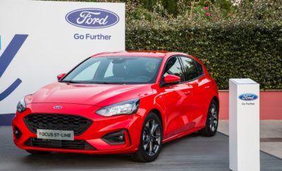 Το νέο Ford Focus “πατάει” Ελλάδα. Δείτε το από κοντά στη Μαρίνα Φλοίσβου. Λίγες ημέρες πριν την έναρξη του δημοσιογραφικού λανσαρίσματος του νέου Ford Focus στην Ελληνική αγορά, το πρώτο αυτοκίνητο που έφτασε στην Ελλάδα εκτίθεται στη Μαρίνα Φλοίσβου. Στο ειδικά διαμορφωμένο περίπτερο που έχει στηθεί εκεί από την Ford, το νέο Focus σε σπορ έκδοση ST-Line καλωσορίζει τους επισκέπτες και προσφέρει σε όλους όσους το προ-παραγγείλουν premium εξοπλισμό* χωρίς extra χρέωση που περιλαμβάνει: • Auto Park Assist • Κάμερα οπισθοπορείας • Προστατευτικά στα άκρα των θυρών (Door Edge protector) • Σύστημα απεικόνισης πληροφοριών Heads-up display Δείτε το από κοντά δίπλα στα δημοφιλή SUV, Ford Kuga και Ford EcoSport, και ανακαλύψτε με τη βοήθεια του εκπαιδευμένου προσωπικού** που θα βρίσκεται εκεί, όλες τις νέες τεχνολογίες του. Νέο Ford Focus: Το καλύτερο Ford που κατασκευάσαμε ποτέ! * Η προσφορά του premium εξοπλισμού ισχύει για τις εκδόσεις ST-Line και παραγγελίες που θα υποβληθούν στους Επισήμους Εμπόρους μέχρι και 28/9/2018. ** Ώρες λειτουργίας του περιπτέρου: Δευτέρα 20:00-22:00 & Τρίτη έως Κυριακή 19:00-23:00.