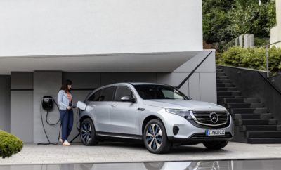 Η Mercedes-Benz γυρίζει τον διακόπτη! Η νέα μάρκα προϊόντων & τεχνολογίας EQ της Mercedes-Benz παίρνει σάρκα και οστά μέσα από την εντυπωσιακή σιλουέτα του πρώτου μέλους της οικογένειάς της, με το αμιγώς ηλεκτρικό μοντέλο EQC που θα κάνει σε λίγες ώρες την Παγκόσμια Πρεμιέρα του στη Στοκχόλμη της Σουηδίας.