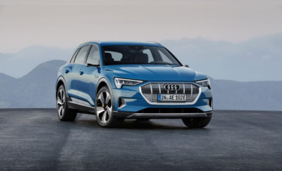 το νέο Audi e-tron • Παγκόσμια πρεμιέρα του πρώτου πλήρως ηλεκτρικού μοντέλου παραγωγής της Audi • Εντυπωσιακή ισχύς και μεγάλη αυτονομία εξασφαλίζουν υψηλά επίπεδα καθημερινής χρηστικότητας • Ηλεκτρική τετρακίνηση – η νέα γενιά quattro για το μέλλον της αυτοκίνησης • Προαιρετικοί εικονικοί εξωτερικοί καθρέφτες για πρώτη φορά σε μοντέλο παραγωγής Η Audi αποκάλυψε στο Σαν Φρανσίσκο το e-tron, το πρώτο της πλήρως ηλεκτρικό μοντέλο παραγωγής. To μεγάλο, κατάλληλο για καθημερινή χρήση σπορ SUV, «ηλεκτρίζει», είτε είναι ακίνητο είτε κινείται. Το φουτουριστικό του design, η ιδιαίτερη, ηλεκτρική πίσω πόρτα και η Singleframe μάσκα σε ανοιχτό γκρι χρώμα, επικοινωνούν και οπτικά μία κορυφαία τεχνολογία που προϊδεάζει για μια μοναδική οδηγική εμπειρία. Το ηλεκτρικό SUV κινείται από δύο ισχυρούς ηλεκτροκινητήρες, οι οποίοι αυτοί καθαυτοί δεν εκπέμπουν CO2 και είναι αθόρυβοι. Μια νέα γενιά quattro, αυτή της ηλεκτρικής τετρακίνησης, εγγυάται εξαιρετική πρόσφυση και εντυπωσιακά δυναμικά χαρακτηριστικά. Ταυτόχρονα εξασφαλίζει πως μέσα σε κλάσματα του δευτερολέπτου θα επιτυγχάνεται η ιδανική κατανομή της διαθέσιμης ροπής ανάμεσα στους δύο άξονες. Καθοριστικός παράγοντας για το σπορ χαρακτήρα και τα εξαιρετικά δυναμικά χαρακτηριστικά του e-tron είναι η τοποθέτηση των μπαταριών χαμηλά και στο κέντρο του αυτοκινήτου. Ταυτόχρονα, οι μπαταρίες εξασφαλίζουν στο ηλεκτρικό SUV μια αυτονομία που το καθιστά απόλυτα κατάλληλο για την κάλυψη μεγάλων αποστάσεων. Σημαντικό είναι πως σε περισσότερες από το 90% όλων των επιβραδύνσεων το e-tron ανακτά ενέργεια αποκλειστικά μέσω των ηλεκτροκινητήρων του, ενώ φτάνει το μέγιστο βαθμό ανάκτησης ενέργειας σε συνδυασμό με το ενσωματωμένο ηλεκτροϋδραυλικό σύστημα πέδησής του. Η Audi είναι η πρώτη που χρησιμοποιεί ένα τέτοιο σύστημα σε ηλεκτρικό μοντέλο παραγωγής. Στην αποτελεσματικότητα του συστήματος πρόωσης συμβάλλει και η έξυπνη αεροδυναμική σχεδίαση. Κορυφαία έκφραση της είναι οι προαιρετικοί, εικονικοί εξωτερικοί καθρέφτες -άλλη μια παγκόσμια πρώτη για μοντέλο παραγωγής- οι οποίοι όχι μόνο μειώνουν το συντελεστή οπισθέλκουσας αλλά ανεβάζουν το ψηφιακό DNA του αυτοκινήτου σε ένα εντελώς νέο επίπεδο. Το Audi e-tron παρέχει χώρους και άνεση αντίστοιχη ενός συμβατικού, μεγάλου μοντέλου της μάρκας. Ο συνδυασμός τους με τα υψηλής ποιότητας υλικά και τα εξαιρετικά επίπεδα συναρμογής, καθιστά την ηλεκτρική οδήγηση/μετακίνηση μια κατεξοχήν premium εμπειρία. Η οποία εμπειρία εξασφαλίζεται και από την εκτεταμένη όσο και αξιόπιστη γκάμα δυνατοτήτων φόρτισής του, τόσο στο σπίτι όσο και στα ταξείδια. Από το σύστημα πλοήγησης με τον προγραμματισμό διαδρομής που προβάλλει την ενδεδειγμένη διαδρομή με τα απαραίτητα σημεία φόρτισης, την αυτόματη τιμολόγηση για τη χρήση των φορτιστών και με τον έλεγχο εξ αποστάσεως από το smartphone, η διασύνδεση του Audi e-tron είναι εξαιρετική. Είναι εξοπλισμένο με το high-end media center MMI navigation plus, το οποίο διαθέτει στάνταρ τόσο το LTE Advanced όσο και ένα Wi-Fi hotspot. Επιπρόσθετα ένας μεγάλος αριθμός συστημάτων υποβοήθησης διευκολύνει τον οδηγό. Για παράδειγμα, το efficiency assist που περιλαμβάνεται στο βασικό εξοπλισμό ενισχύει την οικονομική οδήγηση προβάλλοντας πληροφορίες πρόβλεψης και εκτελώντας αυτόματη ανάκτηση ενέργειας. Αν μάλιστα ο πελάτης επιλέξει το adaptive cruise assist, το σύστημα μπορεί επίσης να επιβραδύνει και να επιταχύνει το ηλεκτρικό SUV προβλέποντας τις συνθήκες. Το Audi e-tron κατασκευάζεται στο εργοστάσιο των Βρυξελλών που χαρακτηρίζεται από μηδενικές εκπομπές CO2. Οι πρώτες παραδόσεις στην Ευρώπη έχουν προγραμματιστεί για τα τέλη του 2018