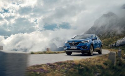 Το νέο Renault KADJAR έρχεται αναβαθμισμένο σε όλα τα επίπεδα, εξελίσσοντας τη στιβαρή και κομψή εμφάνισή του αλλά και αξιοποιώντας τη νέα γενιά κινητήρων βενζίνης και diesel της Renault για κορυφαία οδηγική απόλαυση. Το Renault KADJAR, που παρουσιάστηκε το 2015, κατάφερε να καθιερωθεί στη δημοφιλή κατηγορία των SUV. Στοιχεία όπως η πληθωρική, αλλά κομψή και δυναμική του εμφάνιση καθώς και οι εκτός δρόμου ικανότητες, όπως προκύπτουν από το εξελιγμένο σύστημα τετρακίνησης που διαθέτει, κέρδισαν πάνω από 450.000 πελάτες σε περισσότερες από 50 χώρες, που διατίθεται το μοντέλο. Τώρα, το νέο KADJAR έρχεται αναβαθμισμένο σε όλους τους τομείς για να ανεβάσει σε ακόμα πιο υψηλά επίπεδα την αισθητική, την άνεση και το δυναμισμό. Η εμφάνισή του διατηρεί τις γνώριμες γραμμές, αλλά υιοθετεί πινελιές που το κάνουν να δείχνει πιο φρέσκο και πιο ποιοτικό. Το εσωτερικό του είναι ανασχεδιασμένο με έμφαση στην άνεση, την ποιότητα και τον εργονομικό σχεδιασμό, προάγοντας την ευχρηστία και την καθημερινή εμπειρία συμβίωσης μαζί του. Τέλος, και πιο σημαντικό, το νέο KADJAR εξοπλίζεται με εντελώς νέους κινητήρες βενζίνης και diesel. Εξωτερική σχεδίαση: Αναβάθμιση σε κάθε λεπτομέρεια Η σχεδίαση του νέου Renault KADJAR γίνεται ακόμα πιο κομψή, με πιο ρευστές γραμμές και πιο εκλεπτυσμένα διακοσμητικά στοιχεία. Εμπρός, η «φωτεινή υπογραφή» της Renault με την μορφή των C-Shaped φωτιστικών παραμένει, ενώ εντυπωσιάζουν τα νέα φλας LED και οι προβολείς ομίχλης με τεχνολογία LED Pure Vision, για μεγαλύτερη εξοικονόμηση ενέργειας. Στο πίσω μέρος, η τεχνολογία LED υιοθετήθηκε και για τα φλας, το φως όπισθεν και τα φώτα ομίχλης που είναι πλέον λεπτότερα και ενσωματωμένα στον προφυλακτήρα για ακόμα κομψότερη εμφάνιση. Παράλληλα, ανασχεδιασμένη είναι η γρίλια της μάσκας με διακοσμητικά χρωμίου, ενώ πιο εκλεπτυσμένοι είναι και οι προφυλακτήρες εμπρός και πίσω. Τέλος, το νέο KADJAR είναι διαθέσιμο με δύο νέα σχέδια ζαντών αλουμινίου 17 & 19 ιντσών, ενώ εμπλουτισμένη είναι και η χρωματική του παλέτα. Εσωτερικό: Αναβαθμισμένη απτή ποιότητα, άνεση και πολυτέλεια Από την αρχή της καριέρας του το Renault KADJAR έθεσε ως προτεραιότητα την άνεση των επιβατών. Το νέο KADJAR έρχεται με ακόμα πιο μοντέρνο σχεδιασμό εσωτερικά, καθώς και με αναβαθμισμένη απτή ποιότητα υλικών. Για αρχή, η οθόνη 7’’ του συστήματος infotainment R-LINK 2 προσφέρει καλύτερη ευκρίνεια και μεγαλύτερη ακρίβεια χειρισμών. Ακριβώς από κάτω, τα 3 νέα, περιστροφικά χειριστήρια του αυτόματου κλιματισμού έχουν εξαιρετικά εργονομικό design, με τις ηλεκτρονικές ενδείξεις να προβάλλονται ακριβώς στο κέντρο τους. Από εκεί και πέρα, μια πληθώρα από στιλιστικές λεπτομέρειες, όπως τα διακοσμητικά δαχτυλίδια των αεραγωγών, τα φωτιζόμενα κουμπιά των ηλεκτρικών παραθύρων και τα διακοσμητικά από χρώμιο στην κεντρική κονσόλα, όλα έχουν αναβαθμιστεί σε υφή και αισθητική δίνοντας μια τονισμένη αίσθηση ποιότητας και χρηστικότητας. Άνεση: Σε ακόμα υψηλότερο επίπεδο Η άνεση των επιβατών αποτελούσε πάντα πρωταρχικό στόχο της Renault. Στο νέο KADJAR, κάθε σημείο έχει σχεδιαστεί από την αρχή για να κάνει πιο εύκολη και άνετη τη ζωή των επιβατών. Αντιπροσωπευτικό παράδειγμα αποτελούν τα ανασχεδιασμένα καθίσματα, που πλέον διαθέτουν και ρύθμιση για την επιμήκυνση της βάσης τους. Τα δομικά τους υλικά έχουν επιλεγεί από την αρχή με γνώμονα τη μέγιστη άνεση στα μακρινά ταξίδια και την άψογη υποστήριξη του σώματος στις στροφές. Αντίστοιχα, και στα επιμέρους σημεία, έμφαση δίνεται στην ακόμα μεγαλύτερη άνεση, από τις χειρολαβές και τους αποθηκευτικούς χώρους στις πόρτες (που πλέον χωρούν μπουκάλια έως και 1,5 λίτρων), μέχρι τους νέους αεραγωγούς και τις 2 θύρες USB για τους πίσω επιβάτες. Άλλωστε το νέο KADJAR εξακολουθεί και προσφέρει έναν από τους μεγαλύτερους χώρους αποσκευών της κατηγορίας, με 527 λίτρα και λαβές “Easy Break” που επεκτείνουν με μία κίνηση τη χωρητικότητα με την ασύμμετρη αναδίπλωση της πλάτης του πίσω καθίσματος. Κινητήρες: Νέες επιλογές για αναβαθμισμένη οικονομία και απόδοση Ίσως η μεγαλύτερη είδηση για το νέο Renault KADJAR κρύβεται κάτω από το καπό. Έρχεται με καινούριους κινητήρες βενζίνης και diesel που ενώ προσφέρουν ανώτερη οδηγική αίσθηση και απόδοση, εξασφαλίζουν μεγαλύτερη οικονομία καυσίμου και είναι συμβατοί με τις πιο σύγχρονες αντιρρυπαντικές τεχνολογίες. Βενζίνη: Ο υπέρ-σύγχρονος 1.3 TCe GPF Το νέο Renault KADJAR εξοπλίζεται με τον υπέρ-σύγχρονο κινητήρα βενζίνης 1.3 TCe, προϊόν συνεργασίας της Συμμαχίας Renault (Alliance) με την γερμανική Daimler. Πρόκειται για έναν κινητήρα που εξασφαλίζει υψηλή απόδοση, αλλά με τελείως ομαλό και μεταξένιο τρόπο χάρη στην 4κύλινδρη αρχιτεκτονική του. Ο 1.3 TCe αποδίδει εξίσου καλά στις χαμηλές στροφές, χάρη στην εξαιρετική του ροπή, που φτάνει τα 270 Nm. Παράλληλα, εξοπλίζεται με φίλτρο κατακράτησης μικροσωματιδίων (Gasoline Particulate Filter), ένα τεχνικό γνώρισμα κυρίως των κινητήρων πετρελαίου. Ο 1.3 TCe GPF είναι διαθέσιμος σε 4 εκδόσεις, με 140 ίππους και 160 ίππους, σε συνδυασμό με χειροκίνητο κιβώτιο 6 σχέσεων ή αυτόματο κιβώτιο διπλού συμπλέκτη (EDC) 7 σχέσεων. Αξίζει να σημειωθεί ότι ο νέος αυτός κινητήρας έχει υποβληθεί σε 40.000 ώρες δοκιμών πάνω σε πάγκο, που ισοδυναμεί με 14 έτη λειτουργίας για 8 ώρες την ημέρα! Diesel: Περισσότερη δύναμη, καλύτερη αίσθηση, λιγότεροι ρύποι Το νέο Renault KADJAR επωφελείται από σύγχρονους κινητήρες diesel με σύστημα επιλεκτικού καταλυτικού περιορισμού (SCR), που θεωρείται ο πιο αποτελεσματικός τρόπος περιορισμού των οξειδίων του αζώτου (NOx). Αξίζει να σημειωθεί ότι με αυτή την τεχνολογία περιορίζονται οι ρύποι, χωρίς συμβιβασμούς στην ισχύ. Οι νέοι κινητήρες diesel του νέου KADJAR έρχονται με το διακριτικό «Blue dCi». Ο κινητήρας Blue dCi 115, των 1.461 κ.εκ. αποδίδει 5 ίππους και 10 Nm (260 Nm) περισσότερη ροπή από τον αντίστοιχο κινητήρα προηγούμενης γενιάς, ενώ συνδυάζεται με χειροκίνητο κιβώτιο 6 σχέσεων ή αυτόματο κιβώτιο διπλού συμπλέκτη (EDC) 7 σχέσεων. Ο κινητήρας Blue dCi 150, των 1.749 κ.εκ. αποτελεί την τελευταία λέξη της τεχνολογίας. Με ισχύ αυξημένη κατά 20 ίππους από το μοτέρ που αντικαθιστά, και κορυφαία ροπή 340 Nm, είναι σχεδιασμένος για εξαιρετική απόδοση. Συνδυάζεται με χειροκίνητο κιβώτιο 6 σχέσεων, ενώ διατίθεται σε εκδόσεις 4x2 και 4x4. 4x2 & 4x4: Άνεση και ευκολία πρόσβασης εντός και εκτός δρόμου Το σύστημα τετρακίνησης χάρισε στο Kadjar ανέκαθεν ένα από τα πλεονεκτήματά του. Στο νέο Renault KADJAR αυτό το μοναδικό χαρακτηριστικό συνεχίζει να του προσφέρει εύκολη πρόσβαση σε ποικιλία εδαφών. Με 3 προγράμματα λειτουργίας (2WD, Auto, Lock), το σύστημα τετρακίνησης του νέου Renault KADJAR δίνει μεγάλη ευχέρεια επιλογών. Παράλληλα, η μεγάλη απόσταση από το έδαφος των 20 εκατοστών το καθιστά ιδανικό ακόμα και για την προσπέλαση των πιο δύσβατων εμποδίων, ενώ οι μεγάλες γωνίες προσέγγισης (17ο) και διαφυγής (25ο) ενισχύουν ακόμα περισσότερο τις εκτός δρόμου ικανότητές του. Φυσικά, ακόμα και για τις εκδόσεις 2WD το σύστημα υποβοήθησης της πρόσφυσης μέσω του ESP, Extended Grip, μπορεί να υποστηρίξει το νέο Renault KADJAR ακόμα και σε εδάφη με χαμηλό συντελεστή πρόσφυσης, όπως οι λασπώδεις ή αμμώδεις επιφάνειες. Το Extended Grip ρυθμίζεται και αυτό σε τρία επίπεδα.