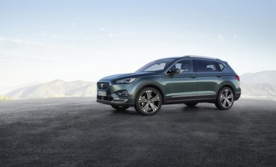 To νέο SEAT Tarraco / To Tarraco, το τρίτο SUV της SEAT, αντιπροσωπεύει την είσοδο της εταιρείας στην κατηγορία των μεγάλων SUV / Προσφέρει μεγαλύτερη ευελιξία, με επιλογή 5 και 7 θέσεων / Το πρώτο μοντέλο που φανερώνει τη νέα σχεδιαστική γραμμή της SEAT για τα επόμενα χρόνια / Θα λανσαριστεί στην Ελληνική αγορά στις αρχές του 2019 Το SEAT Tarraco είναι εδώ. Το όνομα του προέρχεται από την αρχαία ονομασία της Μεσογειακής πόλης Tarragona, ένα ιστορικό και πολιτιστικό κέντρο με εκπληκτική αρχιτεκτονική. Το Tarraco είναι το πρώτο όνομα μοντέλου SEAT που επιλέχθηκε μέσω δημόσιας ψηφοφορίας από περισσότερους από 140.000 φίλους της μάρκας που συμμετείχαν στο τελικό στάδιο της πρωτοβουλίας #SEATseekingName. Το νέο μοντέλο, που σχεδιάστηκε στο εργοστάσιο του Martorell (Βαρκελώνη) και κατασκευάζεται στο Wolfsburg (Γερμανία), σηματοδοτεί την τρίτη φάση της επιθετικής προϊοντικής πολιτικής της εταιρείας στην κατηγορία των SUV και αποκαλύπτει μία γεύση της σχεδίασης των μελλοντικών μοντέλων SEAT. Το Tarraco θα προσελκύσει νέους πελάτες, θα ενισχύσει την εικόνα της μάρκας και θα συνεισφέρει στα κέρδη καθώς πρόκειται για ένα μοντέλο υψηλής αξίας με μεγάλα περιθώρια κέρδους. Το νέο Tarraco θα αποτελέσει την ναυαρχίδα της Ισπανικής Μάρκας. Το νέο Tarraco βρίσκεται στην κορυφή της οικογένειας SUV της SEAT, ως ο μεγαλύτερος αδελφός των Ateca και Arona και συνδυάζει τεχνολογία αιχμής, δυναμικό και ευέλικτο χειρισμό, πρακτικότητα και λειτουργικότητα με κομψή σχεδίαση. Το Tarraco συνδυάζει τα πολλά πλεονεκτήματα των μεγάλων διαστάσεων του, προσφέροντας ένα όχημα που μπορεί να ανταποκριθεί στις ανάγκες της σύγχρονης ζωής. Το νέο μεγάλο SUV είναι ένα μείγμα των βασικών χαρακτηριστικών κάθε μοντέλου SEAT: σχεδίαση και λειτουργικότητα, αποδοτικότητα και άνεση, προσβασιμότητα και ποιότητα, τεχνολογία και συναίσθημα, αλλά με τέτοιο τρόπο που να ταιριάζει σε μία ευρύτερη ποικιλία lifestyles. Το νέο Tarraco έχει σχεδιαστεί για οδηγούς και οικογένειες που χρειάζονται τη λειτουργικότητα των 5 ή 7 θέσεων, την πρακτικότητα της υψηλής θέσης οδήγησης αλλά ταυτόχρονα αντιλαμβάνονται την αισθητική του οχήματος και εκτιμούν την ισορροπία μεταξύ αυτοπεποίθησης και κομψότητας. Καθώς η κατηγορία SUV συνεχίζει να μεγαλώνει, το Tarraco θα διαδραματίσει βασικό ρόλο για τη SEAT, ενισχύοντας τη μάρκα και την περαιτέρω της ανάπτυξη σε μία εποχή που οι πωλήσεις της εταιρείας αυξάνονται σταθερά. Μεταξύ Ιανουαρίου – Αυγούστου, η SEAT πούλησε 383.900 οχήματα παγκοσμίως, σημειώνοντας αύξηση κατά 21,9% συγκριτικά με την ίδια περίοδο του 2017. «Η SEAT βιώνει τη μεγαλύτερη επιθετική προϊοντική πολιτική της ιστορίας της. Η εισαγωγή του Tarraco, του πρώτου μεγάλου SUV, αποτελεί μέρος της επένδυσης ύψους 3,3 δις ευρώ μεταξύ των ετών 2015 – 2019, στο μέλλον της εταιρείας και στην γκάμα των διαθέσιμων προϊόντων», δήλωσε ο Πρόεδρος της SEAT Luca de Meo, «Ολοκληρώνει την οικογένεια των SUV και ταιριάζει στις ανάγκες κάθε πελάτη». Κινητήρες Το Tarraco ανταποκρίνεται σε οδηγούς που χρειάζονται την πρακτικότητα του χώρου για τις ανάγκες της οικογένειας τους, αλλά ταυτόχρονα προσφέρει δυναμικές επιδόσεις. Το κλειδί για την εκλεπτυσμένη προσέγγιση της πρακτικότητας και της δυναμικής συμπεριφοράς είναι η τελευταία τεχνολογία του Ομίλου Volkswagen και η αρχιτεκτονική της πλατφόρμας MQB. Το Dynamic Chassis Control (DCC) προσφέρει την ιδανική ισορροπία σε όλες τις συνθήκες οδήγησης. Ο οδηγός μπορεί να επιλέξει ποια ρύθμιση προτιμά, αλλά το σύστημα μπορεί επίσης να προσαρμοστεί αυτόματα ανάλογα με την επιφάνεια του δρόμου και το στυλ οδήγησης. Η ποιότητα της οδήγησης συνδυάζεται με τις επιδόσεις, την αποδοτικότητα και την αξιοπιστία των κινητήρων. Όλοι οι κινητήρες επωφελούνται από τεχνολογία άμεσης έγχυσης, υπερσυμπίεσης και start-stop και αποδίδουν ισχύ μεταξύ 150PS και 190PS. Διαθέσιμοι κινητήρες βενζίνης: ένας τετρακύλινδρος 1.5 λίτρων TSI 150PS με 6τάχυτο μηχανικό κιβώτιο και ένας 2.0 λίτρων 190PS 4Drive με 7τάχυτο κιβώτιο DSG. Διαθέσιμοι κινητήρες πετρελαίου: ένας 2.0 λίτρων TDI 150PS εμπροσθιοκίνητος με κιβώτιο 6 ταχυτήτων ή 4Drive με 7τάχυτο κιβώτιο DSG και ένας 2.0 λίτρων TDI 190PS 4Drive με 7τάχυτο κιβώτιο DSG. «Το SEAT Tarraco είναι ένα αριστούργημα λειτουργικότητας και ευελιξίας αφού προσφέρει τον χώρο και τη λειτουργικότητα που οι πελάτες περιμένουν από ένα μεγάλο SUV. Είναι το πιο σπορ αυτοκίνητο στην κατηγορία του από άποψη σχεδίασης αλλά και χάρη του dynamic chassis control, το οποίο σας επιτρέπει να το προσαρμόσετε για να ικανοποιήσετε τις ανάγκες οδήγησης», δήλωσε ο SEAT Executive Vice-President Research and Development, Dr. Matthias Rabe. Το νέο SEAT Tarraco διαθέτει όλα τα συστήματα υποβοήθησης που απαιτούνται για να κάνουν την οδήγηση πιο άνετη και ασφαλή, ακόμα και στις πιο απαιτητικές συνθήκες οδήγησης. Τα ευρέως γνωστά συστήματα όπως Lane Assist και Front Assist είναι στάνταρ στην Ευρώπη, ενώ είναι διαθέσιμα και προαιρετικά συστήματα όπως τα Blind Spot Detection, Traffic Sign Recognition, Traffic Jam Assist, ACC (Adaptive Cruise Control), Light Assist και Emergency Assist. Πηγαίνοντας την ασφάλεια στο επόμενο επίπεδο, το Tarraco περιλαμβάνει επίσης Emergency Call, Pre-crash Assist και Rollover Detection, που σημαίνει ότι όποια κι αν είναι η κατάσταση, το νέο μοντέλο σχεδιάστηκε για να ικανοποιήσει και τα πιο απαιτητικά πρότυπα ασφαλείας και να γίνει σημείο αναφοράς στην κατηγορία του. Σχεδίαση Οι μεγαλύτερες διαστάσεις ενέπνευσαν την ομάδα σχεδίασης προκειμένου να βρεθεί ισορροπία μεταξύ αισθητικής ακεραιότητας και αναλογιών. Παρόλο που το Tarraco SUV έχει μήκος 4,735mm και ύψος 1,658mm, δημιουργώντας τεράστιο εσωτερικό χώρο και επιβλητικό εξωτερικό, η συνολική σχεδίαση υποδηλώνει ελαφρότητα και ευκινησία καθώς και ανθεκτικότητα. Η εμπρόσθια σχεδίαση αποκαλύπτει τη νέα σχεδιαστική κατεύθυνση της SEAT, με μία πιο προεξέχουσα μάσκα, προσδίδοντας μεγαλύτερη παρουσία και χαρακτήρα ενώ οι επιβλητικοί προβολείς Full LED, που διατηρούν την τριγωνική σχεδιαστική τους υπογραφή, τοποθετούνται πιο απομακρυσμένοι στο αμάξωμα, δίνοντας πιο εστιασμένη εμφάνιση. Η τεχνολογία φωτισμού αποτελεί σημαντική πτυχή του Tarraco. Το νέο SUV χρησιμοποιεί τεχνολογία LED 100%, τόσο στο εξωτερικό όσο και στο εσωτερικό, ως στάνταρ και για τα δύο επίπεδα εξοπλισμού, Style και Xcellence, δίνοντας στους σχεδιαστές μεγαλύτερη δημιουργική ελευθερία και στους πελάτες καθαρότερο και ευκρινέστερο φωτισμό. «Πιστεύω πως το νέο Tarraco δίνει έντονη εντύπωση όταν το βλέπεις για πρώτη φορά λόγω των εξαιρετικών αναλογιών του και της κομψής αλλά σπορ σχεδίασης του. Προσφέρει αίσθηση περηφάνιας χάρη στο επιβλητικό εμπρός του μέρος που μας δίνει μία ιδέα για το μέλλον της SEAT», δήλωσε ο Alejandro Mesonero, Director of Design της SEAT, «Και όπως κάνουμε σε κάθε όχημα που κατασκευάζουμε, βάλαμε και τεράστια αποθέματα αγάπης και πάθους στις σχεδιαστικές λεπτομέρειες του Tarraco, ακολουθώντας τη φιλοσοφία μας: Αν φαίνεται σωστό, είναι σωστό». Στο πίσω μέρος, όπου η λειτουργικότητα είναι επίσης σημαντική, η έμφαση δίνεται στον χώρο φόρτωσης, όπου το χαμηλό ύψος και το μεγάλο πλάτος εκφράζουν την πρακτικότητα ενός SUV. Τα φώτα LED ενισχύουν περισσότερο τη δυναμική του πίσω μέρους του αυτοκινήτου. Το SEAT Tarraco θα διατίθεται σε οκτώ διαφορετικά χρώματα: Dark Camouflage, Onyx White, Reflex Silver, Atlantic Blue, Indium Grey, Titanium Beige, Deep Black και Urano Grey. Στο εσωτερικό, οι σχεδιαστές εργάστηκαν σκληρά για να δημιουργήσουν μία προστατευτική καμπίνα για τους επιβάτες, χρησιμοποιώντας μία οριζόντια γραμμή που διατρέχει το ταμπλώ και τονίζει το πλάτος του Tarraco, αυξάνοντας το αίσθημα χώρου ενώ παράλληλα εμπνέει εμπιστοσύνη, ασφάλεια και υψηλό επίπεδο ποιότητας που συνήθως βλέπουμε στην κατηγορία premium. Και καθώς ο κόσμος μας ψηφιοποιείται ολοένα και περισσότερο, το εσωτερικό του Tarraco επωφελείται από το 10.25’’ SEAT Digital Cockpit που απλοποιεί την παροχή πληροφοριών στον οδηγό και μία μεγάλη οθόνη 8’’ HMI όπου οι χρήστες μπορούν να έχουν πρόσβαση σε μία σειρά από επιλογές συνδεσιμότητας. Τέλος, το Tarraco θα είναι το πρώτο SEAT που θα διαθέτει λειτουργία ελέγχου με χειρονομίες (όταν είναι εξοπλισμένο με 8’’ Navigation Plus). Στην Ελλάδα το νέο SEAT Tarraco αναμένεται να λανσαριστεί στις αρχές του 2019.