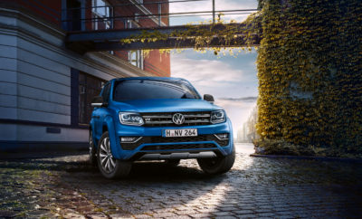 Το Volkswagen Amarok με νέο, πανίσχυρο κινητήρα 258 ίππων • Νέος, πανίσχυρος κινητήρας για το Amarok, το πολύ επιτυχημένο pick up της Volkswagen που έχει κατακτήσει το διεθνή τίτλο του καλύτερου pick-up της χρονιάς, για το 2018 • Το Amarok πλέον εξοπλίζεται και με τον 3.0 TDI V6 πετρελαιοκινητήρα της VW, με ισχύ 258 PS, η οποία στη λειτουργία overboost ανεβαίνει στα 272 PS • Με το νέο κινητήρα, το Amarok γίνεται μακράν το ισχυρότερο και ταχύτερο στην κατηγορία • Ο νέος κινητήρας διατίθεται αποκλειστικά στην πλούσια έκδοση εξοπλισμού Aventura, με αυτόματο κιβώτιο 8 σχέσεων και μόνιμη τετρακίνηση 4MOTION, με ΠΤΛ τα 52.200 € Νέος, πανίσχυρος κινητήρας για το Amarok, το πολύ επιτυχημένο pick up της Volkswagen που έχει κατακτήσει το διεθνή τίτλο του καλύτερου pick-up της χρονιάς, για το 2018. Πρόκειται για τον 3.0 TDI V6 πετρελαιοκινητήρα της VW, με ισχύ 258 PS, η οποία στη λειτουργία overboost ανεβαίνει στα 272 PS. Πλέον, με το νέο κινητήρα, το Amarok γίνεται μακράν το ισχυρότερο και πιο γρήγορο μοντέλο στην κατηγορία του. Η μέγιστη ροπή του νέου, τρίλιτρου κινητήρα φθάνει τα 580 Nm και είναι διαθέσιμη ήδη από τις 1.400 σαλ. Η επιτάχυνση 0-100 χλμ./ώρα είναι 7,3 sec ενώ η τελική του ταχύτητα 207 χλμ./ώρα. Ο νέος κινητήρας διατίθεται μόνο με μόνιμη τετρακίνηση 4MOTION και αυτόματο κιβώτιο 8 σχέσεων. Το τελευταίο, είναι επίσης ένα στοιχείο που διαφοροποιεί το Amarok από τον ανταγωνισμό του, ο οποίος αρκείται σε αυτόματα κιβώτια 6 ή 7 σχέσεων. Το συγκεκριμένο κιβώτιο, χάρη στις μακρύτερες σχέσεις κρατά χαμηλά τις στροφές λειτουργίας του κινητήρα, επιτυγχάνοντας καλύτερη κατανάλωση καυσίμου, διασφαλίζοντας παράλληλα χαμηλότερα επίπεδα θορύβου και εκπομπών CO2. To Amarok, εφοδιασμένο με το νέο κινητήρα διατίθεται αποκλειστικά στην έκδοση Aventura, η οποία είναι και η κορυφαία της γκάμας. Μάλιστα, διαθέτει επιπλέον αναβαθμισμένο εξοπλισμό, με τις διαφορές σε σχέση με την προηγούμενη να εντοπίζονται στα εξής: • Νέες ζάντες αλουμινίου “Talca” 20΄΄ με ελαστικά 255/50 R20 σε απόχρωση γραφίτη • Προβολείς ομίχλης εμπρός με λειτουργία φωτισμού στροφής • Μαύρη εσωτερική επένδυση οροφής • Ηλεκτρικά αναδιπλούμενοι καθρέπτες • Νέας σχεδίασης διακοσμητική ποδιά στον εμπρός προφυλακτήρα Φυσικά, και σε αυτή τη νέα έκδοση διατηρούνται αναλοίωτα τα off-road χαρακτηριστικά που έχουν χαρίσει στο Amarok μία κορυφαία θέση στις πωλήσεις στην κατηγορία του. Το Amarok διαθέτει: • Τεράστια ικανότητα αναρρίχησης, αφού μπορεί να ανέβει σε πλαγιές με κλίση 45ο ακόμα και με 1 τόνο φορτίου. • Φαρδύ μεταξόνιο, στα 3,09 μέτρα, διασφαλίζοντας πολύ μεγάλη σταθερότητα, ακόμα και σε πλαγιές με κλίση 50°. • Αυξημένη απόσταση από το έδαφος, που του επιτρέπει να κινηθεί σε ράμπες με γωνία από 15,6° έως 20,1°. • Μέγιστη γωνία προσέγγισης τις 29,5° και γωνία διαφυγής τις 18° • Δυνατότητα διάσχισης υδάτινων εμποδίων βάθους έως 50 εκ.. Το Amarok, με το νέο τρίλιτρο κινητήρα των 258 (και κατά περίσταση 272) ίππων, τη μόνιμη τετρακίνηση και το αυτόματο κιβώτιο ταχυτήτων 8 σχέσεων, στην πλούσια έκδοση εξοπλισμού Aventura, έχει προτεινόμενη τιμή λιανικής 52.200 €. Η γκάμα ξεκινά από την έκδοση Comfortline, με τον ίδιο κινητήρα ρυθμισμένο να αποδίδει 163 PS και προτεινόμενη τιμή λιανικής 35.600 €.