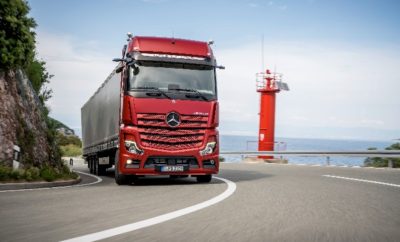 Το Νέο Actros της Mercedes-Benz: Η ναυαρχίδα των φορτηγών πιο αποδοτική, πιο ασφαλής, πιο ψηφιακή από ποτέ. Το Νέο Actros παρουσιάστηκε στις 5 Σεπτεμβρίου στο Βερολίνο κι εξέπληξε το κοινό με τις καινοτομίες του. Όπως αναφέρει ο Stefan Buchner, μέλος του divisional board των Daimler Trucks και Επικεφαλής της Mercedes-Benz Trucks: «Με περισσότερες από 60 καινοτομίες, το νέο Actros φέρνει σήμερα το μέλλον των φορτηγών βαριάς χρήσης στους δρόμους». Τα κυριότερα χαρακτηριστικά του νέου Actros: Ημι-αυτόματη οδήγηση με Active Drive Assist, έως και πέντε τοις εκατό λιγότερη κατανάλωση καυσίμου, MirrorCam στο βασικό εξοπλισμό, Active Brake Assist 5, συνδεσιμότητα και Multimedia Cockpit. Το Νέο Actros πρωτοπορεί με τις νέες λειτουργίες του. Στις 5 Σεπτεμβρίου πραγματοποιήθηκε η Παγκόσμια πρεμιέρα του νέου Actros στο Βερολίνο. Εν όψει της Διεθνούς Έκθεσης Επαγγελματικών Οχημάτων (ΙΑΑ) στο Ανόβερο της Γερμανίας, από 20 έως 27 Σεπτεμβρίου 2018, η Mercedes-Benz αποκάλυψε τη νέα ναυαρχίδα της Mercedes-Benz Trucks στο διεθνή τύπο σε μια εντυπωσιακή «Νύχτα Πρεμιέρας». Το νέο Actros είναι ένα φορτηγό με επαναστατικές καινοτομίες από το εργοστάσιο, οι οποίες αποδίδουν άμεσα. Το όχημα αναβαθμίζει την αποδοτικότητα για τους επιχειρηματίες και την άνεση για τους οδηγούς σε πρωτοφανή επίπεδα. Η κατανάλωση καυσίμου έχει μειωθεί σημαντικά, ενώ η ασφάλεια και η διαθεσιμότητα των οχημάτων έχει αυξηθεί περαιτέρω. Η αυτόματη οδήγηση ξεκινάει εδώ με το νέο Active Drive Assist Για την υποστήριξη των οδηγών καθώς και την περαιτέρω ενίσχυση της ασφάλειας και της άνεσης, η Mercedes-Benz Trucks εισαγάγει την ημι-αυτόματη οδήγηση σε σειρά παραγωγής. Το νέο Active Drive Assist μπορεί να επιβραδύνει, να επιταχύνει και να διευθύνει το όχημα. Το σύστημα προσφέρει ημι-αυτόματη οδήγηση σε όλο το εύρος ταχυτήτων οδήγησης άνευ εξαιρέσεως. Έως και πέντε τοις εκατό λιγότερη κατανάλωση καυσίμου Η κατανάλωση καυσίμου του νέου Actros μειώθηκε για ακόμη μία φορά σε σύγκριση με τα προηγούμενα μοντέλα και επιτυγχάνει εξοικονόμηση έως και τρία τοις εκατό σε αυτοκινητόδρομους και πέντε τοις εκατό σε επαρχιακούς δρόμους. Χάρη στο MirrorCam και τους νέους πλευρικούς εκτροπείς αέρα στην καμπίνα, έχουν επιτευχθεί αεροδυναμικές βελτιώσεις. Το Predictive Powertrain Control (PPC), ένα έξυπνο σύστημα cruise control, λειτουργεί ακόμη αποδοτικότερα από πριν και μπορεί πλέον να χρησιμοποιείται και σε επαρχιακά δρομολόγια, χάρη στα πρόσθετα δεδομένα χαρτών. Επίσης, έχουν αναπτυχθεί νέες σχέσεις μετάδοσης πίσω άξονα για εξοικονόμηση καυσίμου. Πρώτο φορτηγό με MirrorCam σε σειρά παραγωγής με αντικατάσταση των εξωτερικών καθρεφτών για αύξηση της ασφάλειας και της αποδοτικότητας Οι κύριοι καθρέφτες και οι ευρυγώνιοι καθρέφτες αντικαταστάθηκαν στο νέο Actros με το MirrorCam ως μέρος του βασικού εξοπλισμού. Το MirrorCam αντιπροσωπεύει μια τεράστια βελτίωση στα θέματα αεροδυναμικής, ασφάλειας και οδικής συμπεριφοράς. Αυτό το σύστημα παρέχει σημαντικά βελτιωμένη περιμετρική ορατότητα και αποτελείται από δύο κάμερες τοποθετημένες στο εξωτερικό του οχήματος και δύο οθόνες 15 ιντσών στις κολώνες A μέσα στην καμπίνα. Active Brake Assist 5, η επόμενη γενιά του συστήματος υποβοήθησης πέδησης έκτακτης ανάγκης Το Active Brake Assist 5 υποστηρίζει τον οδηγό σε περίπτωση πιθανής οπίσθιας σύγκρουσης ή σύγκρουσης με πεζό που διέρχεται μπροστά από το όχημα, πλησιάζει προς το μέρος του ή στέκεται στην ίδια λωρίδα. Εάν χρειαστεί, διενεργεί πλήρη πέδηση μέχρι το όχημα να ακινητοποιηθεί αυτόματα. Το Active Brake Assist 5 λειτουργεί πλέον με ένα συνδυασμό ραντάρ και συστήματος καμερών. Το γεγονός αυτό επιτρέπει στο σύστημα να ελέγχει ακόμη καλύτερα το χώρο μπροστά από το όχημα και να αντιδρά στους ανθρώπους ακόμη πιο αποτελεσματικά. Όλα τα συστήματα υποβοήθησης σε όλα τα οχήματα Mercedes-Benz παρέχουν πάντα την πλήρη τους απόδοση εντός των ορίων του συστήματος. Ο οδηγός εξακολουθεί να έχει εξολοκλήρου την ευθύνη όσον αφορά στις οδικές και κυκλοφοριακές συνθήκες. Συνδεσιμότητα και διαισθητική λειτουργία χάρη στο Multimedia Cockpit και άλλες νέες λειτουργίες Το νέο Actros με το πλήρως βελτιωμένο Multimedia Cockpit προσφέρει στον οδηγό μοναδικά επίπεδα ευκολίας χειρισμού και άνεσης ενδείξεων. Δύο διαδραστικές οθόνες στο βασικό εξοπλισμό χρησιμεύουν ως κεντρική πηγή πληροφοριών στο ψηφιακό κόκπιτ οδηγού του μέλλοντος. Σε αυτές προβάλλονται τα συστήματα υποβοήθησης, καθώς και όλες οι βασικές πληροφορίες που αφορούν τον οδηγό. Η συνδεσιμότητα αποτελεί πλέον πραγματικότητα στο Actros, μια που τα smartphone μπορούν να συνδέονται μέσω του Apple CarPlayTM ή του Android Auto. Οι εφαρμογές βοηθούν τον οδηγό να εκπληρώνει τις μεταφορικές εργασίες του. Το Truck Data Centre συνδέει μόνιμα το φορτηγό με το cloud και αποτελεί τη βάση για όλες τις λύσεις συνδεσιμότητας. Η παρακολούθηση του φορτηγού σε πραγματικό χρόνο μέσω του Fleetboard και του Mercedes-Benz Uptime δημιουργεί προστιθέμενη αξία για τον επιχειρηματία. Ο οδηγός απολαμβάνει, επίσης, μεγαλύτερη ευκολία χειρισμού χάρη στο νέο κλειδί με τηλεχειριστήριο που διατίθεται στο βασικό εξοπλισμό. Λειτουργία και αισθητική σε πλήρη αρμονία: η προοδευτική εσωτερική και εξωτερική σχεδίαση του νέου Actros Το εσωτερικό του νέου Actros σχεδιάστηκε συστηματικά με έμφαση στον οδηγό και με γνώμονα την αρχή «από μέσα προς τα έξω». Το αποτέλεσμα είναι ένας μοντέρνος εσωτερικός χώρος φορτηγού. Η ιδέα της νέας «εμπειρίας χρήστη» για τον οδηγό κυριάρχησε σε ολόκληρη τη διαδικασία σχεδίασης. Η ισχυρότερη απόδειξη είναι το νέο Multimedia Cockpit, το οποίο εισαγάγει το Actros στην ψηφιακή εποχή. Η λειτουργία αφής, οι ευρείες οθόνες, καθώς και οι λεπτομέρειες των επιφανειών, τα στοιχεία διάκοσμου και οι ελάχιστοι αναλογικοί διακόπτες που απέμειναν, συνιστούν τα χαρακτηριστικά ενός μοντέρνου, υψηλής ποιότητας εσωτερικού για τη νέα ναυαρχίδα της Mercedes-Benz Trucks. Στο εξωτερικό, η κατάργηση των συμβατικών εξωτερικών καθρεφτών προσδίδει ακόμη πιο ομοιόμορφη εμφάνιση και αρμονικές αναλογίες στο Actros. Η δυναμική σχεδίαση του MirrorCam και οι χαρακτηριστικοί μπροστινοί προβολείς με τεχνολογία LED δημιουργούν μια πρωτοποριακή εμφάνιση στο νέο Mercedes-Benz Actros. Καινοτομία για τα εργοτάξια: το νέο Actros είναι η δύναμη πίσω από το νέο Arocs Η μείωση του συνολικού κόστους TCO, τα υψηλά επίπεδα ασφάλειας και η μέγιστη διαθεσιμότητα των οχημάτων αποτελούν κρίσιμους παράγοντες για τις μεταφορές και στα εργοτάξια. Αυτός είναι και ο λόγος που πολυάριθμα κύρια χαρακτηριστικά του νέου Actros διατίθενται και στο νέο Arocs. Για παράδειγμα, κάθε Arocs διαθέτει βελτιωμένο Predictive Powertrain Control στο βασικό εξοπλισμό, το οποίο επιδεικνύει τα δυνατά του σημεία κυρίως στον κλάδο κατασκευών, η οποία χαρακτηρίζεται από πολλές, συχνά σύντομες, υπεραστικές διαδρομές.   Η άποψη της διοίκησης Stefan Buchner, μέλος του divisional board των Daimler Trucks και Επικεφαλής της Mercedes-Benz Trucks: «Με περισσότερες από 60 καινοτομίες, το νέο Actros φέρνει σήμερα το μέλλον των φορτηγών βαριάς χρήσης στους δρόμους». «Το νέο Actros παρουσιάζει καινοτομίες στη σειρά παραγωγής, τις οποίες βλέπαμε μόνο σε οχήματα concept στο παρελθόν. Το Active Drive Assist, το MirrorCam και πολυάριθμες άλλες καινοτομίες συμβάλλουν, ώστε οι οδικές μεταφορές αγαθών να πραγματοποιούνται με ακόμη πιο ασφαλή, αποδοτικό και παραγωγικό τρόπο». «Πέρασαν μόλις τέσσερα χρόνια από την παρουσίαση του Mercedes-Benz Future Truck 2025, και με το Active Drive Assist στο νέο Actros θέτουμε το πρώτο ημι-αυτόματο σύστημα υποβοήθησης σε σειρά παραγωγής». «Αποδοτικότητα στο νέο Actros σημαίνει μείωση των εξόδων και αύξηση της ασφάλειας και της διαθεσιμότητας του οχήματος!» «Το νέο Actros εξοπλίζεται ήδη με ό,τι είναι τεχνικά εφικτό και εμπορικά αξιόλογο». «Το νέο Actros ανταποκρίνεται στην υπόσχεση «Trucks you can trust» με αξιόπιστη τεχνολογία βάσει εφαρμογών, ιδιαίτερα μεγάλα διαστήματα μεταξύ των συντηρήσεων και την άνω των 120 ετών εμπειρία μας στην κατασκευή φορτηγών». «RoadEfficiency στη Mercedes-Benz Trucks σημαίνει μειωμένο συνολικό κόστος, μεγαλύτερη ασφάλεια και μέγιστη διαθεσιμότητα οχημάτων. Με περισσότερες από 60 καινοτομίες, το νέο Actros επιτρέπει στους πελάτες μας να διαχειρίζονται τις επιχειρήσεις τους ακόμη πιο αποδοτικά». «Οι πιο σημαντικές νέες λειτουργίες του νέου Actros παρέχονται πλέον και στο εργοταξιακό μας όχημα, το Arocs. Φυσικά, η μείωση του συνολικού κόστους, τα υψηλά επίπεδα ασφάλειας και η μέγιστη διαθεσιμότητα των οχημάτων αποτελούν καθοριστικές παραμέτρους για την εμπορική επιτυχία και στον κλάδο κατασκευών». Δρ. Uwe Baake, Επικεφαλής Ανάπτυξης της Mercedes-Benz Trucks: «Εκτός από τη βελτιωμένη άνεση για τον οδηγό, η ημι-αυτόματη οδήγηση με το Active Drive Assist προσφέρει το κυριότερο όφελος, δηλαδή αυξημένη ασφάλεια για όλους τους χρήστες του δρόμου». «Το πρώτο MirrorCam σε φορτηγό σειράς παραγωγής υπογραμμίζει το γεγονός ότι η Mercedes-Benz Trucks συνεχίζει να εντείνει την ηγετική της θέση στις καινοτομίες». «Το νέο μας Actros διαθέτει ακόμη περισσότερες δυνατότητες συνδεσιμότητας και διαισθητικού χειρισμού λόγω του Multimedia Cockpit. Χάρη στην πλήρως αναβαθμισμένη αλληλεπίδραση ανθρώπου-μηχανής, η ναυαρχίδα μας προσφέρει στους οδηγούς το χώρο εργασίας του μέλλοντος. Τα μοναδικά επίπεδα ευκολίας χειρισμού και άνεσης ενδείξεων καθηλώνουν. Με δύο διαδραστικές οθόνες στο βασικό εξοπλισμό, όλες οι σημαντικές πληροφορίες προβάλλονται ευκρινώς και βελτιώνεται περισσότερο η απεικόνιση των νέων μας συστημάτων υποβοήθησης». «Με το νέο και βελτιωμένο Active Brake Assist 5, η Mercedes-Benz Trucks διατηρεί την πρωτοπορία της στην ασφάλεια. Αυτό το σύστημα υποβοήθησης πέδησης έκτακτης ανάγκης είναι το μοναδικό σύστημα υποβοήθησης ασφάλειας στην αγορά που αντιδρά σε πεζούς με πλήρη πέδηση μέχρι να ακινητοποιηθεί το όχημα, αυξάνοντας έτσι την ασφάλεια για τους πιο ευάλωτους χρήστες του δρόμου». «Αξιοποιούμε συστηματικά τις νέες δυνατότητες που προσφέρει η συνδεσιμότητα, βοηθώντας έτσι τους οδηγούς και τους επιχειρηματίες να συνεργάζονται μεταξύ τους ακόμη πιο αποδοτικά». Δρ. h. c. Gorden Wagener, Chief Design Officer της Daimler AG: «Με την ισχυρή εμφάνιση και τη δύναμή του, το νέο Actros είναι το πιο προοδευτικό φορτηγό Mercedes. Είναι αναμφισβήτητα μοντέρνο και, με τη νέα διεπαφή HMI στο εσωτερικό, διαθέτει πράγματι κορυφαία ψηφιακή τεχνολογία. Το MirrorCam και τα φώτα πορείας ημέρας LED αποτελούν καινοτόμα χαρακτηριστικά».   Το νέο Actros με μια ματιά: Το πιο ασφαλές, πιο αποδοτικό και βέλτιστα συνδεδεμένο φορτηγό • Βελτιωμένη άνεση και μεγαλύτερη ασφάλεια: η αυτοματοποιημένη οδήγηση ξεκινάει τώρα με το νέο Active Drive Assist, το νέο MirrorCam για άψογη περιμετρική ορατότητα, το Active Brake Assist 5 με περαιτέρω βελτιωμένη ανίχνευση πεζών, το νέο Traffic Sign Assist, το νέο ηλεκτρονικό φρένο στάθμευσης, το νέο σύστημα υποβοήθησης ελέγχου ευστάθειας και για ρυμουλκούμενα, το νέο σύστημα προβολέων με χαρακτηριστική φωτεινή «υπογραφή», το προσαρμοζόμενο σύστημα υποβοήθησης φώτων μεγάλης σκάλας. • Μειωμένο κόστος: έως και πέντε τοις εκατό λιγότερη κατανάλωση καυσίμου σε επαρχιακούς δρόμους και έως τρία τοις εκατό λιγότερη στην κυκλοφορία μεγάλων αποστάσεων, χάρη στην περαιτέρω βελτιωμένη αεροδυναμική, το προηγμένο Predictive Powertrain Control και τη νέα σχέση μετάδοσης πίσω άξονα. Πιο αποδοτική εργασία για τον οδηγό με το νέο Multimedia Cockpit. • Μέγιστη διαθεσιμότητα οχημάτων χάρη στη συνδεσιμότητα, στην παρακολούθηση τεχνικής κατάστασης του οχήματος και των μεταφορών για τον επιχειρηματία σε πραγματικό χρόνο, βάσει του πλήρως ενσωματωμένου Fleetboard στο όχημα. • Αυξημένη άνεση χάρη στο εργονομικά βελτιστοποιημένο και ψηφιακό κόκπιτ οδηγού, στις νέες σύγχρονες επιλογές infotainment, στο νέο σχεδιασμό εσωτερικού φωτισμού. • Από το MirrorCam στο Multimedia Cockpit – αυτά οι νέες πρωτοποριακές λειτουργίες για το Actros διατίθενται πλέον και στο Arocs, το όχημα εργοταξίου βαριάς χρήσης από τα Mercedes-Benz Trucks. Το νέο Actros θα είναι διαθέσιμο για παραγγελία με την έναρξη της έκθεσης Επαγγελματικών Οχημάτων IAA 2018. Τα πρώτα οχήματα θα παραδοθούν σε πελάτες την επόμενη άνοιξη. Ο προαιρετικός εξοπλισμός για τη διαμόρφωση του νέου Actros είναι πλούσιος και κάθε πελάτης θα μπορεί να παραγγείλει το Actros που ανταποκρίνεται επακριβώς στις προσωπικές του απαιτήσεις.