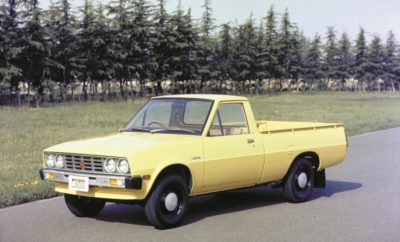 Σαράντα Χρόνια Επιτυχίες με Mitsubishi pickups Έτος 1978, και ο κόσμος αλλάζει. Το Space Invaders κατακλύζει τα καταστήματα ηλεκτρονικών παιχνιδιών σε όλο τον πλανήτη και σηματοδοτεί το ξεκίνημα της βιομηχανίας των βιντεοπαιχνιδιών. Κατασκευάζεται το πρώτο αυτοματοποιημένο δίκτυο κινητής τηλεφωνίας στην Ιαπωνία και ο Superman σημειώνει τεράστια επιτυχία στις κινηματογραφικές αίθουσες. Παρουσιάζεται ένα ακόμα προϊόν το οποίο στις επόμενες τέσσερις δεκαετίας θα προσφέρει τις υπηρεσίες του σε 4,7 εκατομμύρια άτομα – το Mitsubishi pickup 1 τόνου. Είναι ένα pickup truck το οποίο μπορεί να ανταπεξέρχεται σε όλες τις εδαφικές συνθήκες, σε όλα τα μέρη του πλανήτη. Οι οδηγίες για τη σχεδίασή του ήταν σαφείς – να ικανοποιεί τις ανάγκες των πελατών για ένα μοντέλο pickup με εξαιρετική αξιοπιστία, αντοχή και ικανότητα ωφέλιμου φορτίου. Με χαρακτηριστικά οδηγησιμότητας, πρακτικότητας και άνεσης επιπέδου επιβατικού sedan. Τα πρώτα μοντέλα ονομάστηκαν “FORTE”, αν και οι ειδικοί χρησιμοποιούσαν και άλλα ονόματα όπως L200, που παραμένει ακόμα και σήμερα. Από την αρχή, το FORTE ήταν σχεδιασμένο για να προσφέρει αντοχή και αξιοπιστία για μεταφορές ατόμων και αγαθών. Το FORTE προσέφερε εντυπωσιακή ικανότητα μεταφοράς φορτίου 1 τόνου, παραμένοντας ευκολοδήγητο και όλα αυτά σε συνδυασμό με άριστη αντοχή και αξιοπιστία. Σύντομα έγινε το αγαπημένο μοντέλο της Mitsubishi σε όλο τον κόσμο, από παγωμένα, άγονα εδάφη μέχρι καυτές, άνυδρες ερήμους. Για να μπορούν οι πελάτες της να διανύουν ακόμα πιο μακρινές αποστάσεις, η Mitsubishi Motors στηριζόμενη στη μακρόχρονη τεχνογνωσία της στην τετρακίνηση πρόσθεσε μία έκδοση 4Χ4 στην οικογένεια του L200 το 1980. Αυτό αποτέλεσε τη βάση για τα σύγχρονα 4WD οχήματα Mitsubishi, και οδήγησε κατευθείαν στα PAJERO/ MONTERO και DELICA. Το pickup, που σύντομα ονομάστηκε TRITON σε πολλές αγορές, είχε έντονη επίδραση και στις δραστηριότητες της Mitsubishi Motors. Οι πλατφόρμες πρώτης και δεύτερης γενιάς, κατασκευάζονταν κατά κανόνα στο εργοστάσιο της Mitsubishi Motors στο Ohe. Από το μοντέλο τρίτης γενιάς και μετά (1995), η παραγωγή συγκεντρώνεται στο Εργοστάσιο Laem Chabang στην Ταϊλάνδη, από όπου εξάγονται σε όλο τον κόσμο. Τώρα είναι το μεγαλύτερο εργοστάσιο της Mitsubishi Motors, όπου παράγονται πάνω από 400.000 οχήματα το χρόνο. Ακολουθεί μία ανασκόπηση στις προηγούμενες γενιές των FORTE, TRITON και L200 – και μία γεύση από το τι μπορεί να επιφυλάσσει το μέλλον …. 1η Γενιά Σεπτέμβριος 1978  “FORTE,” ένα pickup truck 1 τόνου παρουσιάζεται στην Ιαπωνία και εξάγεται με τις ονομασίες MITSUBISHI TRUCK και L200. Οι εξαγωγές στη Β. Αμερική ξεκινούν τον επόμενο Οκτώβριο.  Η μοναδική έκδοση αμαξώματος είναι single cab (μονοκάμπινο). Πηγή ισχύος είναι ένας δίλιτρος βενζινοκινητήρας, μία έκδοση 2.6L για τη Β. Αμερική και ένας 1.6L για την Ιαπωνία και άλλες περιοχές. Ένας 2.3L diesel διατίθεται για γενικές εξαγωγές. Οκτώβριος 1980  Εισαγωγή ενός συστήματος τετρακίνησης (4WD) 2η Γενιά Μάρτιος 1986  Πλήρης αλλαγή μοντέλου. Οι νέες εκδόσεις περιλαμβάνουν τρεις τύπους αμαξώματος: Single Cab, Club Cab, Double Cab με κοντό και μακρύ μεταξόνιο για το Single Cab. Διατίθενται συστήματα μετάδοσης 2WD και 4WD, με βενζινοκινητήρες 2.0L και 2.6L και 2.5L diesel (αυξημένος από τα 2.3L). Μάιος 1991  Παρουσιάζχεται σαν “STRADA” στην Ιαπωνική αγορά (μόνο διπλοκάμπινο [double-cab]) 3η Γενιά Νοέμβριος 1995  Το νέο μοντέλο pickup truck “L200 STRADA” παρουσιάζεται στην Ταϊλάνδη.  Η παραγωγή συγκεντρώνεται στο εργοστάσιο της MSC στην πόλη της Ταϊλάνδης Laem Chabang, από όπου εξάγεται σε όλο τον κόσμο.  Οι τρεις τύποι αμαξώματος περιλαμβάνουν Single Cab, Club Cab, και Double Cab για εξαγωγές. Κινητήρες 2.5L ή 2.8L diesel. Το 4WD εφοδιάζεται με το καινοτόμο σύστημα “Easy Select 4WD”. 4η Γενιά Αύγουστος 2005  Το νέο pickup “TRITON” παρουσιάζεται στην Ταϊλάνδη. Στη συνέχεια, ξεκινούν διαδοχικά πωλήσεις σε άλλες αγορές.  Τρεις τύποι αμαξώματος - Single Cab, Club Cab, Double Cab, με μηχανικά σύνολα 2.5L και 3.2L common-rail diesel, μεταξύ άλλων. Συστήματα μετάδοσης 2WD και ένα 4WD με “Easy Select 4WD” ή “Super Select 4WD”. 5η Γενιά Νοέμβριος 2014  Η 5η γενιά παρουσιάζεται στην Ταϊλάνδη. Ακολουθούν πωλήσεις σε άλλες αγορές.  Τρεις τύποι αμαξώματος - Single Cab, double door Club Cab, και Double Cab. Κινητήρες: ένας νέος 2.4L MIVEC diesel turbo, ο 2.5L diesel turbo, και ο βενζινοκινητήρας 2.4L. Επιλογές μετάδοσης 2WD και 4WD, με προαιρετικό σύστημα τετρακίνησης “Super Select 4WD-II”, που υιοθετεί ηλεκτρονικό ενεργοποιητή. Και το μέλλον του pickup ξεδιπλώνεται … 1η Γενιά 1978 FORTE/L200 Υπάρχει τεράστια ζήτηση στις υπερατλαντικές αγορές, κυρίως στη Β. Αμερική για μικρά pickup trucks, που χρησιμοποιούνται για διαδρομές στο σχολείο και τη δουλειά και για δραστηριότητες ελεύθερου χρόνου. Η Mitsubishi Motors παρουσιάζει το πρώτο της pickup truck 1 τόνου με την ονομασία “FORTE” τον Σεπτέμβριο του 1978, και ξεκινά τις εξαγωγές στη Β. Αμερική από τον επόμενο Οκτώβριο. Το όνομα του πρώτου pickup truck 1 τόνου “FORTE” σημαίνει “ισχυρός” στα Ιταλικά. Τα πρωτότυπα πέρασαν από εκτενείς, επίπονες δοκιμές αντοχής σε Β. Αμερική, Ταϊλάνδη και Σαουδική Αραβία προκειμένου να εξασφαλιστεί η αξιοπιστία τους. Συνολικά, περίπου 657.000 οχήματα κατασκευάστηκαν στο Εργοστάσιο του Ohe στην Ιαπωνία, και κάποια στο Εργοστάσιο του Laem Chabang στην Ταϊλάνδη. Το στυλ έχει στοιχεία από το compact sedan “GALANT S,” με μακρύ ρύγχος, αεροδυναμική ποδιά που λανσαρίστηκε σε μοντέλα trucks για πρώτη φορά και στρογγυλούς προβολείς. Το FORTE χρησιμοποιούσε βενζινοκινητήρες 2.0L και 2.6L (Β. Αμερική) και 1.6L (Ιαπωνία και υπόλοιπες περιοχές). Ένας 2.3L diesel ήταν διαθέσιμος για γενικές εξαγωγές. Το φαρδύ, εμπρός μετατρόχιο 1.360mm και το μακρύ μεταξόνιο των 2.780mm εξασφάλιζε ανώτερη οδηγική ευστάθεια. Το προηγμένο πλαίσιο προορίζεται για επαγγελματικό όχημα, με εμπρός δισκόφρενα, διπλά ψαλίδια/σπειροειδή ελατήρια για την εμπρός ανάρτηση και φύλλα σούστας και άκαμπτο άξονα πίσω. Το αθόρυβο εσωτερικό είναι αποτέλεσμα μιας ασυμβίβαστης μεθόδου στην αντιμετώπιση των θορύβων, κραδασμών και τριγμών (NVH), με τη χρήση ενός άξονα μετάδοσης 2 τμημάτων και πολλών στρατηγικά τοποθετημένων στεγανοποιητικών υλικών. Η Mitsubishi Motors αξιοποίησε την πολυετή εμπειρία της στην κατασκευή Jeeps, και πρόσθεσε ένα νέο σύστημα part-time τετρακίνησης (4WD) με απευθείας συνδεδεμένη αθόρυβη καδένα. Το σύστημα μείωσε το θόρυβο των γραναζιών και την απώλεια ισχύος και επέτρεψε οδήγηση με υψηλές ταχύτητες στο δρόμο. Το μοντέλο αυτό ήταν ο προάγγελος της σειράς τετρακίνητων οχημάτων της Mitsubishi Motors, όπως τα PAJERO/MONTERO και DELICA. 2η Γενιά 1986 STRADA/L200 Τον Μάρτιο του 1986, ακολουθεί ολοκληρωτική αλλαγή του μοντέλου. Το εξωτερικό, αποκτά μεγαλύτερη φινέτσα με τη νέα σχεδίαση εμπρός μάσκας. Το νέο σχήμα που διαμορφώνεται είναι μοντέρνο, αεροδυναμικό και ανθεκτικό. Προσφέρεται σε διάφορες διατάξεις, όπως τρεις τύποι αμαξώματος: Single Cab, Club Cab, Double Cab, με μακρύ και κοντό μεταξόνιο για το Single Cab, επιλογές μετάδοσης 2WD και 4WD, βενζινοκινητήρες 2.0L και 2.6L, και κινητήρα 2.5L diesel. Η ονομασία αλλάζει και το double-cab “STRADA” παρουσιάζεται στην Ιαπωνία το 1991. Το μοντέλο διατίθεται με ως “MIGHTY MAX” στη Β. Αμερική, “TRITON” στην Αυστραλία και “L200” σε άλλες περιοχές. Στη Β. Αμερική, κυκλοφορεί επίσης από την Dodge ως “RAM 50.” Συνολικά, κατασκευάστηκαν περίπου 1.146.000 μοντέλα 2ης γενιά στο Εργοστάσιο του Ohe στην Ιαπωνία και του Laem Chabang στην Ταϊλάνδη. 3η Γενιά 1996 STRADA/L200 Η παραγωγή της 3ης γενιάς “STRADA/L200” ξεκινά το Νοέμβριο του 1995 στην Ταϊλάνδη. Το εσωτερικό και το εξωτερικό ανανεώνονται πλήρως και αποκτούν μία χαρακτηριστική, προηγμένη εμφάνιση. Το νέο στυλ υποδηλώνει την ανάγκη του πελάτη να αποκτήσει ένα pick-up truck που να μπορεί να χρησιμοποιεί και σαν επιβατικό αυτοκίνητο για προσωπική χρήση. Το μοντέλο κατατάσσεται σαν ένα ευρύχωρο πενταθέσιο, άνετο και ικανό για σπορ δραστηριότητες αλλά και επαγγελματική χρήση. Η ισχύς και οι off-road επιδόσεις βελτιώνονται με έναν 2.5L turbodiesel κινητήρα με intercooler και λειτουργίες όπως το “Easy Select 4WD.” Τα επίπεδα ασφάλειας και εξοπλισμού αναβαθμίζονται για να ανταποκρίνονται στις προσδοκίες άνεσης επιβατικού αυτοκινήτου. Το “STRADA/L200” πωλείται στην Ταϊλάνδη και εξάγεται σε Ευρώπη, Ωκεανία, Λατινική Αμερική, Μέση Ανατολή & Αφρική. Οι συνολικές πωλήσεις έφτασαν τα 1.046.000 οχήματα. Κύρια χαρακτηριστικά:  Φρέσκια, νέα εμφάνιση που συνδυάζει το σκληροτράχηλο χαρακτήρα ενός pickup truck με το στυλ επιβατικού αυτοκινήτου  Καμπίνα με αίσθηση επιβατικού, με χυτά ένθετα θυρών και παχιά, αφρώδη επένδυση για άνεση.  Ευρύχωρος χώρος αποσκευών από τους μεγαλύτερους στην κατηγορία  2.5-L turbodiesel κινητήρας με εναλλάκτη θερμότητας (intercooler), βελτιωμένη οδηγησιμότητα  Αναβαθμισμένα χαρακτηριστικά ενεργητικής και παθητικής ασφάλειας όπως αερόσακος συνοδηγού, ηλεκτρικά παράθυρα και λειτουργία ασφαλείας και φώτα φρένων ψηλά τοποθετημένα  Υιοθετείται σύστημα Mitsubishi Motors “Easy Select 4WD”, με συγχρονισμένο εμπρός διαφορικό ελεύθερης περιστροφής, που επιτρέπει στον οδηγό να επιλέγει το πιο αποδοτικό πρόγραμμα οδήγησης για κάθε είδους επιφάνεια.  Διατίθεται σε ορισμένες εκδόσεις εξοπλισμού: Mitsubishi Motors ABS, που αποτρέπει το μπλοκάρισμα των τροχών στο φρενάρισμα για βελτιωμένη σταθερότητα και συμπεριφορά. Υβριδικό διαφορικό περιορισμένης ολίσθησης (LSD) που βελτιώνει την οδηγική ευστάθεια. 4η Γενιά 2005 TRITON/L200 Τον Αύγουστο του 2005 αλλάζει ολοκληρωτικά το μοντέλο και μετά την παρουσίαση του στην Ταϊλάνδη το 2005, εξάγεται σταδιακά σε περίπου 150 χώρες σε όλο τον κόσμο, και γίνεται σημαντικό όχημα στην παγκόσμια στρατηγική της Mitsubishi Motors. Η εξέλιξη του TRITON/L200 έπρεπε να πληροί τις εξής τρεις αναγκαίες προϋποθέσεις για να κατακτήσει τον κόσμο. Πρώτα, έπρεπε να υπερπληροί τις βασικές απαιτήσεις επιδόσεων των pickup trucks όπως οικονομία, αντοχή και αξιοπιστία. Δεύτερον, έπρεπε να έχει τα υψηλότερα πρότυπα ποιότητας για να ενισχύσει επιπλέον το κύρος της μάρκας σε παγκόσμια κλίμακα. Τέλος, έπρεπε να ικανοποιεί ποικίλες ανάγκες των πελατών, και να μην είναι μόνο ένα όχημα επαγγελματικής χρήσης. Συνολικά, κατασκευάστηκαν 1.423.000 οχήματα TRITON/L200 4ης Γενιάς. Ανάμεσα στα χαρακτηριστικά των 2005 TRITON/L200 είναι η καινοτόμα σχεδίαση εσωτερικού και εξωτερικού, με έμφαση στην κομψότητα και το σπορ στυλ. Έχει σχεδιαστεί για να είναι το πιο ευρύχωρο εσωτερικό στην κατηγορία του, ενώ η ανάρτηση και ο εξοπλισμός εσωτερικού προσφέρει επίπεδα άνεσης επιβατικού αυτοκινήτου. Τα στοιχεία αυτά όχι μόνον υπογραμμίζουν τον καινοτόμο χαρακτήρα του TRITON/L200 στην αγορά, αλλά διαλύουν και τη γενική εικόνα των pickup trucks ως αμιγώς επαγγελματικών οχημάτων. Με τον τρόπο αυτό, επεκτείνεται σημαντικά η βάση πελατών των pickup trucks της Mitsubishi Motors. Ένας νέος diesel με άμεσο ψεκασμό common rail αποδίδει πλούσια ισχύ σε συνδυασμό με χαμηλά επίπεδα κατανάλωσης, ρύπων και θορύβων. Το νέας σχεδίασης αμάξωμα είναι το πλέον ανθεκτικό σε συγκρούσεις στην κατηγορία. Η συμμετοχή στο Dakar Rally και άλλους αγώνες που απαιτούν ανώτερες off-road 4WD επιδόσεις έκαναν διάσημη σε όλο τον κόσμο την αντοχή του TRITON/L200.  Διατίθεται σε τρεις τύπους αμαξώματος: Single Cab, Club Cab, και Double Cab.  Μεταξύ των κινητήρων είναι οι νέοι 2.5L και 3.2L common rail diesel  Συστήματα μετάδοσης 2WD και 4WD (“Super Select 4WD” και “Easy Select 4WD”) 5η Γενιά 2015 TRITON/L200 Το 2014, η νέα 5η γενιά TRITON/L200 ικανοποιεί ακόμα περισσότερο τις συνεχώς μεταβαλλόμενες ανάγκες των πελατών. Βελτιωμένη χρηστικότητα και αντοχή για επαγγελματική χρήση, σπορ αίσθηση για μία απολαυστική οδηγική εμπειρία, ποιότητα που ικανοποιεί τον πελάτη και άνεση για όλους τους επιβάτες είναι επιτεύγματα του νέου TRITON/L200 που έχει πλέον εξελιχθεί στο “ απόλυτο σπορ utility truck”. Τρεις τύποι καμπίνας ικανοποιούν όλες τις ανάγκες: Single Cab, Double Cab, και double door Club Cab. Ο 2.5L turbodiesel και ο βενζινοκινητήρας 2.4L έχουν βελτιωθεί και πλαισιώνονται από ένα νέο 2.4L MIVEC ”καθαρό” turbodiesel. Προσφέρει ανώτερες επιδόσεις σε συνδυασμό με κορυφαία οικονομία και χαμηλότερες εκπομπές CO2. Ένα 6-τάχυτο μηχανικό και ένα 5-τάχυτο αυτόματο κιβώτιο με sports mode προσφέρονται για πρώτη φορά. Τα συστήματα 4WD εξακολουθούν να εξελίσσονται. Το “Easy Select 4WD” έχει τρεις θέσεις: 2H, 4H, 4L για βέλτιστη ελκτική πρόσφυση ανάλογα με τις οδικές συνθήκες και “Super Select 4WD-II,” με ηλεκτρονικό ενεργοποιητή. Μία έκδοση 2WD εξακολουθεί να προσφέρεται, συμπεριλαμβανομένης της στάνταρ και ενός μοντέλου”High Rider” που έχει την ίδια απόσταση από το έδαφος με την 4WD έκδοση για βελτιωμένες ικανότητες εκτός δρόμου.