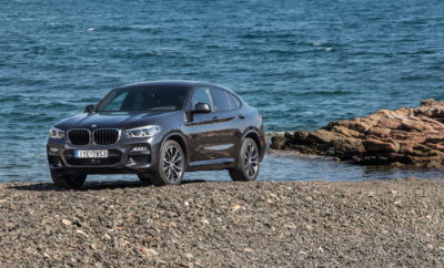 Η δεύτερη γενιά της BMW X4 δίνει μεγαλύτερη έμφαση στον σπορ χαρακτήρα και στην εκφραστική σχεδίαση. Παγκόσμια πρεμιέρα στο Διεθνές Σαλόνι Αυτοκινήτου της Γενεύης, το Μάρτιο του 2018. Η εξωτερική σχεδίαση της νέας BMW X4 δηλώνει καθαρά δυναμική ευελιξία και αυτοπεποίθηση. Αυξημένο ύψος (+81 mm), πλάτος (+37 mm) και μεταξόνιο (+54 mm) και μειωμένο ύψος κατά 3 mm συγκριτικά με το απερχόμενο μοντέλο. Με την εκκεντρική πολυτέλεια και τις αεροδυναμικές φόρμες του, το νέο Sports Activity Coupe γίνεται ο νέος εντυπωσιακός αθλητής στην οικογένεια μοντέλων BMW X. Μοντέρνα, premium αίσθηση στο εσωτερικό. Γνώριμο μίγμα στιβαρότητας και αριστοκρατικής κομψότητας. Κλασικό, οδηγοκεντρικό cockpit BMW. Νέας σχεδίασης εμπρός καθίσματα και επενδύσεις γονάτων. Εκδόσεις xLine, M Sport X και M Sport αυξάνουν τις δυνατότητες εξατομίκευσης. Η BMW X4 διατίθεται για πρώτη φορά με αποκλειστικές προτάσεις της σειράς BMW Individual, για να μπορεί ο πελάτης να αποτυπώσει το προσωπικό του στυλ. Πλούσια γκάμα κινητήρων με τρεις βενζινοκινητήρες και τέσσερις κινητήρες diesel και ισχύ από 135 kW/184 hp έως 265 kW/360 hp (κατανάλωση μικτού κύκλου: 9,0 – 5,4 l/100 km, Εκπομπές CO2 στο μικτό κύκλο: 209 – 142 g/km)*. Η κινητήρια ισχύς μεταφέρεται στο δρόμο μέσω ενός οκτατάχυτου κιβωτίου Steptronic και του ευφυούς συστήματος τετρακίνησης BMW xDrive (και τα δύο στάνταρ σε όλα τα μοντέλα). Δύο μοντέλα BMW M Performance: BMW X4 M40i και BMW X4 M40d με πανίσχυρους κινητήρες, αποκλειστικά σχεδιαστικά στοιχεία και εξοπλισμό. Αισθητά βελτιωμένη δυναμική συμπεριφορά χάρη στην εκτενώς αναβαθμισμένη τεχνολογία πλαισίου, προσαρμοσμένη για την X4, και τη μείωση βάρους. Κορυφαία συστήματα πλαισίου διατίθενται στάνταρ ή προαιρετικά: Variable Sport Steering (σπορ σύστημα διεύθυνσης με μεταβλητό λόγο υποπολλαπλασιασμού), Performance Control (έλεγχος επιδόσεων), προσαρμοζόμενη ανάρτηση Adaptive M, διαφορικό M Sport και φρένα M Sport. Το βάρος του οχήματος έχει μειωθεί έως 50 kg συγκριτικά με το προηγούμενο μοντέλο, χάρη στα μέτρα BMW EfficientLightweight. Η πιο αποδοτική αεροδυναμική στην κατηγορία: συντελεστής οπισθέλκουσας (Cd) 0,30. Τελευταία έκδοση του λειτουργικού συστήματος iDrive και ευφυής φωνητικός έλεγχος (voice control) στάνταρ, Control Display με λειτουργία οθόνης αφής και σύστημα ελέγχου μέσω αναγνώρισης χειρονομιών BMW, προαιρετικά. Προηγμένα συστήματα υποστήριξης οδήγησης αυξάνουν τα επίπεδα άνεσης και ασφάλειας. Προαιρετικό Driving Assistant Plus με Steering & lane control assistant και Lane Keeping Assistant με προστασία από πλευρική σύγκρουση. Ολοκληρωμένη γκάμα υπηρεσιών BMW ConnectedDrive. Ο προσωπικός βοηθός μετακίνησης BMW Connected εξασφαλίζει άριστη συνδεσιμότητα μεταξύ αυτοκινήτου και ψηφιακού lifestyle του πελάτη. Εκδόσεις μοντέλου στο λανσάρισμα: BMW X 4 xDrive 20 i : Τετρακύλινδρος βενζινοκινητήρας, οκτατάχυτο κιβώτιο Steptronic. Κυβισμός: 1.998cc, ισχύς: 135 kW/184 hp στις 6.500 rpm, μέγιστη ροπή: 290 Nm στις 1.350 – 4.250 rpm. Επιτάχυνση [0 – 100 km/h]: 8,3 δευτερ., τελική ταχύτητα: 215 km/h. Κατανάλωση καυσίμου, στο μικτό κύκλο*: 7,3 – 7,1 l/100 km, Εκπομπές CO2, στο μικτό κύκλο*: 168 – 163 g/km. BMW X 4 xDrive 30 i : Τετρακύλινδρος βενζινοκινητήρας, οκτατάχυτο κιβώτιο Steptronic. Κυβισμός: 1.998cc, ισχύς: 185 kW/252 hp στις 6.500 rpm, μέγιστη ροπή: 350 Nm στις 1.450 – 4.800 rpm. Επιτάχυνση [0 – 100 km/h]: 6,3 δευτερ., τελική ταχύτητα: 240 km/h. Κατανάλωση καυσίμου, στο μικτό κύκλο*: 7,3 – 7,2 l/100 km, Εκπομπές CO2, στο μικτό κύκλο*: 168 – 164 g/km. BMW X 4 M 40 i (διαθεσιμότητα από παραγωγή Αυγούστου 2018): Εξακύλινδρος εν σειρά βενζινοκινητήρας, οκτατάχυτο κιβώτιο Steptronic. Κυβισμός: 2.998cc, ισχύς: 265 kW/360 hp στις 5.500 – 6.500 rpm. μέγιστη ροπή: 500 Nm στις 1.520 – 4.800 rpm. Επιτάχυνση [0 – 100 km/h]: 4,8 δευτερ., τελική ταχύτητα: 250 km/h. Κατανάλωση καυσίμου, στο μικτό κύκλο*: 9,2 – 9,0 l/100 km, Εκπομπές CO2, στο μικτό κύκλο*: 213 – 209 g/km. BMW X 4 xDrive 20 d : Τετρακύλινδρος κινητήρας diesel, οκτατάχυτο κιβώτιο Steptronic. Κυβισμός: 1.995cc, ισχύς: 140 kW/190 hp στις 4.000 rpm, μέγιστη ροπή: 400 Nm στις 1.750 – 2.500 rpm. Επιτάχυνση [0 – 100 km/h]: 8.0 δευτερ., τελική ταχύτητα: 213 km/h. Κατανάλωση καυσίμου, στο μικτό κύκλο*: 5,6 – 5,4 l/100 km, Εκπομπές CO2, στο μικτό κύκλο*: 149 – 142 g/km. BMW X 4 xDrive 25 d : Τετρακύλινδρος κινητήρας diesel, οκτατάχυτο κιβώτιο Steptronic. Κυβισμός: 1.995cc, ισχύς: 170 kW/231 hp στις 4.400 rpm, μέγιστη ροπή: 500 Nm στις 2.000 rpm. Επιτάχυνση [0 – 100 km/h]: 6,8 δευτερ., τελική ταχύτητα: 230 km/h. Κατανάλωση καυσίμου, στο μικτό κύκλο*: 5,7 – 5,5 l/100 km, Εκπομπές CO2, στο μικτό κύκλο*: 149 – 145. BMW X 4 xDrive 30 d (διαθεσιμότητα από παραγωγή Αυγούστου 2018): Εξακύλινδρος εν σειρά κινητήρας diesel, οκτατάχυτο κιβώτιο Steptronic. Κυβισμός: 2.993 cc, ισχύς: 195 kW/265 hp στις 4.000 rpm, μέγιστη ροπή: 620 Nm στις 2.000 – 2.500 rpm. Επιτάχυνση [0 – 100 km/h]: 5,8 δευτερ., τελική ταχύτητα: 240 km/h. Κατανάλωση καυσίμου, στο μικτό κύκλο*: 6,2 – 5,9 l/100 km, Εκπομπές CO2, στο μικτό κύκλο*: 163 – 156 g/km. BMW X 4 M 40 d : Εξακύλινδρος εν σειρά κινητήρας diesel, οκτατάχυτο κιβώτιο Steptronic. Κυβισμός: 2.993cc, ισχύς: 240 kW/326 hp στις 4.400 rpm, μέγιστη ροπή: 680 Nm στις 1.750 – 2.750 rpm. Επιτάχυνση [0 – 100 km/h]: 4,9 δευτερ., τελική ταχύτητα: 250 km/h. Κατανάλωση καυσίμου, στο μικτό κύκλο*: 6,6 – 6,4 l/100 km, Εκπομπές CO2, στο μικτό κύκλο*: 173 – 170 g/km. Οι τιμές κατανάλωσης καυσίμου, εκπομπών CO2, ηλεκτρικής κατανάλωσης και αυτονομίας καθορίστηκαν σύμφωνα με την Ευρωπαϊκή Οδηγία (EC) 715/2007 στην ισχύουσα έκδοση την εποχή της έγκρισης τύπου. Οι τιμές αναφέρονται σε ένα όχημα με βασικό εξοπλισμό στη Γερμανία και διαφέρουν ανάλογα με τις διαστάσεις ζαντών / ελαστικών και επιλεγμένων στοιχείων προαιρετικού εξοπλισμού. Οι τιμές για οχήματα που επισημαίνονται με (**) ήδη βασίζονται στη νέα οδηγία WLTP και έχει γίνει αναγωγή στις αντίστοιχες τιμές NEDC για λόγους σύγκρισης. Αναφορικά με αυτά τα οχήματα, για σχετικούς φόρους και τα όποια ειδικά τέλη που βασίζονται σε εκπομπές CO2, οι τιμές CO2 ίσως διαφέρουν από αυτές που αναφέρονται εδώ. Οι προδιαγραφές εκπομπών CO2 προσδιορίζονται σύμφωνα με την Οδηγία 1999/94/EC και την Pkw-EnVKV, και βασίζονται στις τιμές κατανάλωσης και εκπομπών CO2 που ορίζει ο κύκλος NEDC. Για περισσότερες λεπτομέρειες σχετικά με τις επίσημες τιμές κατανάλωσης, ειδικές τιμές εκπομπών CO2 και κατανάλωση ηλεκτρικής ισχύος των νέων επιβατικών αυτοκινήτων παρακαλούμε ανατρέξτε στο σχετικό εγχειρίδιο " Guideline for fuel consumption, CO2 emissions and electric power consumption of new passenger cars ", που διατίθεται σε όλο το δίκτυο εμπόρων από τη Deutschen Automobil Treuhand GmbH (DAT), Hellmuth-Hirth-Str. 1, 73760 Ostfildern-Scharnhausen και στη http://www.dat.de/angebote/verlagsprodukte/leitfaden-kraftstoffverbrauch.html. ManualCO2 (PDF - 2.7 MB ή στο http://www.dat.de/en/offers/publications/guideline-for-fuel-consumption.html