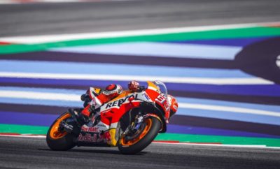 Ο Marc Marquez ισοφαρίζει στο Misano το ρεκόρ των 112 βάθρων του Hailwood, με τον Dani Pedrosa στην 6η θέση Περνώντας 2ος από τη γραμμή του τερματισμού του GP του Αγίου Μαρίνου, μπροστά από τον άλλο αναβάτη της Honda Cal Crutchlow, ο Marc Marquez ανέβηκε για δέκατη φορά στο βάθρο μέσα στη φετινή χρονιά. Ο Marc ισοφάρισε επίσης το ρεκόρ του θρυλικού Mike Hailwood και είναι τώρα 7ος στην κατάταξη των αναβατών με τα περισσότερους τερματισμούς στο βάθρο σε όλες τις κατηγορίες, ενώ αύξησε και τη διαφορά του στη βαθμολογία του MotoGP στους 67 βαθμούς από το δεύτερο, που είναι ο νικητής του αγώνα, Andrea Dovizioso. Παράλληλα, η Honda προηγείται στο Παγκόσμιο Πρωτάθλημα Κατασκευαστών και η Repsol Honda Team στο αντίστοιχο Παγκόσμιο Πρωτάθλημα Ομάδων. Εκκινώντας από την 11η θέση ο Dani Pedrosa τερμάτισε στην έκτη θέση, ένα θετικό αποτέλεσμα για τον ίδιο αν και όχι εκείνο που θα ήθελε. 2ος Marc Marquez «Είμαστε πολύ χαρούμενοι με την κατάκτηση μιας θέσης στο βάθρο επειδή ξέραμε ότι σ’ αυτήν την πίστα οι Ducati θα ήταν πολύ γρήγορες και πράγματι ήταν! Είχαν κάνει δοκιμές εδώ ενώ εμείς όχι, όμως παλέψαμε σκληρά και πλησιάσαμε πολύ. Έκανα καλή εκκίνηση και στη συνέχεια χρειάστηκα χρόνο για να φέρω τα ελαστικά στη σωστή θερμοκρασία. Μείωσα τη διαφορά από τους μπροστινούς αναβάτες, όμως όταν είδα ότι ο Dovi ήταν τόσο δυνατός σήμερα, έθεσα ως στόχο τη δεύτερη θέση. Ήμουν πίσω από το Jorge αλλά ήταν ταχύτερος από μένα. Συνέχιζα να πιέζω και να πιέζω για να δω αν θα μπορούσα να κάνω μια κίνηση στον τελευταίο γύρο και τότε έπεσε. Πήραμε τη δεύτερη θέση που σημαίνει ότι φεύγουμε από εδώ με διαφορά 67 βαθμών στο Πρωτάθλημα, η οποία είναι πολύ σημαντική. Είμαι χαρούμενος, αισθάνομαι άνετα στη μοτοσυκλέτα και είμαι έτοιμος για την Aragon, μία πίστα που μου αρέσει πάρα πολύ». 6ος Dani Pedrosa «Η σημερινή έκτη θέση ήταν το καλύτερο αποτέλεσμα όλου του Σαββατοκύριακου και πρέπει να πάρουμε τα θετικά από αυτό, όμως αυτό δεν αρκεί μια και απέχουμε από εκεί που θέλουμε να είμαστε. Προσπάθησα να κολλήσω πίσω από το Maverick και να πλησιάσω το Rins αλλά δεν μπόρεσα. Χρειάζεται να δουλέψουμε στο στήσιμο της μοτοσυκλέτας ώστε να πλησιάσουμε το ρυθμό του μπροστινού γκρουπ». Αποτελέσματα Αγώνα Θέση Αναβάτης Νο. Εθν/τα Βαθμοί Ομάδα Κατασκευαστής Χρόνος 1 DOVIZIOSO Andrea 4 ITA 25 Ducati Team Ducati 42'05.426 2 MARQUEZ Marc 93 SPA 20 Repsol Honda Team Honda 2.822 3 CRUTCHLOW Cal 35 GBR 16 LCR Honda Honda 7.269 4 RINS Alex 42 SPA 13 Team Suzuki Ecstar Suzuki 14.687 5 VINALES Maverick 25 SPA 11 Movistar Yamaha MotoGP Yamaha 16.016 6 PEDROSA Dani 26 SPA 10 Repsol Honda Team Honda 17.408 7 ROSSI Valentino 46 ITA 9 Movistar Yamaha MotoGP Yamaha 19.086 8 IANNONE Andrea 29 ITA 8 Team Suzuki Ecstar Suzuki 21.804 9 BAUTISTA Alvaro 19 SPA 7 Angel Nieto Team Ducati 23.919 10 ZARCO Johann 5 FRA 6 Monster Yamaha Tech 3 Yamaha 27.559 11 PETRUCCI Danilo 9 ITA 5 Alma Pramac Racing Ducati 30.698 12 MORBIDELLI Franco 21 ITA 4 EG 0,0 Marc VDS Honda 32.941 13 NAKAGAMI Takaaki 30 JPN 3 LCR Honda Honda 33.461 14 ESPARGARO Aleix 41 SPA 2 Aprilia Racing Team Gresini Aprilia 35.686 15 PIRRO Michele 51 ITA 1 Ducati Team Ducati 35.812 16 SMITH Bradley 38 GBR 0 Red Bull KTM Factory Racing KTM 46.500 17 LORENZO Jorge 99 SPA 0 Ducati Team Ducati 46.614 18 MILLER Jack 43 AUS 0 Alma Pramac Racing Ducati 50.593 19 SYAHRIN Hafizh 55 MAL 0 Monster Yamaha Tech 3 Yamaha 55.168 20 ABRAHAM Karel 17 CZE 0 Angel Nieto Team Ducati 1'02.255 21 REDDING Scott 45 GBR 0 Aprilia Racing Team Gresini Aprilia 1'09.475 22 LUTHI Tom 12 SWI 0 EG 0,0 Marc VDS Honda 1'12.608 23 PONSSON Christophe 23 FRA 0 Reale Avintia Racing Ducati 1 lap 24 BRADL Stefan 6 GER 0 Team HRC Honda 10 laps 25 ESPARGARO Pol 44 SPA 0 Red Bull KTM Factory Racing KTM 10 laps 26 SIMEON Xavier 10 BEL 0 Reale Avintia Racing Ducati 25 laps Βαθμολογία αναβατών Θέση Αναβάτης Νο Εθν/τα Βαθμοί Ομάδα Κατασκευαστής 1 MARQUEZ Marc 93 SPA 221 Repsol Honda Team Honda 2 DOVIZIOSO Andrea 4 ITA 154 Ducati Team Ducati 3 ROSSI Valentino 46 ITA 151 Movistar Yamaha MotoGP Yamaha 4 LORENZO Jorge 99 SPA 130 Ducati Team Ducati 5 VINALES Maverick 25 SPA 124 Movistar Yamaha MotoGP Yamaha 6 CRUTCHLOW Cal 35 GBR 119 LCR Honda Honda 7 ZARCO Johann 5 FRA 110 Monster Yamaha Tech 3 Yamaha 8 PETRUCCI Danilo 9 ITA 110 Alma Pramac Racing Ducati 9 IANNONE Andrea 29 ITA 92 Team Suzuki Ecstar Suzuki 10 RINS Alex 42 SPA 79 Team Suzuki Ecstar Suzuki 11 PEDROSA Dani 26 SPA 76 Repsol Honda Team Honda 12 BAUTISTA Alvaro 19 SPA 64 Angel Nieto Team Ducati 13 MILLER Jack 43 AUS 61 Alma Pramac Racing Ducati 14 RABAT Tito 53 SPA 35 Reale Avintia Racing Ducati 15 ESPARGARO Pol 44 SPA 32 Red Bull KTM Factory Racing KTM 16 MORBIDELLI Franco 21 ITA 26 EG 0,0 Marc VDS Honda 17 SYAHRIN Hafizh 55 MAL 24 Monster Yamaha Tech 3 Yamaha 18 ESPARGARO Aleix 41 SPA 19 Aprilia Racing Team Gresini Aprilia 19 SMITH Bradley 38 GBR 15 Red Bull KTM Factory Racing KTM 20 NAKAGAMI Takaaki 30 JPN 14 LCR Honda Honda 21 REDDING Scott 45 GBR 12 Aprilia Racing Team Gresini Aprilia 22 KALLIO Mika 36 FIN 6 Red Bull KTM Factory Racing KTM 23 ABRAHAM Karel 17 CZE 4 Angel Nieto Team Ducati 24 PIRRO Michele 51 ITA 1 Ducati Team Ducati Βαθμολογία Ομάδων Θέση Ομάδα Βαθμοί 1 Repsol Honda Team 297 2 Ducati Team 284 3 Movistar Yamaha MotoGP 275 4 Team Suzuki Ecstar 171 5 Alma Pramac Racing 171 6 Monster Yamaha Tech 3 134 7 LCR Honda 133 8 Angel Nieto Team 68 9 Red Bull KTM Factory Racing 47 10 Reale Avintia Racing 35 11 Aprilia Racing Team Gresini 31 12 EG 0,0 Marc VDS 26 Βαθμολογία Κατασεκυαστών Θέση Ομάδα Βαθμοί 1 Honda 256 2 Ducati 233 3 Yamaha 194 4 Suzuki 131 5 KTM 41 6 Aprilia 29