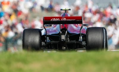 Η Alfa Romeo Sauber F1 Team κατευθύνεται προς το Ώστιν για να αγωνιστεί στο 2018 FIA Formula One Grand Prix των Ηνωμένων Πολιτειών ένα από τα πιο επεισοδιακά και συναρπαστικά Grand Prix. Μια απαιτητική πίστα περιμένει τους Marcus Ericsson και Charles Leclerc με έναν συνδυασμό διαφορετικών τύπων στροφών και μια ευθεία ενός χιλιομέτρου. Αυτά πρέπει ν' αντιμετωπίσουν οι οδηγοί στην προσπάθειά τους να πετύχουν τέλειους γύρους. Το Grand Prix των ΗΠΑ είναι από τα αγαπημένα των οδηγών στο πρόγραμμα της Formula 1 καθώς εγγυάται διασκέδαση όχι μόνο στην πίστα αλλά και εκτός αυτής, σε πολλές δραστηριότητες και οργανώσεις. Επιπλέον η πόλη του Ώστιν έχει μοναδική ατμόσφαιρα. Marcus Ericsson (μονοθέσιο Νο 9): "Το Ώστιν είναι ένας από τους καλύτερους αγωνιστικούς προορισμούς μέσα στη σεζόν. Η πόλη έχει πολλά να προσφέρει από μόνη της. Η πίστα και η περιρρέουσα ατμόσφαιρα είναι πάντα σπουδαία. Πρόκειται για μια απαιτητική διαδρομή. Το πρώτο μέρος μου θυμίζει λίγο τη Σουζούκα καθώς έχει τμήματα με πολύ υψηλή ταχύτητα. Υπάρχουν σημεία που προφέρουν ευκαιρία για προσπέρασμα, η μίξη των χαρακτηριστικών της πίστας την καθιστά ενδιαφέρουσα στην οδήγηση. Με τον καλό ρυθμό που είχαμε τις προηγούμενες εβδομάδες θα πρέπει να είμαστε σε θέση να δώσουμε μάχη για καλά αποτελέσματα. Ανυπομονώ να δω τι θα μπορέσουμε να πετύχουμε εκεί." Charles Leclerc (μονοθέσιο Νο 16): "Το Grand Prix των Ηνωμένων Πολιτειών θα είναι συναρπαστικό. Η πίστα μου αρέσει πολύ, έχω οδηγήσει εκεί στο παρελθόν σε ελεύθερες δοκιμές. Θα έχει ενδιαφέρον να βρω τα πατήματα σε στεγνό οδόστρωμα καθώς έχω οδηγήσει εκεί μόνο σε βρεγμένο οδόστρωμα. Είναι ιδιαίτερο να έχεις σαν προορισμό το Ώστιν καθώς η ατμόσφαιρα στην πίστα καθιστά συναρπαστικό, το Σαββατοκύριακο του αγώνα." Δεδομένα πίστας: Το Circuit of the Americas έχει περισσότερες γρήγορες στροφές από το Σπα και περισσότερες αργές από το Ουγγαρόρινγκ. Ο συνδυασμός αυτός συντελεί ώστε η πίστα να αποτελεί ιδιαίτερα πολύπλοκη περίπτωση για τους μηχανικούς. Το ψηλότερο σημείο του γύρου είναι στην στροφή 1, πρόκειται για απότομη ανηφόρα που καθιστά «τυφλή» την είσοδο στην στροφή. Το πρώτο μέρος χαρακτηρίζεται από πέντε πολύ γρήγορες καμπές. Το δεύτερο μέρος περιλαμβάνει μια ευθεία ενός χιλιομέτρου. Το τρίτο μέρος είναι μια μίξη αργών στροφών και μιας δεξιάς καμπής με πολλές κορυφές όπου οι οδηγοί υπόκεινται σε φορτίσεις 4G για διάστημα 5 δευτερολέπτων. Διαδρομή Circuit of the Americas / 5.513 km Απόσταση αγώνα 56 γύροι / 308.405 km Πρόγραμμα Κατατακτήριες δοκιμές 00:00 Ελλάδος (16:00 τοπική ώρα), Αγώνας 21:10 Ελλάδος, (13:10 τοπική ώρα)