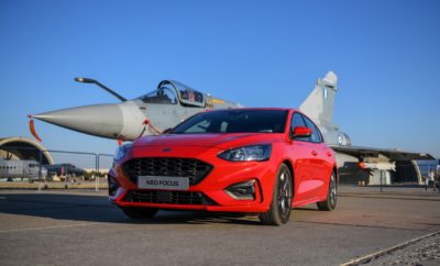 Το νέο Ford Focus «απογειώθηκε» δίπλα σε μαχητικά F18 και αεροπλάνα επιδείξεων στην εντυπωσιακή εκδήλωση Athens Flying Week 2018. Λίγες ημέρες μετά το επίσημο λανσάρισμά του στο Μουσείο Πολεμικής Αεροπορίας στην Αεροπορική Βάση Δεκελείας, το νέο Ford Focus «απογειώθηκε» ξανά συνοδεύοντας τα μαχητικά αεροσκάφη και τα αεροπλάνα επιδείξεων που συμμετείχαν στην εντυπωσιακή εκδήλωση Athens Flying Week, η οποία πραγματοποιήθηκε στην Αεροπορική Βάση Τανάγρας. Κατά τη διάρκεια εκείνου του ηλιόλουστου Σαββατοκύριακου στις 22-23/9, 60.000 θεατές έζησαν μία μοναδική εμπειρία στο αρτιότερο Airshow της Ανατολικής Ευρώπης, το οποίο διοργανώθηκε για 7η συνεχή χρονιά στη χώρα μας, με τη συμμετοχή μαχητικών αεροσκαφών που ανήκουν στην Ελληνική, Βελγική, Ελβετική, Ισπανική, Γαλλική, Αμερικάνικη, Ιταλική και Πολωνική Πολεμική Αεροπορία. Την παράσταση έκλεψαν φυσικά οι πιλότοι της Ελληνικής Πολεμικής Αεροπορίας, με τα μαχητικά F-16, Mirage 2000 και F4 Phantom να εκτελούν θεαματικούς ελιγμούς πολλών G, αλλά και τα ελικόπτερα Sikorski S-70 Aegean Hawk του Πολεμικού Ναυτικού και τα Apache AH64, Chinook CH-47 και Huey UH-1 της Αεροπορίας Στρατού που εντυπωσίασαν με την επιβλητική τους παρουσία. Δίπλα στο νέο Ford Focus, το Ford Ranger, φρόντιζε για την μεταφορά των επίλεκτων δυνάμεων του στρατού και των αλεξιπτωτιστών που συμμετείχαν στην εκδήλωση.