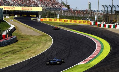 Για το Ιαπωνικό Grand Prix στην επική πίστα της Suzuka η Pirelli επέλεξε τη μέση, τη μαλακή και την πολύ μαλακή γόμα. Πρόκειται για συνδυασμό που έχει ήδη χρησιμοποιηθεί σε άλλους τέσσερις αγώνες. Είναι απαραίτητος για ν’ αντιμετωπιστούν τα ιδιαίτερα υψηλά ενεργειακά φορτία που θέτει η Suzuka με τις παρατεταμένες και διαδοχικές στροφές όπως η 130R και η Spoon. Στην πραγματικότητα τα μονοθέσια στη Suzuka στρίβουν συνέχεια (σχεδόν). Χάρη σ’ αυτή τη συνεχή ροή η Ιαπωνική πίστα είναι μια από τις πιο αγαπημένες, σε όλο το πρωτάθλημα. Πέρυσι έσπασε το ρεκόρ γύρου όλων των εποχών στις κατατακτήριες δοκιμές. Θα δούμε φέτος αυτό να βελτιώνεται κι άλλο, όπως συχνά έχει συμβεί μέχρι τώρα στη σεζόν; Η ΠΙΣΤΑ ΥΠΟ ΤΟ ΠΡΙΣΜΑ ΤΩΝ ΕΛΑΣΤΙΚΩΝ (*) Πρόσφυση ασφάλτου, κάθετη δύναμη, τραχύτητα ασφάλτου, καταπόνηση ελαστικών, πλευρικές δυνάμεις. • Μολονότι η επιλογή γομών είναι ίδια με πέρυσι στην πραγματικότητα είναι ένα επίπεδο πιο μαλακή καθώς όλες οι γόμες είναι ένα επίπεδο πιο μαλακές απ’ ότι οι αντίστοιχες του 2017. • Ο ρυθμός στην πίστα με τις διάσημες γρήγορες στροφές έχει ως αποτέλεσμα να κυριαρχούν τα πλευρικά φορτία στη Suzuka και όχι τόσο η πρόσφυση και η σταθερότητα στο φρενάρισμα. • Ο καιρός είναι απρόβλεπτος αυτή την εποχή και συχνά βρέχει: Αυτός είναι ένας από τους παράγοντες που καθιστά την πρόβλεψη βελτίωσης κρατήματος της πίστας, ιδιαίτερα δύσκολη. • Η φθορά και η πτώση στην απόδοση λόγω θερμικής καταπόνησης είναι παραδοσιακά υψηλές: Ασκούνται στα ελαστικά μερικά από τα μεγαλύτερα ενεργειακά φορτία της χρονιάς. • Οι ομάδες έχουν την τάση να χρησιμοποιούν υψηλό αεροδυναμικό φορτίο και να πιέζουν προς τα κάτω τα ελαστικά ώστε να πάρουν το μέγιστο της πρόσφυσης. Αυτό έχει ως αποτέλεσμα τα ελαστικά να υπόκεινται ταυτόχρονα σε φορτίσεις υπό πολλές διευθύνσεις. • Πέρυσι η στρατηγική του νικητή ήταν αυτή της μιας αλλαγής ελαστικών. Επηρεάστηκε εν μέρει από την παρουσία του αυτοκινήτου ασφαλείας και την υιοθέτηση εικονικού αυτοκινήτου ασφαλείας: Αυτό δεν είναι ασυνήθιστο στην Ιαπωνία. MARIO ISOLA – ΕΠΙΚΕΦΑΛΗΣ ΑΓΩΝΩΝ ΑΥΤΟΚΙΝΗΤΟΥ “Η Suzuka ασκεί στα ελαστικά μερικά από τα υψηλότερα ενεργειακά φορτία που συναντάμε μέσα στη χρονιά. Αυτό μπορεί να οδηγήσει σε πιο υψηλά επίπεδα φθοράς και πτώσης στην απόδοση λόγω θερμικής καταπόνησης, απ’ αυτά που βλέπουμε συνήθως. Είναι επίσης η μόνη πίστα του πρωταθλήματος με σχήμα το «8». Αυτό έχει ως αποτέλεσμα ομοιόμορφη φθορά στη δεξιά και στην αριστερή πλευρά των ελαστικών. Πέρυσι ο νικητής έκανε μια αλλαγή ελαστικών αλλά πριν απ’ αυτό η κυρίαρχη τάση ήταν αυτή των δυο αλλαγών. Θα είναι ενδιαφέρον να δούμε φέτος με τα πιο μαλακά ελαστικά και τα ταχύτερα μονοθέσια, αν θα διαφοροποιηθούν οι τακτικές. Οι ομάδες πάντα εξετάζουν αν είναι εφικτή μια αλλαγή. Όμως αυτό πάντα απαιτεί διαχειριστική ισορροπία, ανάμεσα στην αξιοποίηση των ελαστικών και στην προφύλαξη που απαιτείται. Επίσης εξαρτάται από το πόσος χρόνος χάνεται σε μια αλλαγή, πιθανόν η στρατηγική δυο αλλαγών να είναι ταχύτερη.” ΤΙ ΕΙΝΑΙ ΝΕΟ; • Το πρόγραμμα εξέλιξης των ελαστικών της Pirelli για το 2019 συνεχίζεται. Η Renault θα δοκιμάσει ελαστικά στη Suzuka δυο μέρες μετά το Ιαπωνικό Grand Prix. • Το πρωτάθλημα Blancpain GT Series με αποκλειστικό προμηθευτή την Pirelli, ολοκληρώθηκε στη Βαρκελώνη το προηγούμενο Σαββατοκύριακο. Το Βέλγικο Audi Club Team WRT και ο Raffaele Marciello στέφθηκαν πρωταθλητές. ΕΛΑΧΙΣΤΕΣ ΠΙΕΣΕΙΣ ΕΚΚΙΝΗΣΗ (σλικ) ΟΡΙΟ ΓΩΝΙΑΣ ΚΑΜΠΕΡ 23.0 psi (εμπρός) | 21.0 psi (πίσω) -3.00° (εμπρός) | -1.75° (πίσω)