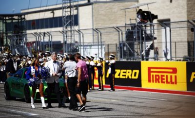 Η Pirelli είναι χορηγός ονόματος στο Grand Prix των Ηνωμένων Πολιτειών για το οποίο έχουν επιλεγεί η μαλακή, η πολύ μαλακή και η πάρα πολύ μαλακή γόμα: Πρόκειται για την ίδια 3αδα που χρησιμοποιήθηκε στην πρεμιέρα της σεζόν στην Αυστραλία πριν από επτά μήνες. Από τότε ο συνδυασμός αυτός υιοθετήθηκε σε άλλους 3 αγώνες (Αζερμπαϊτζάν, Γαλλία, Αυστρία). Ο αγώνας αυτού του Σαββατοκύριακου είναι κρίσιμος για την μάχη του πρωταθλήματος οδηγών. Αυτό προσθέτει ένταση σε μια πίστα που είναι θεαματική και διαθέτει μοναδικά χαρακτηριστικά συνδυάζοντας τα καλύτερα στοιχεία από πολλές άλλες πίστες του προγράμματος. Δεδομένου ότι έως τώρα, σε 14 αγώνες, έχουμε δει κατάρριψη είτε ρεκόρ γύρου αγώνα, είτε απόλυτο ρεκόρ γύρου πιστεύουμε ότι το Pirelli Grand Prix ΗΠΑ θα είναι το επόμενο στο οποίο θα γραφτεί ιστορία. Η ΠΙΣΤΑ ΥΠΟ ΤΟ ΠΡΙΣΜΑ ΤΩΝ ΕΛΑΣΤΙΚΩΝ (*) Πρόσφυση ασφάλτου, κάθετη δύναμη, τραχύτητα ασφάλτου, καταπόνηση ελαστικών, πλευρικές δυνάμεις. • Η Pirelli έφερε στο Ώστιν τον ίδιο συνδυασμό γομών με πέρυσι. Όμως όλα τα φετινά ελαστικά είναι ένα επίπεδο πιο μαλακά από τα αντίστοιχα περσινά. • Η φορά του Circuit of the Americas είναι αντίθετη μ’ αυτή των δεικτών του ρολογιού. Η διαδρομή αποτελείται από ευρεία ποικιλία διαφορετικών στροφών: Το σωστό σετάρισμα είναι αναπόφευκτα ένας συμβιβασμός. • Το πιο χαρακτηριστικό σημείο είναι η ανηφόρα και μετά η κατηφόρα, στη στροφή 1: Είναι εξαιρετικά απαιτητικό να βρεις το σωστό σημείο φρεναρίσματος εκεί. • Τρεις μεγάλες ευθείες βοηθούν στην ψύξη των ελαστικών σε κάθε γύρο: Είναι κρίσιμη η διατήρησή των, στο σωστό εύρος θερμοκρασιακής λειτουργίας. • Ο Lewis Hamilton κέρδισε πέρυσι για λογαριασμό της Mercedes με μια αλλαγή. Ο Sebastian Vettel της Ferrari, ήταν 2ος με 2 αλλαγές. Στους άλλους οδηγούς είδαμε ανάμεικτες τακτικές μιας ή και δυο αλλαγών. MARIO ISOLA – ΕΠΙΚΕΦΑΛΗΣ ΑΓΩΝΩΝ ΑΥΤΟΚΙΝΗΤΟΥ “Όπως ακριβώς πέρυσι έτσι και φέτος στο Ώστιν αναμένουμε να είναι εφικτές μερικές διαφορετικές στρατηγικές. Όμως λόγω του συχνά ευμετάβλητου καιρού και την ευρεία διακύμανση θερμοκρασίας είναι δύσκολο να γίνουν προβλέψεις. Τα προηγούμενα χρόνια η άσφαλτος, που χρησιμοποιήθηκε για πρώτη φορά το 2012, σταθεροποιήθηκε. Είναι εξαιρετικά σημαντικό για τις ομάδες να διαβάσουν σωστά τις υπάρχουσες συνθήκες στις ελεύθερες δοκιμές ώστε να προετοιμάσουν την βέλτιστη στρατηγική. Αυτό δεν είναι πάντα εύκολο στο Ώστιν παρότι η πίστα προσφέρει πολλές ευκαιρίες για προσπέρασμα όπως είδαμε πέρυσι. Ο φετινός αγώνας είναι ιδιαίτερα σημαντικός για μας, στην Pirelli, καθότι είμαστε χορηγοί ονόματος του grand prix (title sponsor). Αυτό υπογραμμίζει τη σπουδαιότητα των ΗΠΑ για την εταιρεία μας. Θυμίζουμε πως το πρώτο κατάστημα P Zero World άνοιξε στο Λος Άντζελες πριν δυο χρόνια.” ΤΙ ΕΙΝΑΙ ΝΕΟ; • Παράλληλα με το Grand Prix, διοργανώνεται ένα νέο φεστιβάλ για τους φιλάθλους στο Μαϊάμι με επιδείξεις μονοθεσίων στο δρόμο και άλλες ψυχαγωγικές δραστηριότητες. • Το πρόγραμμα αγώνων υποστήριξης στο Ώστιν περιλαμβάνει αγώνα Formula 4 και Formula 3 από τα πρωταθλήματα της Αμερικής: Οι δυο αυτές κατηγορίες που βοηθούν τους νέους οδηγούς στην ανέλιξη της αγωνιστικής τους καριέρας, χρησιμοποιούν ελαστικά Pirelli • Ο Paolo Andreucci πήρε τον πρώτου τίτλο στο Ιταλικό πρωτάθλημα Ράλι την προηγούμενη εβδομάδα οδηγώντας ένα Peugeot 208 R5 που φορούσε ελαστικά Pirelli. ΕΛΑΧΙΣΤΕΣ ΠΙΕΣΕΙΣ ΕΚΚΙΝΗΣΗ (σλικ) ΟΡΙΟ ΓΩΝΙΑΣ ΚΑΜΠΕΡ 21.0 psi (εμπρός) | 20.0 psi (πίσω) -3.50° (εμπρός) | -2.00° (πίσω)