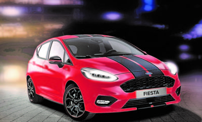 Νέα Ford Fiesta ST-Line Red Edition και Black Edition με Συναρπαστικές Χρωματικές Αντιθέσεις • Οι νέες εκδόσεις Ford Fiesta ST-Line Red and Black Edition κάνουν τους πελάτες να ξεχωρίζουν από το πλήθος με ματ, μαύρες ρίγες, χρωματικές αντιθέσεις στους εξωτερικούς καθρέπτες και λεπτομέρειες στους τροχούς, επίσης διαθέτουν μεγάλη αεροτομή • Βασισμένα στο σπορ Fiesta ST-Line που συγκεντρώνει το ένα πέμπτο των πωλήσεων Fiesta μέχρι στιγμής φέτος, τα τολμηρά νέα μοντέλα επεκτείνουν το χρωματικό θέμα και στο εσωτερικό με κόκκινες λεπτομέρειες στα καθίσματα, το τιμόνι και σε άλλα σημεία • Κινητήρας 1.0 EcoBoost 140 ίππων και σπορ ανάρτηση προσφέρουν απολαυστικές οδηγικές επιδόσεις. Προηγμένες τεχνολογίες με συνδεσιμότητα SYNC 3 και Lane-Keeping Aid Η Ford επεκτείνει την πολυδιάστατη γκάμα του νέου Fiesta με δύο νέα μοντέλα τολμηρών χρωματικών αντιθέσεων: τα νέα Fiesta ST-Line Red Edition και Black Edition. Τα νέα Fiesta ST-Line Red Edition και Black Edition είναι βασισμένα στη σπορ έκδοση Fiesta ST-Line, του οποίου η αναλογία επί των πωλήσεων Fiesta από τις αρχές του 2018 είναι 1 στα 5. Τα νέα μοντέλα υιοθετούν μοναδικές λεπτομέρειες στο εξωτερικό και το εσωτερικό τους που κάνουν τους οδηγούς να ξεχωρίζουν από το πλήθος και αναδεικνύουν το δυναμικό και εμπνευσμένο από την Ford Performance στυλ. Διαθέσιμα σε τρίθυρες και πεντάθυρες εκδόσεις αμαξώματος, τα Fiesta ST-Line Red Edition και Black Edition αξιοποιούν τα 140 άλογα του χιλιάρη βενζινοκινητήρα EcoBoost της Ford και μία σπορ ανάρτηση για άμεση απόκριση και μία απολαυστική οδηγική εμπειρία. «Το εντυπωσιακό στυλ των νέων μοντέλων μας Fiesta ST-Line Red Edition και Black Edition τονίζει το δυναμικό χαρακτήρα του Fiesta και επιτρέπει στην προσωπικότητα του οδηγού να λάμψει» δήλωσε ο Amko Leenarts, director, Design, Ford Ευρώπης. «Οι ανώτερες εκδόσεις οχημάτων, όπως τα μοντέλα ST-Line συγκέντρωσαν το 70% των πωλήσεων επιβατικών μας οχημάτων στην Ευρώπη φέτος των Αύγουστο – και διαπιστώνουμε περισσότερο από ποτέ ότι οι πελάτες επιθυμούν να κάνουν μία κατάθεση προσωπικότητας με τα αυτοκίνητα που οδηγούν.» Η Ford λανσάρισε τη γκάμα ST-Line το 2016, απευθυνόμενη σε πελάτες που ονειρεύονται τη σπορ γοητεία των μοντέλων Ford Performance – χωρίς απαραίτητα να θέλουν όλο το πακέτο επιδόσεων των βελτιστοποιημένων κινητήρων και συστημάτων πλαισίου της Ford Performance. Δύο χαρισματικές προτάσεις Το νέο Fiesta ST-Line Red Edition έχει εξωτερική απόχρωση Race Red και ματ μαύρες ρίγες με μπορντούρα high-gloss black που εκτείνονται από την οροφή, μέσω του καπό, μέχρι στο κάτω εμπρός σπόιλερ. Το Fiesta ST-Line Black Edition είναι βαμμένο σε Panther Black διακοσμημένο με ματ, μαύρες ρίγες οι οποίες τονίζονται με high-gloss red μπορντούρα. Και τα δύο εντυπωσιακά μοντέλα φέρουν μία μεγάλη πίσω αεροτομή βαμμένη στο χρώμα του αμαξώματος, χαρακτηριστικές 17άρες ζάντες αλουμινίου Panther Black με κόκκινη στεφάνη, και μαύρα καλύμματα καθρεπτών διχοτομημένα από μια οριζόντια κόκκινη ρίγα. Στο εσωτερικό, συνεχίζεται το θέμα των χρωματικών αντιθέσεων. Κόκκινες πινελιές δίνουν το παρών στα μερικώς δερμάτινα σπορ καθίσματα, στις λαβές των θυρών, στο πλαίσιο του κεντρικού αεραγωγού και στην μπάρα συνεπιβάτη στο ταμπλό. Κόκκινες ραφές κοσμούν το δερμάτινο τιμόνι με επίπεδο κάτω τμήμα, το κάλυμμα του επιλογέα ταχυτήτων, το κάλυμμα του χειρόφρενου, τα πατάκια και τις επενδύσεις θυρών. Το προαιρετικό σύστημα συνδεσιμότητας και ψυχαγωγίας SYNC 3 της Ford είναι συμβατό με Apple CarPlay και Android Auto™, και προσφέρει στους οδηγούς των Fiesta ST-Line Red Edition και Black Edition τη δυνατότητα να ελέγχουν τις λειτουργίες των συστημάτων ήχου, πλοήγησης και συνδεδεμένων smartphones μέσω φωνητικών εντολών και μιας έγχρωμης οθόνης αφής 8 ιντσών. Το SYNC 3 είναι επίσης συμβατό με τύπους αρχείων ήχου υψηλής ανάλυσης, ενώ ένα προαιρετικό ηχοσύστημα B&O ισχύος 675-watt προσφέρει μία premium εμπειρία ήχου 360 μοιρών, χρησιμοποιώντας δέκα ηχεία, μεταξύ των οποίων ένα subwoofer τοποθετημένο στο χώρο αποσκευών και ένα κεντρικό ηχείο μεσαίων συχνοτήτων στο πάνω τμήμα του ταμπλό. Ανάμεσα στα χαρακτηριστικά άνεσης και ασφάλειας που προσφέρονται στάνταρ, είναι προβολείς αλογόνου τύπου projector με αυτόματο φωτισμό, φώτα ημέρας LED και πίσω φώτα LED, εμπρός φώτα ομίχλης με φωτισμό διασταυρώσεων, Lane-Keeping Aid, Speed Limiter και Hill Start Assist. Άλλες προαιρετικές, προηγμένες τεχνολογίες υποστήριξης οδηγού περιλαμβάνουν Pre-Collision Assist με Pedestrian Detection, Traffic Sign Recognition, Adaptive Cruise Control και Blind Spot Information System. Ο συνδυασμός του ισχυρού και ταυτόχρονα αποδοτικού πολυβραβευμένου κινητήρα 1.0 EcoBoost 140 ίππων της Ford με το εξάρι, μηχανικό κιβώτιο χαμηλών τριβών προσφέρει κατανάλωση από 4,9 l/100 km με εκπομπές CO2 από 112 g/km emissions. Τα νέα μοντέλα Ford Fiesta ST-Line Red Edition και Black Edition είναι ήδη διαθέσιμα για παραγγελία σε επιλεγμένες Ευρωπαϊκές αγορές. Η Ford προσφέρει επίσης δυνατότητες εξατομίκευσης με αντίθετες αποχρώσεις οροφής και καλυμμάτων εξωτερικών καθρεπτών για όλη τη γκάμα του νέου Fiesta που περιλαμβάνει το κομψό Fiesta Titanium, το πολυτελές Fiesta Vignale, το εμπνευσμένο από SUV Fiesta Active crossover, και το νέο Fiesta ST με την υπογραφή της Ford Performance. # # #