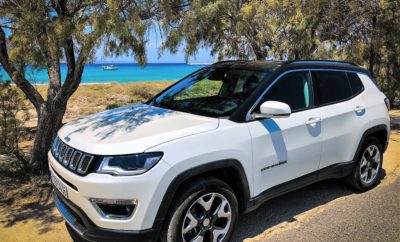 Με Jeep Compass και Jeep Renegade, οι μετακινήσεις στο “Dole Techno 293 European Championship” που θα διεξαχθεί στον Ναυτικό Αθλητικό Όμιλο Βάρης-Βάρκιζας από 20 έως 27 Οκτωβρίου με την υποστήριξη της Jeep H Jeep και τα αυτοκίνητά τα της είναι συνυφασμένα με κάθε δραστηριότητα που περιλαμβάνει δράση και νέες εμπειρίες. Δεν θα μπορούσαν να λείπουν από γεγονότα όπως το Πανευρωπαϊκό Πρωτάθλημα Ιστιοσανίδας που θα διεξαχθεί στην Βάρκιζα από τις 20 έως τις 27 Οκτωβρίου 2018. Την Open Air αίσθηση Ελευθερίας που αποτελεί διαχρονικά μέρος του DNA της Jeep και των οχημάτων της, βιώνουν εδώ και λίγες ημέρες οι αθλητές και τα μέλη της οργανωτικής επιτροπής του Techno 293 European Championship, καθώς η Jeep προσέφερε τα ολοκαίνουργια Jeep Compass αλλά και το Jeep Renegade για τις ανάγκες της μετακίνησης της διοργάνωσης. Στο Techno 293 European Championship θα χρησιμοποιηθούν τα Jeep Compass 2.0L 170HP 4X4, Jeep Compass 2.0L diesel 140 HP και Jeep Renegade 1.4L 4X4, που εγγυώνται ότι οι αθλητές, οι διοργανωτές και οι κριτές θα απολαύσουν μία ξεχωριστή Go Anywhere Do Anything εμπειρία μετακίνησης, όπου και αν χρειαστεί να μετακινηθούν, σε άσφαλτο ή παραλία. Οι αφίξεις των αθλητών, προπονητών και συνοδών τους, με τα ολοκαίνουργια Jeep Compass και Jeep Renegade, θα ολοκληρωθούν το Σάββατο 20 Οκτωβρίου οπότε και θα διεξαχθεί η τελετή έναρξης με μία μεγάλη παρέλαση και ένα event που θα φέρει πιο κοντά τις συμμετέχουσες χώρες, προσελκύοντας οπαδούς του αθλήματος, κατοίκους και επισκέπτες της περιοχής. To πρωτάθλημα είναι επίσημα αναγνωρισμένο από την Παγκόσμια Ομοσπονδία Ιστιοπλοΐας (World Sailing), συνδιοργανώνεται από τον Ναυτικό Αθλητικό Όμιλο Βάρης-Βάρκιζας και τον Δήμο Βάρης-Βούλας-Βουλιαγμένης ενώ τελεί υπό την αιγίδα της Ελληνικής Ιστιοπλοϊκής Ομοσπονδίας Η Τελετή Λήξης των αγώνων, με τις απονομές των μεταλλίων του πρωταθλήματος, θα πραγματοποιηθεί το Σάββατο 27 Οκτωβρίου