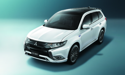 Mitsubishi Outlander PHEV Πέντε χρόνια πρωτοπόρο – και παραμένει στην αιχμή της εξέλιξης Πριν από πέντε χρόνια, το Outlander PHEV της Mitsubishi Motors ξεκίνησε την παγκόσμια καριέρα του με την έναρξη πωλήσεων λιανικής στην Ολλανδία, στις 21 Οκτωβρίου, 2013. Μία μοναδική πρόταση … Ένα χρόνο μετά την παγκόσμια πρεμιέρα του στη Έκθεση Αυτοκινήτου του Παρισιού 2012, η Mitsubishi Motors Corporation (MMC) εξερευνούσε αχαρτογράφητες περιοχές με ένα μοντέλο που ήταν το πρώτο 4WD SUV με δύο μοτέρ βασισμένο σε αρχιτεκτονική ηλεκτρικού οχήματος. Ο ανταγωνισμός στην plug-in υβριδική κατηγορία ήταν σχεδόν ανύπαρκτος εκείνη την εποχή και τα ηλεκτρικά αυτοκίνητα κινούνταν συνήθως αυστηρά εντός των ορίων της πόλης, μη έχοντας την αυτονομία των 800+ km που προσέφερε στην πορεία ένα Outlander PHEV, με πλήρη οικογενειακό εξοπλισμό. … Ακόμα μοναδικό Πέντε χρόνια αργότερα, το πρωτοποριακό αυτοκίνητο βρίσκεται στην κορυφή της Ευρωπαϊκής plug-in υβριδικής αγοράς στην Ευρώπη, ανεξαρτήτως κατηγορίας, μάρκας ή τύπου αμαξώματος με συνολικές πωλήσεις 115.448 μονάδων (μέχρι 30 Σεπτεμβρίου 2018 – στοιχεία MME) και παραμένει υπολογίσιμη δύναμη στην περιοχή, δημοφιλέστερο από τον ανταγωνισμό ακόμα και σε Ευρωπαϊκές αγορές με ισχυρούς τοπικούς παίκτες όπως η Γερμανία και η Σουηδία. … Συνεχίζει τη ‘σόλο’ καριέρα του Πέντε χρόνια αργότερα, με την παρουσίαση του πιο προηγμένου μοντέλου του 2019 υπό εξέλιξη, το Outlander PHEV συνεχίζει τη ‘μοναχική’ πορεία του – υπό το νέο αυστηρότερο καθεστώς εκπομπών ρύπων WLTP το οποίο έχει μειώσει τον αριθμό των ενδεχόμενων ανταγωνιστών του . Εξάλλου, με εκπομπές ρύπων 46 g/km, το Outlander PHEV ενισχύει το γεγονός ότι είναι μοναδική πρόταση στην αγορά.