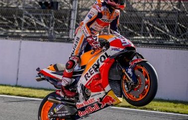 Ο Marc Marquez στέφθηκε Παγκόσμιος Πρωταθλητής για το 2018 στο Motegi Ο Marc Marquez κατέκτησε μία απίστευτη νίκη χθες στο Twin Ring Motegi και ανακηρύχθηκε Παγκόσμιος Πρωταθλητής MotoGP για το 2018, παρουσία του Προέδρου και CEO της Honda κ. Takahiro Hachigo, ο οποίος συνόδευσε τον Ισπανό στο βάθρο, ενώ απομένουν τρεις αγώνες μέχρι την ολοκλήρωση της αγωνιστικής χρονιάς. Έχοντας εκκινήσει από την 6η θέση ο Marc κατάφερε να κερδίσει αμέσως τέσσερις θέσεις, να ανέβει στη 2η και να δώσει μάχη με το διεκδικητή του τίτλου Andrea Dovizioso και τον αναβάτη της Honda Cal Crutchlow σε όλη τη διάρκεια του αγώνα. Δύο γύρους πριν το τέλος, ο Ιταλός αναβάτης είχε μια πτώση αμέσως μετά το προσπέρασμα του Marc, ο οποίος ετοιμαζόταν για μία αναμέτρηση μέχρι τον τελευταίο γύρο. Με αυτή την όγδοη νίκη μέσα στη χρονιά και 69η της καριέρας του σε όλες τις κατηγορίες, ο Marquez έγινε ο νεαρότερος αναβάτης στην ιστορία με επτά Παγκόσμια Πρωταθλήματα (2010 στα 125cc, 2012 στη Moto2 και 2013, 2014, 2016, 2017 και 2018 στη MotoGP). Και μάλιστα όλα αυτά σε ηλικία 25 ετών και 246 ημερών καταρρίπτοντας το ρεκόρ του Mike Hailwood, ο οποίος ήταν 26 ετών και 140 ημερών όταν κατέκτησε τον έβδομο τίτλο του το 1966, στα 350cc. Ο Dani Pedrosa ξεκίνησε τον αγώνα από την 11η θέση, ανέβηκε στην 8η στο τέλος του πρώτου γύρου αλλά δυσκολεύτηκε να κρατήσει καλό ρυθμό και δεν κατάφερε να βελτιώσει τη θέση του στη συνέχεια. Η σημερινή νίκη του Marc αύξησε τη διαφορά της Honda στο Παγκόσμιο Πρωτάθλημα Κατασκευαστών στους 47 βαθμούς από τον δεύτερο και εκείνη της Repsol Honda στους 51 βαθμούς στην κατάταξη των ομάδων. Marc Marquez #93 ΝΙΚΗΤΗΣ – ΠΑΓΚΟΣΜΙΟΣ ΠΡΩΤΑΘΛΗΤΗΣ MOTOGP 2018 “Αισθάνομαι πραγματικά πολύ καλά! Θα έλεγα ότι ένα όνειρο έγινε πραγματικότητα, ή καλύτερα, ότι ζω ένα όνειρο. Είναι κάτι πολύ ξεχωριστό, εδώ με την ομάδα μου, όλους τους ανθρώπους της Honda και του HRC, την οικογένεια και τους συνεργάτες μου. Αυτή ήταν μία εξαιρετική χρονιά και από την Aragon και μετά, είχα τη γεύση του τίτλου, τον φανταζόμουν, επειδή ήταν πολύ κοντά. Μετά κατάλαβα ότι αυτό δεν ήταν το στιλ μου και ότι χρειαζόμουν ένα επιπλέον κίνητρο, οπότε έβαλα στόχο να κατακτήσω τον τίτλο με την πρώτη ευκαιρία εδώ στο Motegi παίρνοντας τη νίκη. Αυτή η πίστα ήταν ιδιαίτερα δύσκολη να το καταφέρω αυτό, όμως φαίνεται ότι όταν είμαι υπό πίεση αισθάνομαι καλύτερα στη μοτοσυκλέτα! Σήμερα ο αγώνας εξελίχθηκε όπως περίμενα. Ήμουν έτοιμος για μία καλή εκκίνηση και για μερικά άμεσα προσπεράσματα. Ανέβηκα στη δεύτερη θέση στο τέλος του πρώτου γύρου και μετά κατάφερα να ακολουθήσω τον Andrea και να μείνω μαζί του. Σκεφτόμουν ότι θα μπορούσα να προσπαθήσω να επιτεθώ πριν τον τελευταίο γύρο διότι αισθανόμουν ότι είχα κάτι ακόμη να δώσω. Εκείνος πίεζε σκληρά και έκανε ένα λάθος, κάτι που είναι κρίμα γιατί άξιζε να είναι εδώ στο βάθρο. Αυτό είναι κάτι που και ο Dani θα άξιζε τουλάχιστον μία φορά αυτή τη χρονιά. Τέλος πάντων, όταν πέρασα τη γραμμή του τερματισμού ήρθε μία έκρηξη χαράς. Οι άνθρωποί μου είχαν προετοιμάσει τη γιορτή με τον τίτλο Level7 για την οποία δε γνώριζα τίποτε. Ποτέ δεν θέλω να ξέρω, όμως πιστεύω ότι τη διάλεξαν επειδή συνήθιζα να παίζω πολύ αυτό το παιχνίδι. Τώρα είναι ώρα να γιορτάσουμε αυτόν τον έβδομο τίτλο και να απολαύσουμε τους τρεις τελευταίους αγώνες”. Dani Pedrosa #26 8ος “Ο αγώνας σήμερα ήταν απογοητευτικός μια και δεν κατάφερα να πιάσω την αναμενόμενη επίδοση. Δεν είχα ιδανική αίσθηση πάνω στη μοτοσυκλέτα και δυσκολεύτηκα πολύ. Κρίμα γιατί αυτή είναι μία πίστα και ένας τόπος που μου αρέσουν πάρα πολύ. Τέλος πάντων, αυτή είναι η κατάσταση και πρέπει να προσπαθούμε να τα καταφέρνουμε όσο το δυνατόν καλύτερα. Θέλω να συγχαρώ το Marc, αυτό που έχει καταφέρει είναι εκπληκτικό. Αυτή τη χρονιά ήταν δυνατός παντού και έκανε ελάχιστα λάθη, παίρνοντας πάντα βαθμούς. Είναι ένας αναβάτης που εξελίσσεται συνεχώς. Πιστεύω ότι και η ομάδα έκανε εξαιρετική δουλειά” Yoshishige Nomura Πρόεδρος HRC “Παρά τις υψηλές προσδοκίες και την πίεση να κατακτήσει τον τρίτο συνεχόμενο τίτλο του, ο Marc γοήτευσε τους θαυμαστές του όλη τη χρονιά χάρη στην εξαιρετική του απόδοση. Τα συγχαρητήριά μου στον Marc για την εξαιρετική δουλειά άλλη μια χρονιά. Θα ήθελα επίσης να ευχαριστήσω την ομάδα που τον στήριξε, τους πολλούς χορηγούς μας που στηρίζουν τις αγωνιστικές μας δραστηριότητες και τους θιασώτες του MotoGP σε όλο τον κόσμο για τη στήριξη του αθλήματος”. Σημείωση: Περισσότερες φωτογραφίες μπορείτε να βρείτε στην παρακάτω ηλεκτρονική διεύθυνση: https://motogp.hondaracingcorporation.com/report/marc-marquez-crowned-2018-world-champion-at-motegi/?lang=en#gallery Αποτελέσματα αγώνα Θέση Αναβάτης Αριθμός Εθ/τητα Βαθμοί Ομάδα Κατασκευαστής Χρόνος 1 MARQUEZ Marc 93 SPA 25 Repsol Honda Team Honda 42'36.438 2 CRUTCHLOW Cal 35 GBR 20 LCR Honda Honda 1.573 3 RINS Alex 42 SPA 16 Team Suzuki Ecstar Suzuki 1.720 4 ROSSI Valentino 46 ITA 13 Movistar Yamaha MotoGP Yamaha 6.413 5 BAUTISTA Alvaro 19 SPA 11 Angel Nieto Team Ducati 6.919 6 ZARCO Johann 5 FRA 10 Monster Yamaha Tech 3 Yamaha 8.024 7 VINALES Maverick 25 SPA 9 Movistar Yamaha MotoGP Yamaha 13.330 8 PEDROSA Dani 26 SPA 8 Repsol Honda Team Honda 15.582 9 PETRUCCI Danilo 9 ITA 7 Alma Pramac Racing Ducati 20.584 10 SYAHRIN Hafizh 55 MAL 6 Monster Yamaha Tech 3 Yamaha 24.985 11 MORBIDELLI Franco 21 ITA 5 EG 0,0 Marc VDS Honda 25.931 12 SMITH Bradley 38 GBR 4 Red Bull KTM Factory Racing KTM 26.875 13 ESPARGARO Pol 44 SPA 3 Red Bull KTM Factory Racing KTM 27.069 14 NAKASUGA Katsuyuki 15 JPN 2 Yamalube Yamaha Factory Racing Yamaha 32.550 15 NAKAGAMI Takaaki 30 JPN 1 LCR Honda Honda 37.718 16 SIMEON Xavier 10 BEL 0 Reale Avintia Racing Ducati 39.583 17 TORRES Jordi 81 SPA 0 Reale Avintia Racing Ducati 39.839 18 DOVIZIOSO Andrea 4 ITA 0 Ducati Team Ducati 42.698 19 REDDING Scott 45 GBR 0 Aprilia Racing Team Gresini Aprilia 49.943 20 LUTHI Tom 12 SWI 0 EG 0,0 Marc VDS Honda 52.707 21 GUINTOLI Sylvain 50 FRA 0 Team Suzuki Ecstar Suzuki 1'01.848 22 IANNONE Andrea 29 ITA 0 Team Suzuki Ecstar Suzuki 10 laps 23 ABRAHAM Karel 17 CZE 0 Angel Nieto Team Ducati 12 laps 24 MILLER Jack 43 AUS 0 Alma Pramac Racing Ducati 14 laps 25 ESPARGARO Aleix 41 SPA 0 Aprilia Racing Team Gresini Aprilia 18 laps Βαθμολογία αναβατών Θέση Αναβάτης Αρ/μός Εθ/τητα Βαθμοί Ομάδα Κατασκευαστής 1 MARQUEZ Marc 93 SPA 296 Repsol Honda Team Honda 2 DOVIZIOSO Andrea 4 ITA 194 Ducati Team Ducati 3 ROSSI Valentino 46 ITA 185 Movistar Yamaha MotoGP Yamaha 4 VINALES Maverick 25 SPA 155 Movistar Yamaha MotoGP Yamaha 5 CRUTCHLOW Cal 35 GBR 148 LCR Honda Honda 6 ZARCO Johann 5 FRA 133 Monster Yamaha Tech 3 Yamaha 7 PETRUCCI Danilo 9 ITA 133 Alma Pramac Racing Ducati 8 LORENZO Jorge 99 SPA 130 Ducati Team Ducati 9 RINS Alex 42 SPA 118 Team Suzuki Ecstar Suzuki 10 IANNONE Andrea 29 ITA 113 Team Suzuki Ecstar Suzuki 11 PEDROSA Dani 26 SPA 95 Repsol Honda Team Honda 12 BAUTISTA Alvaro 19 SPA 83 Angel Nieto Team Ducati 13 MILLER Jack 43 AUS 74 Alma Pramac Racing Ducati 14 MORBIDELLI Franco 21 ITA 38 EG 0,0 Marc VDS Honda 15 RABAT Tito 53 SPA 35 Reale Avintia Racing Ducati 16 ESPARGARO Pol 44 SPA 35 Red Bull KTM Factory Racing KTM 17 SYAHRIN Hafizh 55 MAL 34 Monster Yamaha Tech 3 Yamaha 18 ESPARGARO Aleix 41 SPA 32 Aprilia Racing Team Gresini Aprilia 19 SMITH Bradley 38 GBR 23 Red Bull KTM Factory Racing KTM 20 NAKAGAMI Takaaki 30 JPN 19 LCR Honda Honda 21 REDDING Scott 45 GBR 12 Aprilia Racing Team Gresini Aprilia 22 KALLIO Mika 36 FIN 6 Red Bull KTM Factory Racing KTM 23 ABRAHAM Karel 17 CZE 5 Angel Nieto Team Ducati 24 NAKASUGA Katsuyuki 15 JPN 2 Yamalube Yamaha Factory Racing Yamaha 25 PIRRO Michele 51 ITA 1 Ducati Team Ducati Βαθμολογία Ομάδων Θέση Ομάδα Βαθμοί; 1 Repsol Honda Team 391 2 Movistar Yamaha MotoGP 340 3 Ducati Team 324 4 Team Suzuki Ecstar 231 5 Alma Pramac Racing 207 6 LCR Honda 167 7 Monster Yamaha Tech 3 167 8 Angel Nieto Team 88 9 Red Bull KTM Factory Racing 58 10 Aprilia Racing Team Gresini 44 11 EG 0,0 Marc VDS 38 12 Reale Avintia Racing 35 Βαθμολογία Κατασκευαστών Θέση Ομάδα Βαθμοί 1 Honda 331 2 Ducati 284 3 Yamaha 231 4 Suzuki 173 5 KTM 49 6 Aprilia 42