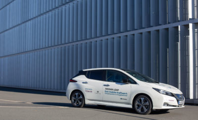 To Nissan LEAF συμβάλλει στην σταθεροποίηση του Γερμανικού δικτύου ηλεκτροδότησης Ως το πρώτο στο είδος του , το Nissan LEAF προκρίθηκε ως ένας μεγάλος σταθμός ηλεκτρικής ενέργειας, σύμφωνα με τις προδιαγραφές των Διαχειριστών του Συστήματος Μεταφοράς Ηλεκτρικής Ενέργειας Γερμανίας (TSO). Η Nissan συμβάλλει στην κατάκτηση ενός σημαντικού ορόσημου, στην πορεία για την άνευ ρύπων ενέργεια και κινητικότητα στη Γερμανία. Με μια καινοτόμο λύση φόρτισης και διαχείρισης ενέργειας, οι εταίροι του έργου, η τεχνολογική εταιρεία The Mobility House, ο πάροχος ενέργειας ENERVIE και ο διαχειριστής του συστήματος μεταφοράς Amprion, έχουν προκρίνει το Nissan LEAF, σύμφωνα με τις κανονιστικές απαιτήσεις που πλαισιώνουν την πρωτογενή ρύθμιση της ισχύος. Αυτό σημαίνει ότι το LEAF μπορεί να χρησιμοποιηθεί ως “αποθεματικό” για το Γερμανικό δίκτυο ηλεκτροδότησης, συμβάλλοντας στην καθιέρωση της τεχνολογίας V2G (Vehicle-to-Grid) στη Γερμανία. "Πιστεύουμε ακράδαντα σε ένα μέλλον χωρίς εκπομπές ρύπων", δήλωσε ο Guillaume Pelletreau, αντιπρόεδρος και διευθύνων σύμβουλος της Nissan Center Europe. "Ως εκ τούτου, είμαστε πολύ υπερήφανοι που το Nissan LEAF έχει εγκριθεί ως το πρώτο ηλεκτροκίνητο αυτοκίνητο που είναι κατάλληλο για τη σταθεροποίηση των συχνοτήτων του δικτύου. Οι μπαταρίες του LEAF θα μπορούσαν να συμβάλουν σημαντικά στην ενεργειακή μετάβαση στη Γερμανία και σε ένα βιώσιμο μέλλον". Οι νέες και καινοτόμες λύσεις για τη σταθεροποίηση του ηλεκτρικού δικτύου είναι απαραίτητες για τη μετάβαση στην αποκεντρωμένη παραγωγή ενέργειας από ανανεώσιμες πηγές, στη Γερμανία. Η αυξανόμενη χρήση ανανεώσιμων πηγών ενέργειας οδηγεί σε διακυμάνσεις στο δίκτυο, οι οποίες πρέπει αρχικά να ισορροπηθούν με πρωταρχικές ρυθμίσεις, ικανές να αποτρέψουν επικείμενες διακοπές ηλεκτρικού ρεύματος, με ειδοποίηση εντός ενός δευτερολέπτου. Τα ηλεκτρικά αυτοκίνητα, όπως το Nissan LEAF, με ενσωματωμένη τεχνολογία αμφίδρομης φόρτισης, θα μπορούσαν να διαδραματίσουν σημαντικό ρόλο στη σταθεροποίηση του ηλεκτρικού δικτύου. Με τη φίσα φόρτισης CHAdeMO, το LEAF είναι σε θέση όχι μόνο να “αποσπάσει” ενέργεια από το δίκτυο και να την αποθηκεύσει στην μπαταρία, αλλά εάν είναι απαραίτητο, μπορεί επίσης να τροφοδοτήσει με ρεύμα το δίκτυο. Αυτή είναι η ιδέα του οχήματος- δικτύου (V2G). Η αμφίδρομη φόρτιση του αμιγώς ηλεκτροκίνητου αυτοκινήτου της Nissan, αποτελεί το θεμέλιο για την ενσωμάτωσή της στο πιλοτικό έργο της ENERVIE, στο Hagen της Γερμανίας. Σε συνδυασμό με την καινοτόμο, έξυπνη τεχνολογία φόρτισης και διαχείρισης ενέργειας από την The Mobility House, οι διαδικασίες φόρτισης και αποφόρτισης μπορούν να ελεγχθούν και να παρακολουθηθούν.