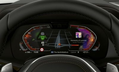 Το BMW Cockpit έχει ανανεωθεί και εκσυγχρονιστεί πλήρως για το λανσάρισμα νέων σημαντικών μοντέλων όπως η BMW X5, BMW Σειρά 8, BMW Z4 και BMW Σειρά 3, που γιόρτασαν την πρεμιέρα τους στο Mondial de l’Automobile 2018 στο Παρίσι. Με προσαρμοζόμενο και εξατομικεύσιμο περιεχόμενο, η νέα, πλήρως ψηφιακή φιλοσοφία απεικόνισης και ελέγχου του BMW Operating System 7.0 εστιάζει περισσότερο από ποτέ στον οδηγό. Η αμφίδρομη επικοινωνία με το όχημα έχει αναβαθμιστεί κυρίως μέσω φωνητικού ελέγχου και αναγνώρισης χειρονομιών. Για πρώτη φορά, οδηγοί και επιβάτες έχουν στη διάθεσή τους έναν έξυπνο προσωπικό βοηθό – το BMW Intelligent Personal Assistant. Πρόκειται για έναν προσαρμοζόμενο ψηφιακό χαρακτήρα που κάνει το όχημα ακόμα πιο έξυπνο και απαντά στο χαιρετισμό “Hey BMW”. Με σαφή παρουσίαση του περιεχομένου, προσαρμοσμένου στο ευρύτερο πλαίσιο, και άριστη ενσωμάτωση νέων λειτουργιών και υπηρεσιών, ο οδηγός απολαμβάνει ανά πάσα στιγμή βέλτιστη υποστήριξη. Η νέα λειτουργία Remote Software Upgrade επιτρέπει ασύρματες αναβαθμίσεις ώστε το όχημα να είναι πάντα ενημερωμένο. Στο μέλλον, οι χρήστες θα μπορούν επίσης να κατεβάζουν πρόσθετες λειτουργίες και υπηρεσίες. Με το νέο BMW Cockpit, η μάρκα δημιουργεί μία ακόμα πιο προσωπική, έξυπνη και συνεπή συνολική εμπειρία για τους πελάτες της. BMW Live Cockpit και BMW Operating System 7.0. Το λανσάρισμα του BMW iDrive Controller το 2001 σηματοδότησε μία επαναστατική εξέλιξη στη λειτουργία των οχημάτων. Με το βραβευμένο ID6, η BMW έθεσε νέα πρότυπα στις φιλοσοφίες απεικόνισης και ελέγχου μέσα στο αυτοκίνητο. Η ουσιαστική βελτίωση του BMW Operating System 7.0 αντανακλάται επίσης στην ονοματολογία και το νέο τρόπο οργάνωσης των επιλογών. Το BMW Live Cockpit (όπως και τα BMW Live Cockpit Plus και BMW Live Cockpit Professional) αναφέρονται στα τρία επίπεδα του hardware και των βασικών λειτουργιών, όπως εγκατεστημένες οθόνες, σύστημα πλοήγησης και ψυχαγωγίας, διαθέσιμες διεπαφές και τεχνικές απαιτήσεις για φωνητικό έλεγχο και σύστημα αναγνώρισης χειρονομιών. Τα χαρακτηριστικά σε κάθε επίπεδο του BMW Live Cockpit είναι προσαρμοσμένα για τα μοντέλα κάθε κατηγορίας. Το BMW Operating System 7.0 αναφέρεται στο πακέτο λογισμικού και τις λειτουργίες της νέας, πλήρως ψηφιακής φιλοσοφίας απεικόνισης και ελέγχου, που βασίζεται στις ψηφιακές ενδείξεις του BMW Live Cockpit Professional. Ο αριθμός της έκδοσης υποδηλώνει τις συνεχείς βελτιώσεις μέσω απομακρυσμένων αναβαθμίσεων του λογισμικού. Ψηφιακή σχεδίαση και βέλτιστη διαχείριση της προσοχής. Η διεπαφή χρήστη αξιοποιεί τις δυνατότητες της ψηφιακής σχεδίασης για τη δημιουργία μιας ελκυστικής, καθαρής σχεδίασης, με δομή και λειτουργία φιλική προς το χρήστη και συνεργασία μεταξύ Info Display στο πεδίο ορατότητας του οδηγού και Control Display στην κεντρική κονσόλα. Προσφέρονται επίσης νέες δυνατότητες εξατομίκευσης οθόνης. Η ψηφιακή σχεδίαση που συνδυάζει 2D και 3D γραφικά με animation, είναι άριστα προσαρμοσμένη στις ανάγκες του χρήστη. Στόχος είναι η εστίαση της προσοχής του οδηγού ανάλογα με τις οδηγικές συνθήκες και η παροχή των σχετικών πληροφοριών. Το Info Display δεν απεικονίζει πλέον αναλογικά στρογγυλά όργανα. Αυτά έχουν αντικατασταθεί με τοξοειδή γραφιστικά στοιχεία που ανοίγουν προς το κέντρο. Το σχήμα και η διάταξή τους μεταφέρουν στο εσωτερικό τα ‘τέσσερα μάτια’ που χαρακτηρίζουν τη φυσιογνωμία της BMW. Η νέα σχεδίαση απελευθερώνει χώρο στο κέντρο της οθόνης πληροφοριών - Info Display – για περιεχόμενο πλοήγησης, με χάρτη προσανατολισμού που απεικονίζει την τρέχουσα θέση του οχήματος και σχετικές πληροφορίες κατάστασης για το υπόλοιπο του ταξιδιού. Πληροφορίες των συστημάτων υποστήριξης συγκεντρώνονται στο τόξο του ταχύμετρου, στην αριστερή πλευρά. Στα προγράμματα Comfort και Sport, το δεξιό τόξο δείχνει τις στροφές του κινητήρα. Στο ECO Pro mode, προβάλλεται η τρέχουσα κατανάλωση και η μέση ταχύτητα. Πρόσθετο ψυχαγωγικό περιεχόμενο μπορεί να ενσωματωθεί στο δεξιό τόξο. Με μεγαλύτερη επιφάνεια απεικόνισης του BMW Head-Up Display στο παρμπρίζ, όλα τα στοιχεία για την τρέχουσα οδηγική κατάσταση προβάλλονται στο άμεσο πεδίο ορατότητας του οδηγού, ώστε να μην διασπάται η προσοχή του από το δρόμο. Εικαστικά, όλες οι οθόνες - Info & Control Display, και Rear-Seat Entertainment (Ψυχαγωγίας Πίσω Επιβατών) - είναι συγχρονισμένες για να έχουν συνεπή εμφάνιση σε όλες τις περιπτώσεις. Για παράδειγμα, αν το πρόγραμμα αλλάξει από ECO Pro σε Sport, η απόχρωση αλλάζει από μπλε σε κόκκινη σε όλες τις οθόνες. Εξατομίκευση δομής και περιεχομένου του μενού. Το περιεχόμενο στο υψηλότερο επίπεδο του μενού του Control Display μπορεί να διαμορφώνεται ελεύθερα σύμφωνα με το γούστο των πελατών. Μέχρι δέκα σελίδες στο βασικό μενού μπορούν να διαμορφώνονται εξατομικευμένα. Μπορεί να επιλέγεται διάταξη σελίδας με δύο, τρία ή τέσσερα εικονίδια (tiles), με το περιεχόμενό τους να απεικονίζεται σε πραγματικό χρόνο. Ο πελάτης μπορεί να επιλέγει ενότητες όπως, επικοινωνία, media/radio, ρολόι, πλοήγηση, σπορ ενδείξεις, προεπισκόπηση διαδρομής, κυκλοφορία, θέση ή πληροφορίες οδήγησης, ως περιεχόμενο των εικονιδίων. Από το σχετικό μπουτόν στο τιμόνι μπορεί να προσθέτει περιεχόμενο στο τόξο, δεξιά της οθόνης Info Display ανάλογα με τις ανάγκες, όπως ψυχαγωγία, κατανάλωση καυσίμου και σπορ επιλογές, καθώς ένα επιταχυνσιόμετρο (G-meter) που παρουσιάζει τις δυνάμεις g, οι οποίες επενεργούν σε συνθήκες δυναμικής οδήγησης και σε δρόμους με στροφές. Εξατομικευμένο περιεχόμενο. Στο BMW Operating System 7.0, το περιεχόμενο και οι ενδείξεις προσαρμόζονται στο ευρύτερο πλαίσιο και εξατομικεύονται. Για παράδειγμα, οι χρήστες μπορούν να επιλέξουν από 20 φωτογραφίες για το προσωπικό τους προφίλ. Όταν ο οδηγός ξεκλειδώνει το αυτοκίνητο, εκτός από το ονομαστικό καλωσόρισμα εμφανίζεται μία τρισδιάστατη γραφική αναπαράσταση του μοντέλου με το πακέτο εξοπλισμού και το βασικό χρώμα. Αυτή η εξατομικευμένη εικόνα του μοντέλου εμφανίζεται και στο μενού "My car". Το σενάριο καλωσορίσματος περιλαμβάνει προτεινόμενο περιεχόμενο στην οθόνη Control Display, όπως πρόσφατες κλήσεις, καταχωρήσεις ημερολογίου, υπενθυμίσεις καθηκόντων ή διαδρομές σε προορισμούς που αποστέλλονται στο αυτοκίνητο μέσω του BMW Connected. Αυτά είναι άμεσα διαθέσιμα για επιλογή από τον οδηγό. Multimodal έλεγχος και ταχεία πρόσβαση. Το BMW Operating System 7.0 βελτιστοποιεί την επικοινωνία μεταξύ οδηγού και οχήματος με ποικίλους τρόπους (multimodal). Η οθόνη ελέγχου είναι πρωτίστως σχεδιασμένη για λειτουργία αφής, αν και οι πελάτες εξακολουθούν να έχουν τη δυνατότητα διαφόρων επιλογών: iDrive Controller, touch control, φωνητικός έλεγχος και αναγνώριση χειρονομιών. Οι ενδείξεις προσαρμόζονται σύμφωνα με τη μέθοδο της επιλεγμένης λειτουργίας. Η εισαγωγή προορισμών πλοήγησης στο Control Display μέσω αφής γίνεται με ψηφιακό πληκτρολόγιο, ενώ η ένδειξη αλλάζει σε περιστροφικό πληκτρολόγιο, εάν ο πελάτης χρησιμοποιεί iDrive Controller. Ο φωνητικός έλεγχος με απλές, καθημερινές φωνητικές εντολές έχει βελτιωθεί περαιτέρω, ενώ η γκάμα διαθέσιμων λειτουργιών για το BMW Gesture Control περιλαμβάνει δύο πρόσθετες χειρονομίες, ανεβάζοντας το συνολικό αριθμό σε επτά. Η πρόσβαση σε λειτουργίες και ρυθμίσεις του οχήματος είναι πολύ ευκολότερη και ταχύτερη με νέα και πιο επίπεδη δομή μενού. Ο συνδυασμός κάθετων λιστών και οριζόντιων γραμμών επιτρέπει την πρόσβαση σε υπομενού με λιγότερα βήματα. Οι λειτουργίες που χρησιμοποιούνται συχνά από τον πελάτη είναι συγκεντρωμένες στη γραμμή εργαλείων γρήγορης πρόσβασης. Ανεξάρτητα σε ποιο σημείο του μενού μπορεί να βρίσκονται οι πελάτες, με μία μόνο κίνηση-εντολή στο πάνω τμήμα του Control Display θα εμφανιστεί το βασικό μενού, προηγούμενοι προορισμοί, πρόσφατες κλήσεις, ειδοποιήσεις, βοήθεια, ρυθμίσεις οθόνης, αλλαγή χρήστη ή λειτουργία σβησίματος οθόνης. Ένα ακόμα ξεχωριστό χαρακτηριστικό του BMW Operating System 7.0 η προβολή πρόσθετων πληροφοριών, με τη μορφή θεματικών χαρτών για την ικανοποίηση συγκεκριμένων απαιτήσεων του οδηγού. Για παράδειγμα, όταν το όχημα πλησιάζει στον προορισμό του, το Control Display αυτόματα ανοίγει το χάρτη στάθμευσης, που επισημαίνει κοντινές θέσεις στάθμευσης και μπορεί να ενεργοποιήσει την καθοδήγηση σε αυτές. Ένας Έξυπνος Ψηφιακός Χαρακτήρας για τα μοντέλα BMW . Ο προσωπικός βοηθός, BMW Intelligent Personal Assistant, μαθαίνει ‘ρουτίνες’ και συνήθειες, για να μπορεί να τις εφαρμόσει στο κατάλληλο περιβάλλον στο μέλλον. Προσφέρει βοήθεια στον οδηγό, μαθαίνει τις προτιμήσεις του και εξοικειώνεται με τις προσωπικές ρυθμίσεις – όπως θέρμανση καθισμάτων ή συχνοί προορισμοί (“Πήγαινέ με στο σπίτι”). Μοναδικό χαρακτηριστικό είναι ότι οι οδηγοί μπορούν να δώσουν στον ψηφιακό βοηθό τους ένα όνομα (για παράδειγμα, “Charlie” ή “Joy”) για ακόμα μεγαλύτερη εξατομίκευση και προσωπικότητα. Ο έξυπνος βοηθός δεν περιμένει μόνο την κάθε εντολή του οδηγού, είναι πάντα εκεί για να τον βοηθήσει και να ‘συνομιλήσει’ μαζί του. Γνωρίζει τις λειτουργίες του οχήματος και μπορεί να τις διαχειρίζεται ανάλογα με τις απαιτήσεις. Λέγοντας “Hey BMW, κρυώνω” το BMW Intelligent Personal Assistant ενεργοποιείται να προσαρμόσει ανάλογα τη θερμοκρασία στην καμπίνα. Ο βοηθός επωφελείται από τις συνεχείς τεχνικές αναβαθμίσεις και τις αυξημένες προτιμήσεις και προσωπικές ρυθμίσεις με την πάροδο του χρόνου. Επίσης βελτιώνεται με κάθε εντολή, κάθε ερώτηση και κάθε νέα ρύθμιση. Συνεχής ενημέρωση λογισμικού με Remote Software Upgrade . Το Remote Software Upgrade είναι η τέλεια λύση για συνεχή ενημέρωση του λογισμικού. Μία αναβάθμιση μπορεί να περιλαμβάνει διαφορετικά περιεχόμενα και ενημερώσεις, ανάλογα με το μοντέλο του αυτοκινήτου, που μεταφράζεται σε συνεχή βελτίωση της ποιότητας και της ασφάλειας. Οι αναβαθμίσεις μπορεί επίσης να περιλαμβάνουν βελτιώσεις στο φωνητικό έλεγχο ή τις λειτουργίες στάθμευσης, για παράδειγμα. Από του χρόνου, το Remote Software Upgrade θα προσφέρει επίσης τη δυνατότητα στους πελάτες να αποκτούν εξατομικευμένες λειτουργίες ή υπηρεσίες για το όχημά τους. Η διαδικασία αναβάθμισης είναι εύκολη όσο η ενημέρωση ενός smartphone. Η εφαρμογή BMW Connected ειδοποιεί το χρήστη όταν διατίθεται νέα αναβάθμιση. Το κατέβασμα γίνεται απευθείας στην εφαρμογή – για παράδειγμα, μέσω του Wi-Fi του σπιτιού. Μόλις το smartphone συνδεθεί με το αυτοκίνητο μετά το download, τα δεδομένα εγκατάστασης αρχίζουν να μεταφέρονται στο όχημα. Τα απαιτούμενα δεδομένα μπορεί επίσης να κατέβουν απευθείας στην ενσωματωμένη κάρτα SIM του οχήματος. Το όχημα θα στείλει ενημερωτικό μήνυμα στο Control Display ότι η εγκατάσταση είναι έτοιμη όταν το όχημα σταθμεύσει, αλλά η διαδικασία εγκατάστασης δεν θα ξεκινήσει πριν γίνει επιβεβαίωση από τον πελάτη. Ο πελάτης ειδοποιείται ότι δεν θα μπορεί να χρησιμοποιεί το όχημά του για 20 λεπτά περίπου, στο οποίο διάστημα, το όχημα πρέπει να είναι παρκαρισμένο με ασφάλεια. Σημαντικές ή αναβαθμίσεις σχετικές με την ασφάλεια φορτώνονται αυτόματα από το όχημα και πρέπει πάντα να επιβεβαιώνονται και να ενεργοποιούνται από το χρήστη. Στο μέλλον, οι πελάτες θα μπορούν να εγκαθιστούν ενημερώσεις λογισμικού οι ίδιοι, άνετα από το σπίτι. Με το Remote Software Upgrade, ολόκληρο το όχημα είναι πάντα ενημερωμένο, λειτουργίες βελτιώνονται συνεχώς ενώ, όπως και οι υπηρεσίες, μπορούν να προστίθενται αργότερα.