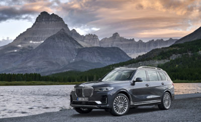 Μία νέα διάσταση στην πολυτέλεια: Η πρώτη BMW X7 στην ιστορία της μάρκας συνδυάζει την εμφάνιση, την αποκλειστικότητα και την ευρυχωρία ενός πολυτελούς αυτοκινήτου με την προσαρμοστικότητα και ευελιξία ενός Sports Activity Vehicle (SAV). Παραγωγή στο εργοστάσιο της BMW στο Spartanburg (ΗΠΑ). Στην αγορά από το Μάρτιο του 2019. Η ‘ναυαρχίδα’ της οικογένειας BMW X έχει μήκος 5.151 mm, πλάτος 2.000 mm, ύψος 1.805 mm, και μεταξόνιο 3.105 mm. Με κύρια συστατικά την αισθητική σαφήνεια και την ακρίβεια, η σχεδιαστική γλώσσα αποτυπώνεται στο επιβλητικό εμπρός τμήμα, στα μεγάλα παράθυρα, στη μεγάλη απόσταση από το έδαφος, στη μακριά γραμμή οροφής και στη διαιρούμενη πίσω πόρτα δύο τμημάτων. Αποκλειστικές πινελιές με εκτενή χρήση χρωμιωμένων στοιχείων. Προβολείς LED προσφέρονται στάνταρ, το BMW Laserlight είναι προαιρετικό. Αξιοσημείωτη ευρυχωρία και στις τρεις σειρές καθισμάτων. Επτά καθίσματα διατίθενται στάνταρ. Η μεσαία σειρά παραγγέλνεται με δύο ατομικά καθίσματα comfort προαιρετικά. Πλούσιοι χώροι στην τρίτη σειρά, σε συνδυασμό με υποβραχιόνια, ποτηροθήκες και θύρες USB. Όλα τα καθίσματα ρυθμίζονται ηλεκτρικά. Δερμάτινη ταπετσαρία Vernasca, στάνταρ. Ο χώρος αποσκευών κυμαίνεται από 326 L έως 2.120 L. Ζάντες αλουμινίου 20 ιντσών στάνταρ, 21 και 22 ιντσών προαιρετικές. Design Pure Excellence, πακέτο M Sport και αποκλειστικός εξοπλισμός BMW Individual για προηγμένη εξατομίκευση. Αυτόματο σύστημα ελέγχου κλιματισμού τεσσάρων ζωνών, φωτισμός περιβάλλοντος και πανοραμική κρυστάλλινη οροφή τριών τμημάτων, στάνταρ. Αυτόματος έλεγχος κλιματισμού πέντε ζωνών, πακέτο Ambient Air, Πανοραμική κρυστάλλινη οροφή Sky Lounge, χειριστήρια με χρήση κρυστάλλινων στοιχείων, Ηχοσύστημα Bowers & Wilkins Diamond Surround και σύστημα ψυχαγωγίας πίσω επιβατών Professional, προαιρετικό. Αεροελατήρια και στους δύο άξονες και προσαρμοζόμενη ανάρτηση (Adaptive) με ηλεκτρονικά ελεγχόμενους αποσβεστήρες, στάνταρ. Integral Active Steering και Executive Drive Pro με ενεργές αντιστρεπτικές δοκούς, προαιρετικά. Διαφορικό M Sport στάνταρ στην BMW X7 M50d (κατανάλωση καυσίμου στο μικτό κύκλο: 7,4 – 7,0 l/100 km, εκπομπές CO2 στο μικτό κύκλο: 193 – 185 g/km) και προαιρετικό στην BMW X7 xDrive50i (κατανάλωση καυσίμου στο μικτό κύκλο: 11,4 l/100 km, CO2 στο μικτό κύκλο: 261 g/km) και BMW X7 xDrive40i (κατανάλωση καυσίμου στο μικτό κύκλο: 9,0 – 8,7 l/100 km, εκπομπές CO2 στο μικτό κύκλο: 205 – 198 g/km). Προαιρετικό Off-Road επιτρέπει την επιλογή προγραμμάτων οδήγησης xSand, xGravel, xRocks και xSnow μέσω μπουτόν. Πλήρης γκάμα προηγμένων συστημάτων υποστήριξης οδηγού (η διαθεσιμότητα διαφέρει, ανάλογα με την αγορά). Active Cruise Control με λειτουργία Stop & Go, Driving Assistant Professional με Steering και lane control assistant, Lane Change Warning και Lane Departure Warning, Lane Keeping Assistant και προστασία από πλευρική σύγκρουση, υποστήριξη ελιγμού αποφυγής εμποδίου, Προειδοποίηση Διέλευσης κυκλοφορίας (Crossing traffic warning), Προειδοποίηση Προτεραιότητας (Priority warning) και Προειδοποίηση Πορείας στο αντίθετο ρεύμα (Wrong-way warning). Τελευταία γενιά BMW Head-Up Display. Emergency Stop Assistant (δεν διατίθεται στην Ευρώπη). Parking Assistant με νέα κάμερα οπισθοπορείας και Reversing Assistant, στάνταρ. BMW Live Cockpit Professional με BMW Operating System 7.0 στάνταρ. Πλήρως ψηφιακός πίνακας οργάνων με Control Display και στις δύο περιπτώσεις με οθόνη 12,3 ιντσών. Η λειτουργία του BMW Operating System 7.0 είναι φιλική προς τον χρήστη, προσφέροντας πολλαπλές επιλογές ελέγχου (multimodal): μέσω οθόνης αφής, iDrive Controller, διακοπτών στο τιμόνι, voice control και αναγνώρισης χειρονομιών. Το BMW Intelligent Personal Assistant υποδύεται το ρόλο ενός ψηφιακού συνοδηγού και ειδήμονα του αυτοκινήτου και ενεργοποιεί συστήματα και υπηρεσίες. Λειτουργεί με φωνητικές εντολές στην καθομιλουμένη. Το BMW Digital Key επιτρέπει στους πελάτες να χρησιμοποιούν το κινητό τους για πρόσβαση στο αυτοκίνητο και εκκίνηση του κινητήρα. Remote Software Upgrade ενημερώνει ασύρματα τις λειτουργίες του αυτοκινήτου. Εκδόσεις μοντέλου στο λανσάρισμα : BMW X7 xDrive40i: Εξακύλινδρος εν σειρά βενζινοκινητήρας, οκτατάχυτο κιβώτιο Steptronic. Κυβισμός: 2.998 cc, ισχύς: 250 kW/340 hp στις 5.500 – 6.500 rpm, μέγιστη ροπή: 450 Nm στις 1.500 – 5.200 rpm. Επιτάχυνση [0 – 100 km/h]: 6,1 δευτερόλεπτα, τελική ταχύτητα: 245 km/h. Κατανάλωση καυσίμου στο μικτό κύκλο: 9,0 – 8,7 l/100 km, Εκπομπές CO2 στο μικτό κύκλο: 205 – 198 g/km, πρότυπο εκπομπών ρύπων: EU6d-TEMP. BMW X 7 xDrive 50 i (δεν διατίθεται στην Ευρώπη): V8 βενζινοκινητήρας, οκτατάχυτο κιβώτιο Steptronic. Κυβισμός: 4.395 cc, ισχύς: 340 kW/462 hp στις 5.200 – 6.000 rpm, μέγιστη ροπή: 650 Nm στις 1.500 – 4.750 rpm. Επιτάχυνση [0 – 100 km/h]: 5,4 δευτερόλεπτα, τελική ταχύτητα: 250 km/h. Κατανάλωση καυσίμου στο μικτό κύκλο: 11,4 l/100 km, Εκπομπές CO2 στο μικτό κύκλο: 261 g/km, πρότυπο εκπομπών ρύπων: EU6d-TEMP. BMW X 7 xDrive 30 d : Εξακύλινδρος εν σειρά κινητήρας diesel, οκτατάχυτο κιβώτιο Steptronic. Κυβισμός: 2.993 cc, ισχύς: 195 kW/265 hp στις 4.000 rpm, μέγιστη ροπή: 620 Nm στις 2.000 – 2.500 rpm. Επιτάχυνση [0 – 100 km/h]: 7,0 δευτερόλεπτα, τελική ταχύτητα: 227 km/h. Κατανάλωση καυσίμου στο μικτό κύκλο: 6,8 – 6,5 l/100 km, Εκπομπές CO2 στο μικτό κύκλο: 178 – 171 g/km, πρότυπο εκπομπών ρύπων: EU6d-TEMP. BMW X 7 M 50 d : Εξακύλινδρος εν σειρά κινητήρας diesel, οκτατάχυτο κιβώτιο Steptronic. Κυβισμός: 2.993 cc, ισχύς: 294 kW/400 hp στις 4.400 rpm, μέγιστη ροπή: 760 Nm στις 2.000 – 3.000 rpm. Επιτάχυνση [0 – 100 km/h]: 5,4 δευτερόλεπτα, τελική ταχύτητα: 250 km/h. Κατανάλωση καυσίμου στο μικτό κύκλο: 7,4 – 7,0 l/100 km, Εκπομπές CO2 στο μικτό κύκλο: 193 – 185 g/km, πρότυπο εκπομπών ρύπων: EU6d-TEMP.