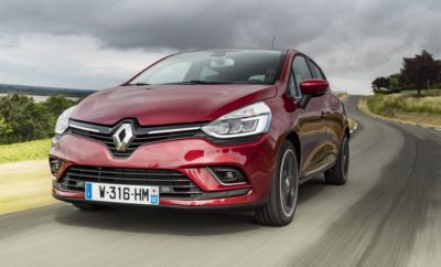 Το πλουσιότερο Renault CLIO, τώρα πιο προσιτό από ποτέ Η κορυφαία έκδοση Dynamic του αγαπημένου Renault CLIO που εξοπλίζεται με τον σύγχρονο turbo βενζινοκινητήρα Energy 0.9 TCe 75hp, τώρα με τιμή 12.980€. Το Renault CLIO αποτελεί ένα από τα πιο εμβληματικά μοντέλα της σύγχρονης αυτοκίνησης. Με 28 χρόνια ιστορίας και πάνω από 13.000.000 αυτοκίνητα στους δρόμους, η 4η γενιά του CLIO παραμένει φρέσκια και επίκαιρη, συνεχίζοντας να οδηγεί την Renault στις κορυφαίες θέσεις των πωλήσεων πανευρωπαϊκά. Οι αξίες που το φέρνουν στην κορυφή είναι αδιαμφισβήτητες. Πρόκειται για το μοντέλο που μεταφέρει με τον πιο χαρισματικό τρόπο τις οδηγικές αξίες της γαλλικής σχολής της Renault, συνδυάζοντας αρμονικά την κορυφαία άνεση με την οδηγοκεντρική αίσθηση στην οδήγηση. Η νέα σχεδιαστική γλώσσα της Renault, δημιούργημα του Laurens van den Acker, έχει βρει στο CLIO την ιδανική έκφρασή της, σε ένα αποτέλεσμα διαχρονικά μοντέρνο και ελκυστικό. Η τεχνολογία αποτελεί ξεχωριστό κεφάλαιο για το CLIO, αφού αποτυπώνεται τόσο στον εξοπλισμό του, όσο και στους κινητήρες του. Η κορυφαία έκδοση Dynamic είναι αυτή που συμπυκνώνει με τον καλύτερο τρόπο την τεχνολογική αρτιότητα του γαλλικού best seller. O εξοπλισμός της έκδοσης Dynamic περιλαμβάνει, μεταξύ άλλων, κάρτα Renault Hands Free, αυτόματο κλιματισμό, ζάντες αλουμινίου, εμπρός και πίσω αισθητήρες παρκαρίσματος, σύστημα πλοήγησης με οθόνη 7 ιντσών, κάμερα οπισθοπορείας και προβολείς Full LED Pure Vision. Τώρα, η κορυφαία και πιο δημοφιλής έκδοση Dynamic του Renault CLIO είναι διαθέσιμη, για πρώτη φορά, με τιμή μόλις 12.980€, εξοπλισμένη με τον σύγχρονο turbo βενζινοκινητήρα, Energy 0.9 TCe των 75 ίππων. Ο κινητήρας Energy 0.9 TCe, αποτελεί έναν από τους πιο εξελιγμένους υπερτροφοδοτούμενους βενζινοκινητήρες νέας γενιάς. Εφοδιασμένος με μία σειρά προηγμένων τεχνολογιών που έχουν εξελιχθεί μέσα από την επιτυχημένη εμπλοκή της Renault με τη Formula 1, προσφέρει σημαντικά οφέλη στην καθημερινή χρήση. Η χρήση turbo σε συνδυασμό με το συνολικό σχεδιασμό του κινητήρα, επιτρέπουν στον 0.9 TCe να έχει εξαιρετική ελαστικότητα, προσφέροντας δυνατό τράβηγμα από τις χαμηλές στροφές, στοιχείο που τον καθιστά ως έναν από τους πιο οικονομικούς και φιλικούς προς το περιβάλλον, ευχάριστους αλλά και τεχνολογικά προηγμένους κινητήρες στην κατηγορία του. Συνοδευόμενο από 5 χρόνια εργοστασιακή εγγύηση, 3 χρόνια δωρεάν Οδική Βοήθεια και 6 μήνες δωρεάν ασφάλιση, το Renault CLIO 0.9 TCe 75hp αναδεικνύεται στην πιο ολοκληρωμένη και δελεαστική πρόταση της κατηγορίας του, που δύσκολα της αντιστέκεσαι. Για περισσότερες πληροφορίες, τόσο για το Renault CLIO 0.9 TCe 75hp όσο και για την υπόλοιπη γκάμα Renault, το κοινό μπορεί να απευθυνθεί στο Δίκτυο Εξουσιοδοτημένων Διανομέων Renault ή στο www.renault.gr.