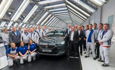 Ξεκινάει η παραγωγή του SEAT Tarraco στο Wolfsburg / Η ναυαρχίδα της μάρκας στη γραμμή παραγωγής στο Wolfsburg μαζί με μοντέλα της Volkswagen / Οι συνέργειες στα πλαίσια του Ομίλου συμβάλλουν σε αποτελεσματική παραγωγή / Το νέο Tarraco βρίσκεται στην κορυφή της οικογένειας SUV της SEAT, ως ο μεγαλύτερος αδελφός των Ateca και Arona Μετά από 20 περίπου χρόνια, το εργοστάσιο της Volkswagen στο Wolfsburg κατασκευάζει μοντέλο άλλης μάρκας του Ομίλου: το SEAT Tarraco. Το ισπανικό SUV, το οποίο αναπτύχθηκε και σχεδιάστηκε στη Βαρκελώνη «εκμεταλλεύεται» τις συνέργειες που προέκυψαν με αφορμή την πλατφόρμα παραγωγής MQB. Στο Wolfsburg, το ισπανικό μοντέλο θα κατασκευάζεται στην ίδια γραμμή παραγωγής μαζί με τα Volkswagen Tiguan και Touran. Το βήμα προς την παραγωγή πολλαπλών μαρκών θα ενισχύσει την ανάπτυξη της παραγωγικής ικανότητας του κεντρικού εργοστασίου της Volkswagen. Η παραγωγή του Tarraco στο Wolfsburg αποτελεί μέρος του «Συμφώνου για το Μέλλον» που σύναψε η Volkswagen με το Συμβούλιο Εργασίας στα τέλη του 2016. Το σύμφωνο αφορά ένα εκτεταμένο χρονοδιάγραμμα για τη βελτίωση της οικονομικής βιωσιμότητας της μάρκας Volkswagen και την τοποθέτηση της εταιρείας σε σταθερή βάση ανάπτυξης για το μέλλον. Ο SEAT Vice-President for Research & Development, Dr. Matthias Rabe δήλωσε: «Το Tarraco σχεδιάστηκε και αναπτύχθηκε πλήρως στην Ισπανία από την SEAT. Με τη συνεργασία μίας πραγματικά ενθουσιώδους ομάδας στο εργοστάσιο στο Wolfsburg, το όχημα προετοιμάστηκε για να μπει στη γραμμή παραγωγής σε πολύ σύντομο χρονικό διάστημα. Το γεγονός αυτό ενίσχυσε ακόμα περισσότερο τους στενούς δεσμούς μεταξύ SEAT και Volkswagen». Ο SEAT Vice-President for Production and Logistics, Dr. Christian Vollmer εξήγησε: «Το SEAT Tarraco φανερώνει τη συνεργασία μεταξύ των μαρκών του Ομίλου Volkswagen προκειμένου να προκύψουν συνέργειες. Αυτό το νέο SUV μας επιτρέπει να μπούμε να μία νέα κατηγορία, να αποκτήσουμε όγκο πωλήσεων, να ενισχύσουμε την εικόνα της μάρκας και να αυξήσουμε την ικανότητα μας να δημιουργούμε περιθώρια κέρδους». Ο Dr. Andreas Tostmann, Volkswagen Board Member for Production δήλωσε: «Ένα ικανό παγκόσμιο δίκτυο παραγωγής σε όλο τον Όμιλο αποτελεί έναν από τους μεγαλύτερους μοχλούς βελτίωσης της αποτελεσματικότητας. Το SEAT Tarraco είναι ένα παράδειγμα του τρόπου με τον οποίο περισσότερα εργοστάσια εντός του δικτύου παραγωγής του Ομίλου θα κατασκευάζουν οχήματα για πολλές μάρκες του Ομίλου την ίδια στιγμή στο μέλλον». Αυτή είναι η πέμπτη φορά που το κεντρικό εργοστάσιο της Volkswagen στο Wolfsburg κατασκεύασε μοντέλο για άλλη μάρκα του Ομίλου. Εκεί παραγόταν το SEAT Arosa από τα τέλη του 1996 μέχρι το 1998. Επιπλέον, το εργατικό δυναμικό στο Wolfsburg παρήγαγε το Audi 50 από το 1974 έως το 1978, το Audi 80 από το 1994 μέχρι το 1998 και το Audi 100 από το 1993 έως το 1997. Το Audi 50 ήταν σε μεγάλο βαθμό πανομοιότυπο με το Polo το οποίο συναρμολογείτο στο Wolfsburg από το 1975 ενώ τώρα παράγεται στο εργοστάσιο της Παμπλόνα στην Ισπανία.