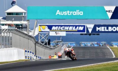 Η Michelin ταξιδεύει νότια για το δεύτερο σκέλος των αγώνων, που διεξάγονται στο διάστημα των τριών εβδομάδων, και σε έναν αγώνα με ιδιαίτερη σημασία – το Michelin® Australian Motorcycle Grand Prix που διεξάγεται στην πίστα του Phillip Island το ερχόμενο σαββατοκύριακο. Ενόψει του 17ου γύρου του Παγκοσμίου Πρωταθλήματος MotoGP™, οι ομάδες και όλος ο κόσμος των Paddock ταξιδεύουν για να περάσουν τον Ισημερινό για δεύτερη φορά μέσα στη σεζόν, για να βρεθούν σε μία από τις πιο συναρπαστικές και απαιτητικές πίστες του πρωταθλήματος. Η πίστα των 4.448μ αποτελεί μία από τις πιο γρήγορες του πρωταθλήματος. Οι υψηλές ταχύτητες και η ροή που έχει στο σύνολο βάζει σε μία από τις πιο σκληρές δοκιμασίες που έχουν να αντιμετωπίσουν τα ελαστικά σύμφωνα με τη Michelin. Οι γρήγορες σε ταχύτητα και με ροή στροφές της δημιουργούν υψηλή θερμοκρασία στα ελαστικά με αποκορύφωμα την τελευταία στροφή της πίστας. Στην τελευταία στροφή, οι θερμοκρασίες που αναπτύσσουν τα ελαστικά είναι οι υψηλότερες από κάθε άλλη από τις 278 στροφές των πιστών του MotoGP στη διάρκεια των 19 αγώνων της χρονιάς. Οι απαιτήσεις της πίστας όσων αφορά τα ελαστικά είναι μεγάλες, αφού θα πρέπει να ληφθεί υπόψη η μεγάλη πίεση που δημιουργείται σε αυτά και η ανάποδη φορά της πίστας με τις επτά αριστερές και τις πέντε δεξιές στροφές. Σε αυτά προστίθεται η ανάγκη να έρθει το ελαστικό άμεσα στη θερμοκρασία λειτουργίας, λόγω των χαμηλών θερμοκρασιών που επικρατούν αυτή την εποχή στην πίστα, που σημαίνει ότι η Michelin θα πρέπει να παρέχει ένα εξειδικευμένο ελαστικό για αυτές τις απαιτήσεις που θα αποδώσει καλά στο ομώνυμο Grand Prix. Η ίδια η Michelin ονομάζει τα συγκεκριμένα ελαστικά ως ελαστικά του Phillip Island, μιας και πληρούν τα απαιτούμενα χαρακτηριστικά της πίστας που θα δώσουν στους οδηγούς την εμπιστοσύνη που χρειάζονται για να πιέσουν τα όριά τους. Ως αποτέλεσμα, θα αυξηθεί ο συναγωνισμός, ο αγώνας θα είναι πιο συναρπαστικός, όπως άλλωστε τον απόλαυσε και πέρυσι το κοινό στην Αυστραλία και όπως έχουν απολαύσει οι θεατές το πρωτάθλημα του 2018 σε όλες τις πίστες. Ασύμμετρης σχεδίασης θα είναι τα MICHELIN Power Slicks για τον εμπρός και τον πίσω τροχό – μία από τις τρεις φορές που παρουσιάζεται αυτή η ιδιαιτερότητα σε όλη τη σεζόν, όπως στο Sachsenring και τη Valencia. Σε μαλακό, μεσαίο και σκληρό μείγμα γόμας θα είναι διαθέσιμα τα ειδικά σχεδιασμένα για αυτή την πίστα ελαστικά, όπου το αριστερό τμήμα του πέλματος των ελαστικών θα φέρει πιο σκληρό μείγμα γόμας για να ανταπεξέλθει με τις μεγαλύτερες απαιτήσεις που αντιμετωπίζουν τα ελαστικά από αυτή την πλευρά, λόγω της αυξημένης θερμοκρασίας. Από την άλλη, το αριστερό τμήμα του πέλματος θα διαθέτει μαλακότερο μείγμα γόμας ειδικά σχεδιασμένο για να θερμαίνεται γρήγορα και να παρέχει στους αναβάτες την πρόσφυση που χρειάζονται σε αυτές τις στροφές. Η τοποθεσία όπου βρίσκεται η πίστα είναι πραγματικά μαγευτική, καθώς βρίσκεται στους λόφους του Philip Island με θέα στο ξέφωτο του Bass Strait και τη θάλασσα της Τασμανίας, μία περιοχή με ιδιαίτερα άστατες καιρικές συνθήκες, όπου υπάρχει πιθανότητα να προκύψει καταρρακτώδης βροχή, έως και ανεμοθύελλα. Έχοντας υπόψη αυτές τις πιθανότητες για αυτή την περίοδο του χρόνου – είναι Άνοιξη στην Αυστραλία αυτή την εποχή- η Michelin θα έχει διαθέσιμη και την γκάμα των ελαστικών MICHELIN Power Rain για τις συνθήκες βροχής. Αυτά τα ελαστικά μπορούν να χρησιμοποιηθούν με ακρίβεια, έχοντας υπόψη τις απαιτήσεις της πίστας, και θα είναι διαθέσιμα σε μαλακό και μεσαίο μείγμα γόμας σε συμμετρική σχεδίαση για τον μπροστινό τροχό και στα ίδια μείγματα γομών, αλλά ασύμμετρης σχεδίασης ελαστικά για τον πίσω τροχό. Ο αγώνας Michelin® Australian Motorcycle Grand Prix είναι προγραμματισμένος να ξεκινήσει την Παρασκευή 26 Οκτωβρίου με τα δύο σκέλη των ελεύθερων δοκιμών της Παρασκευής. Επιπλέον δυο σκέλη δοκιμών θα ακολουθήσουν το Σάββατο πριν τις κατατακτήριες δοκιμές που θα καθορίσουν τις θέσεις των αναβατών στη σχάρα της εκκίνησης στον αγώνα των 27 γύρων. Την Κυριακή στις 28 Οκτωβρίου θα πραγματοποιηθεί ο τρίτος κατά σειρά αγώνας Michelin® Australian Grand Prix, που η εκκίνησή του θα γίνει στις 16:00 το απόγευμα (τοπική ώρα). Piero Taramasso – Michelin Motosport Two-Wheel Manager: «Ο αγώνας του Phillip Island έχει ξεχωριστή σημασία για όλους εμάς που εργαζόμαστε στη Michelin, καθώς η εταιρεία είναι ο βασικός υποστηρικτής του αγώνα, κι αυτό μας κάνει να τον βλέπουμε σαν το «δικό μας» αγώνα. Αν σε αυτό προσθέσει κανείς το γεγονός ότι η αγορά της Ασίας-Ωκεανίας είναι πολύ σημαντική, τότε αντιλαμβάνεται το μέγεθος της υπόθεσης. Η πίστα από μόνη της αποτελεί μία ξεχωριστή πρόκληση για τη Michelin, αφού βάζει τα ελαστικά κάτω από ένα μοναδικό στρες που δεν το συναντάμε σε καμία άλλη πίστα. Τα ελαστικά μας χρειάζεται να ανταπεξέλθουν κάτω από πολύ γρήγορους γύρους στην ανισόπεδη σχεδίαση της πίστας που φέρει στροφές με υψηλές ταχύτητες. Κατά συνέπεια πρέπει να μπορούν να αποδώσουν κάτω από αυτές τις συνθήκες καθώς επίσης να έρχονται γρήγορα στη θερμοκρασία λειτουργίας τους, γιατί η θερμοκρασία μπορεί να είναι ακόμη χαμηλή στην περιοχή, όπως έχουμε διαπιστώσει στο παρελθόν. Η εταιρεία τρέφει μεγάλο σεβασμό για τη συγκεκριμένη πίστα και δίνει μεγάλη σημασία στην προετοιμασία της, γι’αυτό το λόγο άλλωστε έχει σχεδιάσει ένα ξεχωριστό ελαστικό για το Phillip Island. Είναι πολύ σημαντικό για μας να έχουμε τις καλύτερες δυνατές επιδόσεις στον αγώνα Michelin® Australian Motorcycle Grand Prix και σίγουρα θα το καταφέρουμε – και παρόλο που ο περσινός αγώνας ήταν ιδιαίτερα συναρπαστικός, θα φροντίσουμε έτσι ώστε ο φετινός να είναι ακόμη καλύτερος»!