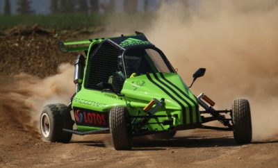 EKO Racing Dirt Games: Αλλαγή σκηνικού! Ο 3ος γύρος του EKO Racing Dirt Games βρίσκεται προ των πυλών, με 55 συμμετέχοντες να ετοιμάζονται για μια αναμέτρηση στην πίστα του μηχανοκίνητου αθλητισμού του Δήμου Χαλκίδας, η οποία και θα είναι τελείως διαφορετική σε σχέση με το παρελθόν. Σε αντίθεση με τις δύο προηγούμενες συναντήσεις, όπου οι πρωταγωνιστές του θεσμού αναμετρήθηκαν στις πίστες του Ιπποδρόμου Αθηνών στο Μαρκόπουλο και το Διαδρόμιο, η διαδρομή των 2,2 χιλιομέτρων στη Χαλκίδα αποτελεί μια τελείως διαφορετική πρόκληση. Τα χαρακτηριστικά της θυμίζουν πολύ περισσότερο ειδική διαδρομή αγώνα ράλλυ, γεγονός που απαιτεί άλλη προσέγγιση από τους οδηγούς, αλλάζοντας πιθανότατα και τις ισορροπίες. Παράλληλα, δεν πρέπει να λησμονούμε ότι το Δεκέμβριο του 2016 στο συγκεκριμένο χώρο ουσιαστικά γεννήθηκε η ιδέα και μπήκαν οι βάσεις του Dirt Games, με τη συνέχεια να είναι αυτή που παρακολουθούμε σήμερα, και διαθέτοντας όλες τις απαραίτητες προϋποθέσεις να λάμψει ακόμα περισσότερο στο μέλλον. Την ευθύνη οργάνωσης του αγώνα έχει το Αγωνιστικό Σωματείο Μηχανοκίνητου Αθλητισμού με την βοήθεια του Δ.Α.Ο.Π.ΠΕ.Χ ενώ για δεύτερη συνεχόμενη φορά θα αποτελέσει και γύρο του Timed Rally Challenge και συγκεκριμένα τον 4ο. Ο 3ος γύρος του ΕΚΟ Racing Dirt Games είναι ιδιαίτερα σημαντικός, με δεδομένο το γεγονός ότι απομένουν τρεις ακόμα αγώνες για την ολοκλήρωση του θεσμού. Οι επικεφαλής του Κυπέλλου και των Επάθλων δεν έχουν περιθώρια για απώλειες, την ώρα που όσοι ακολουθούν διεκδικώντας τα πρωτεία γνωρίζουν πως οι ευκαιρίες για ανατροπή ελαττώνονται. Έτσι, στην κατηγορία των 600 κ.εκ. ο επικεφαλής της βαθμολογίας, Γιώργος Ζυμαρίδης, με το SR Kartcross μπορεί να έχει μία μικρή διαφορά ασφαλείας, αλλά αυτό δεν αναιρεί το γεγονός ότι βασικός του στόχος θα είναι για ακόμα μία φορά η νίκη. Όμως, ο συναγωνισμός αναμένεται να είναι πιο έντονος από κάθε άλλη φορά, αφού μία σειρά οδηγών μοιάζουν ικανοί να ανέβουν στο ψηλότερο σκαλί του βάθρου! Ο Γιάννης Χεκιμιάν με το Speedcar Xtrem, ο οποίος και είχε κερδίσει στην αυλαία στον Ιππόδρομο Αθηνών, θα προσπαθήσει να καλύψει το χαμένο έδαφος της εγκατάλειψης στο Διαδρόμιο. Την ίδια ώρα, ο Άρης «Ιαβέρης» με το Planet Kartcross Kamikaz 2 θέλει να συνεχίσει τις καλές του εμφανίσεις μετά την κατάκτηση της 2ης θέσης στον αγώνα του Διαδρομίου και να σημειώσει την πρώτη του νίκη στο θεσμό. Κάτι που είναι ικανός να καταφέρει και ο περσινός νικητής στην κατηγορία Open, Νώντας Καρανικόλας, που, μετά το βάθρο στο Διαδρόμιο στην πρώτη του με το La-Base, στοχεύει ακόμα ψηλότερα! Υπολογίσιμη δύναμη στην κατηγορία αποτελεί παραδοσιακά ο Κωνσταντίνος Χριστόπουλος με το Speedcar, που επίσης θέλει να επιστρέψει στις κορυφαίες θέσεις της βαθμολογίας μετά την ατυχία στο Διαδρόμιο. Σαφώς δεν πρέπει να ξεχνάμε και την ομάδα της Semog, με τον «Filon» να αποτελεί ήρεμη δύναμη, ικανό να σημειώσει εξαιρετικούς χρόνους, αλλά και τον νεαρό Παναγιώτη Ρουστέμη, που στο Διαδρόμιο άφησε υποσχέσεις με τις επιδόσεις του. Με Semog Trophy, όμως, θα δούμε και τον Κυπελλούχο Χώματος το 2014, Γιάννη Ακράτο, ο οποίος αποδεδειγμένα διαθέτει ταχύτητα σε αυτού του είδους την επιφάνεια, και θα διεκδικήσει επίσης το κάτι παραπάνω. Βέβαια, όλοι οι προαναφερθέντες θα βρουν απέναντί τους δύο γνωστούς και εξαιρετικά ταλαντούχους οδηγούς από το χώρο των αγώνων, οι οποίοι επιστρέφουν στη δράση μετά την απουσία τους από το Διαδρόμιο. Ο λόγος για τους Τάκη Καϊτατζή και Στέφανο Καμιτσάκη, που στη Χαλκίδα θα κάνουν την επίσημη πρώτη τους εμφάνιση με το Planet Kartcross Kamikaz 2! Στην κατηγορία των 750 κ.εκ., η κατάσταση είναι σαφώς πιο ξεκάθαρη, με τους Χαράλαμπο Γαζετά και Νίκο Αθηναίο, αμφότερους με Speedcar Xtrem, να δίνουν μάχη στήθος με στήθος για την κατάκτηση του Επάθλου. Οι δυο τους μοιράζονται τις νίκες στους δύο προηγούμενους γύρους του θεσμού και γνωρίζουν ότι πλέον τα λάθη απαγορεύονται. Ειδικά από τη στιγμή που οι Μιχάλης Τακιδέλης με το Speedcar και Κώστας Σωτηρόπουλος με το SR Kartcross παραμονεύουν για να εκμεταλλευτούν το παραμικρό στραβοπάτημα. Μια αμφίρροπη αναμέτρηση, αλλά με σπουδαίο διακύβευμα. Δεν είναι όμως μόνο οι χωμάτινες φόρμουλες που θα συγκεντρώσουν το ενδιαφέρον, αλλά και η κατηγορία των αυτοκινήτων. Ο Παναγιώτης Ρουστέμης -εκτός από το Semog- θα οδηγήσει και το Mitsubishi Lancer δέκατης γενιάς, με στόχο να επαναλάβει την επιτυχία του στο Διαδρόμιο. Όμως, αυτήν τη φορά απέναντί του θα βρει τον Λευτέρη Αλυγιζάκη, που διακρίνεται για την ταχύτητά του με το Lancer ένατης γενιάς, αλλά και τους μετρ του χώματος, Πάνο Κωνσταντάκο και Χρήστο Παλαιολόγο, με Lancer έβδομης και όγδοης γενιάς, αντίστοιχα. Φυσικά, δε θα λείψουν και παρουσίες όπως του Γιώργου Βασιλάκη με το εντυπωσιακό Ford Fiesta R5, αλλά και του Σταμάτη Αθανάσουλα με το μπλε στα χρώματα της εργοστασιακής ομάδας Subaru Impreza 555! Ενδιαφέρον, όμως, θα έχουν και οι μάχες στις μικρότερες κατηγορίες, όπως των Κώστα Μαχαίρα με το Citroen Saxo και Γιάννη Καββαδία με το Peugeot 206. Ο αγώνας, ο οποίος τελεί υπό την αιγίδα του Δήμου Χαλκιδέων και την υποστήριξη του MyKteo του Ομίλου Θαλάσση, θα ξεκινήσει την Κυριακή στις 10 π.μ και οι οδηγοί θα κάνουν τέσσερα περάσματα εκ των οποίων θα μετρήσουν τα τρία καλύτερα. Σημειώστε ότι, σε αντίθεση με τους δύο προηγούμενους γύρους του θεσμού, στη Χαλκίδα δε θα πραγματοποιηθεί Track Day το Σάββατο πριν από τον αγώνα. Κάτι που σημαίνει ότι οι οδηγοί θα πραγματοποιήσουν τις αναγνωρίσεις της διαδρομής την προηγούμενη μέρα του αγώνα με πολιτικά αυτοκίνητα στα πρότυπα των ράλλυ. Τέλος, δεν πρέπει να ξεχνάμε πως ο θεσμός για το 2018... τρέχει με την premium βενζίνη EKO Racing 100 και με τα φτερά του Red Bull, ενώ τον υποστηρίζουν η Subaru Πλειάδες Motors και η USAG Greece. Χορηγός τεχνολογίας είναι η Garmin Greece, η Racecraft είναι χορηγός εξοπλισμού, με την COSMOTE TV και το περιοδικό 4TΡΟΧΟΙ να έχουν αναλάβει το ρόλο των χορηγών επικοινωνίας, ενώ το συνδρομητικό κανάλι καλύπτει το θεσμό τηλεοπτικά!_