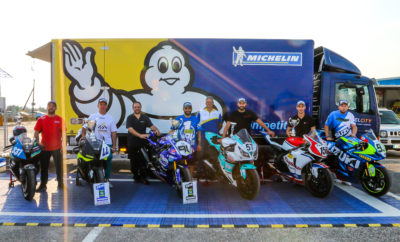 Διπλή επιτυχία για τη Michelin στο Πανελλήνιο Πρωτάθλημα Ταχύτητας Τα ελαστικά MICHELIN κέρδισαν στις κατηγορίες Supersport και Superbike στο φετινό Πανελλήνιο Πρωτάθλημα Ταχύτητας της ΑΜΟΤΟΕ, εξασφαλίζοντας επιδόσεις που κερδίζουν στο Λευτέρη Πίππο και στο Σταύρο Τριντή. Συγκεκριμένα, με τα MICHELIN Power Slic Performance, ο Λευτέρης Πίππος κατέκτησε το πρωτάθλημα στην κατηγορία Superbike, με τη Yamaha R1. Στην τρίτη θέση του βάθρου των Superbikes αναδείχτηκε ο Φώτης Τσαλίκης, επίσης με τα MICHELIN Power Slic Performance στη Honda CBR 1000RR. Επιλέγοντας για πρώτη φορά τα MICHELIN Power Cup Performance, ο Σταύρος Τριντής κατέκτησε το πρώτο του πρωτάθλημα στην κατηγορία Supersport, με τη Honda CBR 600RR. Αξίζει να αναφερθεί ότι πρόκειται για το τρίτο συνεχόμενο Πρωτάθλημα Supersport που κατακτά η Michelin, μετά τις επιτυχίες του Μιχάλη Κουτσουμπού το 2016 και το 2017. «Ήμουν σίγουρος για την απόδοση των ελαστικών μου σε όλη τη διάρκεια του αγώνα. Έτσι, επιτέθηκα στον αντίπαλό μου στον προτελευταίο γύρο του αγώνα, στα φρένα της μεγάλης ευθείας προσπέρασα με επιτυχία, κέρδισα τον αγώνα και κατέκτησα το Πρωτάθλημα», τόνισε ο Λευτέρης Πίππος αφού στέφθηκε Πρωταθλητής. «Για το μεγαλύτερο ποσοστό της φετινής επιτυχίας οφείλω ένα μεγάλο ευχαριστώ στη Michelin. Δεν πίστευα ότι θα έχω το καλύτερο κράτημα για όλη τη διάρκεια του αγώνα», υπογράμμισε ο Σταύρος Τριντής μετά την κατάκτηση του Πρωταθλήματος. «Είμαστε υπερήφανοι με τα αποτελέσματα του φετινού Πρωταθλήματος, καθώς είδαμε τα ελαστικά MICHELIN να αποδίδουν στο έπακρο σε όλες τις πίστες και κάτω από δύσκολες συνθήκες! Το πιο σημαντικό, όμως, είναι ότι εξασφάλισαν κορυφαίες επιδόσεις στους αναβάτες, συνεχώς, μέχρι και τον τελευταίο γύρο. Θερμά συγχαρητήρια στους πιλότους μας, μαζί με τους οποίους κατακτήσαμε τα δύο φετινά Πρωταθλήματα καθώς και πολλές πρώτες θέσεις στο βάθρο και χαρίσαμε μοναδικές στιγμές στο κοινό. Τα ελαστικά MICHELIN, άλλωστε, αξιοποιούν την ειδική τεχνογνωσία που παίρνουν από τις κορυφαίες διοργανώσεις μηχανοκίνητου αθλητισμού σε όλον τον κόσμο, για να τη μεταφέρουν στα ελαστικά που χρησιμοποιούμε όλοι μας στο δρόμο, κάθε μέρα», δήλωσε ο Ντίνος Πετρής, Commercial & Product Marketing Manager για τα προϊόντα 2 Τροχών στη Michelin Ελλάδας.