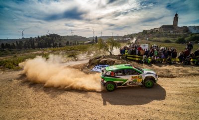 Κυριαρχία της SKODA Fabia R5 στη WRC 2 και στην Ισπανία • Δεύτερη συνεχόμενη νίκη με τη SKODA Fabia R5 στη WRC 2 για τον 18χρονο Φινλανδό Κάλε Ροβάνπερα, αυτή τη φορά στο Ράλλυ Καταλονίας • Ένα ακόμη «1-2» για τη SKODA την εφετινή χρονιά, το 4ο συνολικά και 10η νίκη σε 12 αγώνες στη WRC 2 • Μία ανάσα πλέον η SKODA από το να κατακτήσει και τις τρεις θέσεις στο βάθρο των νικητών του πρωταθλήματος οδηγών της WRC 2 για το 2018, με τους Κοπέτσκυ, Τίντεμαντ, Ροβάνπερα Δεύτερη συνεχόμενη νίκη για τον 18χρονο Κάλε Ροβάνπερα, που με συνοδηγό τον Γιόννε Χάλτουνεν έφεραν την SKODA Fabia R5 στην 1η θέση στη WRC 2 και στο Ράλλυ Καταλονίας. Με τους 25 βαθμούς της πρώτης θέσης, ο νεαρός Φινλανδός ανέβηκε στην 3η θέση του πρωταθλήματος οδηγών στη WRC 2, την οποία πολύ δύσκολα θα χάσει στον ένα αγώνα που απομένει. Κάτι που σημαίνει ότι η χρονιά θα κλείσει θριαμβευτικά για τη SKODA, αφού, εκτός από το πρωτάθλημα κατασκευαστών που ήδη έχει εξασφαλίσει η SKODA MOTORSPORT, και τα τρία σκαλιά του βάθρου στο πρωτάθλημα οδηγών θα καταλήξουν σε ισάριθμους οδηγούς της! Η τελευταία μέρα του αγώνα ήταν μία κόντρα ανάμεσα στους δύο οδηγούς της SKODA. O Κοπέτσκυ κέρδισε τις 3 από τις 4 ειδικές της ημέρας αλλά αυτό δεν στάθηκε ικανό να του δώσει τη νίκη, καθώς ο Ροβάνπερα ήλεγξε το ρυθμό και τερμάτισε 8,5 δευτερόλεπτα μπροστά του. Ενδεικτικό της κυριαρχίας των Fabia R5 στον αγώνα, το 3ο πλήρωμα της WRC 2 τερμάτισε περισσότερο από 1,5 λεπτό πίσω από το νικητή! Το Ράλλυ Καταλονίας ήταν ο 4ος αγώνας της χρονιάς στον οποίο η SKODA MOTORSPORT κατακτά τις δύο πρώτες θέσεις, ενώ έχει να επιδείξει νίκες σε 10 από τους 12 αγώνες που έχουν διεξαχθεί μέχρι τώρα. Επόμενος αγώνας, τελευταίος της χρονιάς, το Ράλλυ Αυστραλίας, 15-18 Νοεμβρίου. Βαθμολογία οδηγών WRC 2 (μετά από 12 από τους 13 αγώνες) 1. Jan Kopecký (CZE) SKODA, 143 points 2. Pontus Tidemand (SWE), SKODA, 111 points 3. Kalle Rovanperä (FIN), SKODA, 90 points 4. Gus Greensmith (GBR), Ford, 70 points