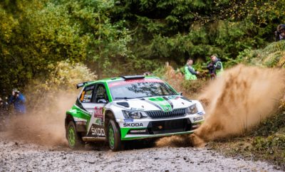 Η SKODA Fabia R5 θριαμβεύει στην WRC 2 και στα δάση της Ουαλίας • Ανήμερα των γενεθλίων του, ο 18χρονος Φινλανδός Κάλε Ροβάνπερα κερδίζει με SKODA Fabia R5 την WRC 2 στο Ράλλυ Ουαλίας • Το 3ο «1-2» για τη SKODA την εφετινή χρονιά και συνολικά 9η νίκη σε 11 αγώνες στη WRC 2 • Με τον τίτλο εξασφαλισμένο, η SKODA MOTORSPORT κάνει επίδειξη ταχύτητας και αξιοπιστίας της Fabia R5 και παράλληλα ποιότητας πληρωμάτων – ο πρωτοπόροι του πρωταθλήματος Κοπέτσκυ-Ντρέσλερ απείχαν Η εξασφάλιση του πρωταθλήματος στην WRC 2 στον προηγούμενο αγώνα, το Ράλλυ Τουρκίας, έδωσε τη δυνατότητα στη SKODA MOTORSPORT για μία επίδειξη δύναμης στο Ράλλυ Ουαλίας – Μεγ. Βρετανίας, που ολοκληρώθηκε χθες. Την ημέρα των 18ων γενεθλίων του, ο Κάλε Ροβάνπερα - με συνοδηγό τον Γιόννε Χάλτουνεν - έφερε την SKODA Fabia R5 στην 1η θέση στη WRC 2, μετά από ένα ταχύτατο και απροβλημάτιστο αγώνα, που συνοδεύτηκε και από πρώτους χρόνους σε κάποιες ειδικές. Για το πλήρωμα από τη Φινλανδία ο συγκεκριμένος αγώνας είχε ιδιαίτερη σημασία, καθώς ο περσινός αγώνας στην Ουαλία ήταν ο παρθενικός τους στο τιμόνι της Fabia R5. Το εφετινό ράλλυ ήταν πολύ διαφορετικό, σε σχέση με ότι μας έχει συνηθίσει η Ουαλία. Η περιορισμένη βροχόπτωση είχε ως αποτέλεσμα την έλλειψη της παραδοσιακής λάσπης, με αποτέλεσμα μεγαλύτερες μέσες και τελικές ταχύτητες στον αγώνα. Και σε αυτές τις συνθήκες η SKODA Fabia R5 επιβεβαίωσε ότι είναι το κυρίαρχο μοντέλο στην WRC 2 την εφετινή χρονιά. Ιδιαίτερα γρήγορη και αξιόπιστη, κατέκτησε τις δύο πρώτες θέσεις στην WRC 2, καθώς οι περσινοί νικητές, Σουηδοί Πόντους Τίντεμαντ / Γιόνας Άντερσσον (Pontus Tidemand / Jonas Andersson) πλασαρίστηκαν στη 2η θέση, ολοκληρώνοντας ένα θριαμβευτικό τριήμερο για τη SKODA. Το Ράλλυ Ουαλίας – Μεγ. Βρετανίας ήταν ο 3ος αγώνας της χρονιάς στον οποίο η SKODA MOTORSPORT κατακτά τις δύο πρώτες θέσεις, ενώ έχει να επιδείξει νίκες σε 9 από τους 11 αγώνες που έχουν διεξαχθεί μέχρι τώρα. Επόμενος αγώνας, προτελευταίος της χρονιάς, το Ράλλυ Καταλονίας, επί ισπανικού εδάφους, 25-28 Οκτωβρίου. Βαθμολογία WRC 2 (μετά από 11 από τους 13 αγώνες) 1. Jan Kopecký (CZE) ŠKODA, 125 points 2. Pontus Tidemand (SWE), ŠKODA, 111 points 3. Gus Greensmith (GBR), Ford, 70 points